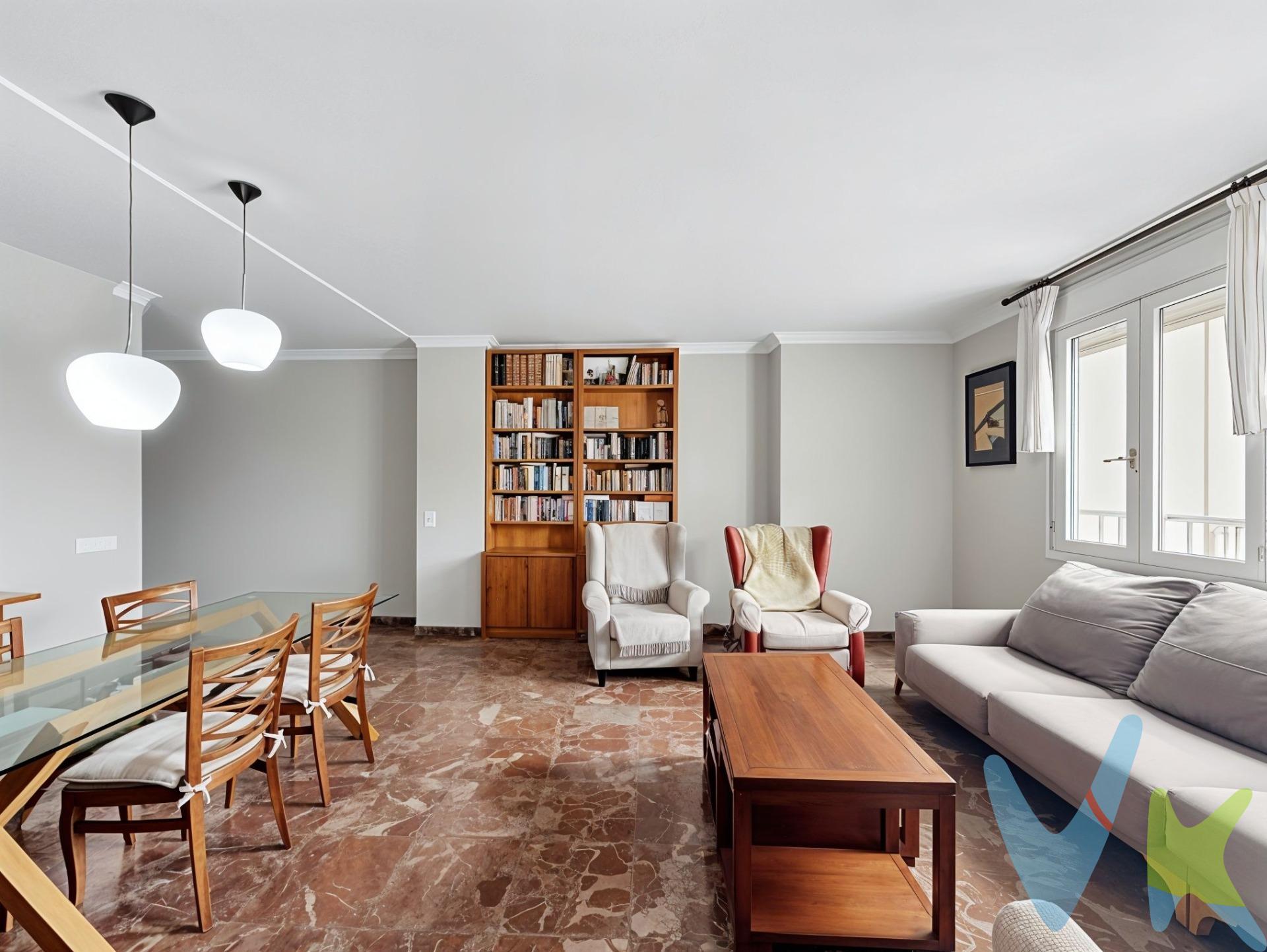 En la novena planta de un edificio histórico con ascensor y conserje, este ático de 300 m2 construidos (241 m2 útiles) combina la elegancia clásica con las comodidades de una vivienda pensada para vivirse con los cinco sentidos. Al llegar, la puerta blindada y el doble acristalamiento crean un espacio silencioso y protegido, alejado del ruido de la calle, mientras que los techos altos y los volúmenes generosos de la arquitectura original dan una sensación inmediata de amplitud al recorrerlo. La luz es protagonista: al ser una vivienda totalmente exterior y atravesante, cada estancia se ilumina de forma natural durante todo el día. . Desde las ventanas y la terraza de 13 m2 se contemplan vistas privilegiadas al Mercado Central y a los tejados históricos de la ciudad, un paisaje que cambia de tonos entre el día y la noche. La distribución ofrece dos salones-comedor con personalidades distintas: uno elegante junto a la entrada, ideal para recibir con conversaciones formales, y otro más cercano a la cocina—renovada y equipada en 2019—, pensado para la vida diaria y los momentos informales en familia. . Con cinco habitaciones amplias y tres baños, hay espacio de sobra para moverse, organizar y habitar cada rincón sin sensación de agobio. En la cubierta del edificio, un trastero privativo permite guardar sin ocupar espacio vital, y la calefacción central junto con el aire acondicionado garantizan una temperatura uniforme y agradable en cualquier época del año. Situado en pleno corazón del centro histórico de Valencia, este ático conecta el silencio y la calma de un hogar bien aislado con el pulso cultural, comercial y gastronómico de una de las zonas más vibrantes de la ciudad — una oportunidad única de ver, sentir y vivir Valencia. desde las alturas. VENTA:. PVP 1.100.000€. Gastos e impuestos no incluidos en el precio. La compra conlleva impuestos y gastos de formalización para el comprador. A título orientativo se informa que en segundas transmisiones el ITP con carácter general en Valencia es del 9%, pudiendo existir otros tipos impositivos atendiendo a las circunstancias personales del comprador u otras circunstancias previstas legalmente. Base imponible del impuesto el mayor valor entre el precio de compraventa, la tasación o el valor de referencia catastral. En cuanto a los gastos de notaría y registro, en su caso, suelen oscilar aprox. entre 1,5% y 2,5% (aranceles variables según precio, n.º de copias y complejidad). El comprador elige notario. Si el comprador precisase de hipoteca: tasación, condiciones y costes bancarios serán según entidad elegida por el comprador, así como los gastos de gestoría, y cualesquiera otros gastos inherentes a la formalización de la compraventa que legalmente correspondan a la parte compradora, salvo pacto expreso en contrario con el vendedor. El consumidor tiene, conforme a la normativa vigente, a su disposición información y documentación adicional relativa al inmueble y condiciones de la compraventa, que podrá ser consultada en C/Joaquín Costa 4, bajo 46005 Valencia o urbe2@remax.es. Honorarios de mediación inmobiliaria a cargo del COMPRADOR: (3% del precio final de venta más IVA (21%), salvo otro pacto.); y de VENDEDOR (según acuerdo con el mismo). Se informa al consumidor que la agencia actúa como intermediaria inmobiliaria en la operación, estando cualquier eventual compraventa y sus condiciones sujeta a la aceptación expresa del propietario-vendedor y a la posterior formalización del correspondiente contrato.