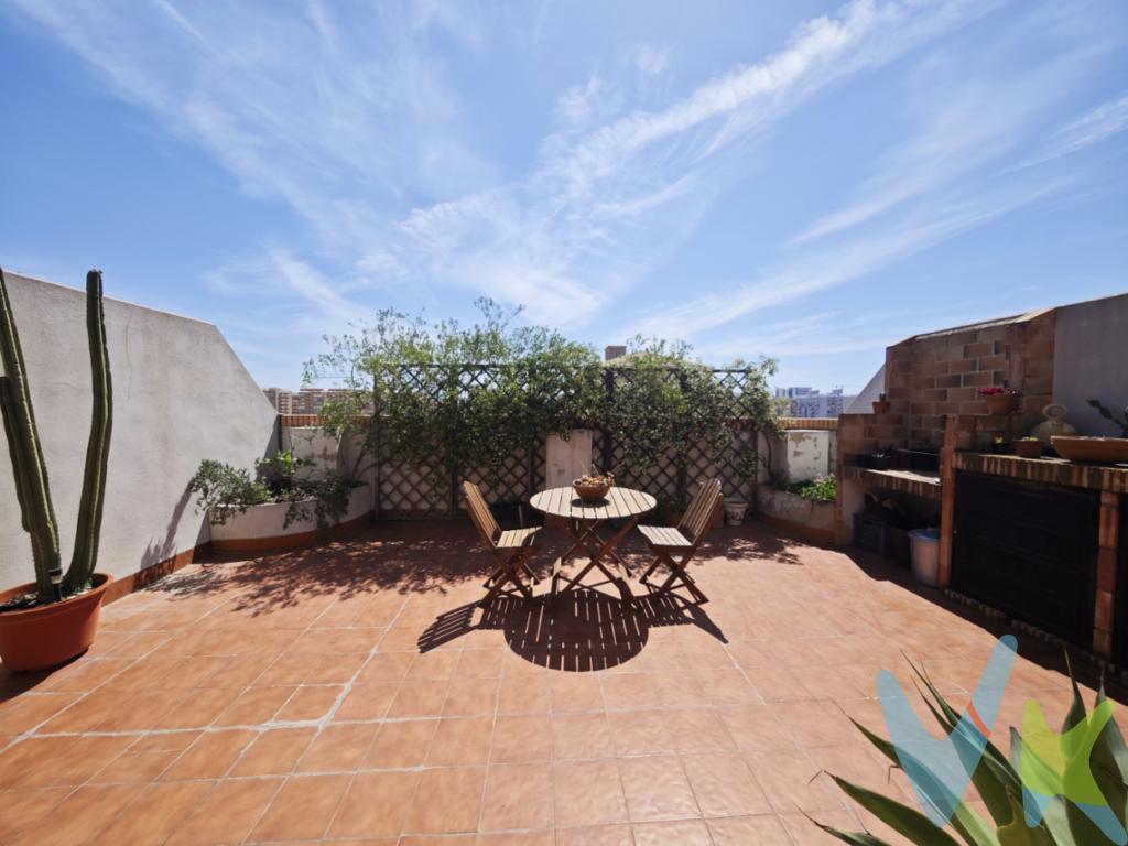 Ático Dúplex Exclusivo con Vistas al Futuro Parque Central - ¡Garaje Incluido!  Ubicación Inmejorable: Descubre este espectacular ático dúplex en la Calle San Vicente Mártir, justo enfrente del tan esperado Parque Central de Valencia. Una ubicación privilegiada que te ofrece lo mejor de la ciudad y la tranquilidad de un pulmón verde a tu alcance.    El Futuro Parque Central: Imagina un oasis de más de 200.000 m² en el corazón de Valencia, diseñado por la prestigiosa paisajista Kathryn Gustafson. Este ambicioso proyecto transformará la zona, ofreciendo amplias zonas verdes, paseos, áreas de juegos infantiles, zonas deportivas y espacios culturales. Vivir aquí significa disfrutar de un entorno natural único y de una revalorización constante de tu inversión.    Tu Nuevo Hogar: Esta magnífica propiedad, en una finca de 2004 de ladrillo caravista, cuenta con 138 m² construidos distribuidos en dos plantas, con acabados de altísima calidad y completamente reformado.    Planta Baja:  Amplio comedor ideal para tus reuniones familiares.  Cocina independiente moderna y funcional.  Dos habitaciones luminosas, una de ellas con baño incorporado para tu máxima comodidad.  Baño completo adicional en la parte del pasillo.  Espectacular terraza de aproximadamente 40 m² con barbacoa, perfecta para disfrutar del aire libre y las vistas.    Planta Superior:  Gran habitación abuhardillada de 40 m² con baño incorporado, un espacio íntimo y versátil.  Terraza adicional de unos 15 m², ideal para relajarte.  Armarios empotrados que maximizan el espacio de almacenaje.  Acceso mediante cómodas escaleras de obra, que conectan ambas plantas con elegancia.    Calidades y Comodidades:  Suelo de parqué en todas las estancias.  Aire acondicionado y calefacción por conductos, además de calefacción por radiadores, garantizando tu confort en cualquier estación.  Orientación Este y Oeste (en la parte trasera), lo que le otorga una luz natural excepcional durante todo el día.  Finca con ascensor para tu comodidad.    Garaje Incluido: Olvídate de buscar aparcamiento. El precio incluye una amplia plaza de garaje con acceso mediante una rampa muy cómoda, donde cabe un coche grande sin problemas.    ¡Vistas estupendas y una ubicación privilegiada te esperan! No dejes pasar la oportunidad de vivir en uno de los puntos con mayor proyección de Valencia.    Precio: 450.000EUR (Garaje incluido).    Por mandato expreso de propietario comercializamos este inmueble en exclusiva, lo que le garantiza el trato directo y eficaz con el asesor que lleva este inmueble, sin posibles interferencias.    Por eso le agradecemos de antemano que no moleste a propietarios o vecinos, ya que no le será útil y solo podría interferir en la rapidez y eficacia del servicio que prestamos.  Muchas gracias por su comprensión.    Si eres una agencia inmobiliaria, nuestra empresa colabora con toda agencia esté o no, dentro de nuestra MLS, de la cual formamos mas de 450 agencias. (ASICVAL).   Este inmueble está sujeto a cambios de precio o retirada del mercado sin previo aviso.    - La información de este anuncio en su totalidad (Fotos, texto o cualquier otro contenido del mismo) se muestra a título informativo y no contractual y no es vinculante, dado que la información es ofrecida por terceros y puede contener errores.  - El precio no incluye lo siguiente: ITP (Impuestos de Transmisiones Patrimoniales) y otros gastos del alquiler o de la Compraventa en su caso (Notaria, Gestoría, Registro y honorarios Agencia).