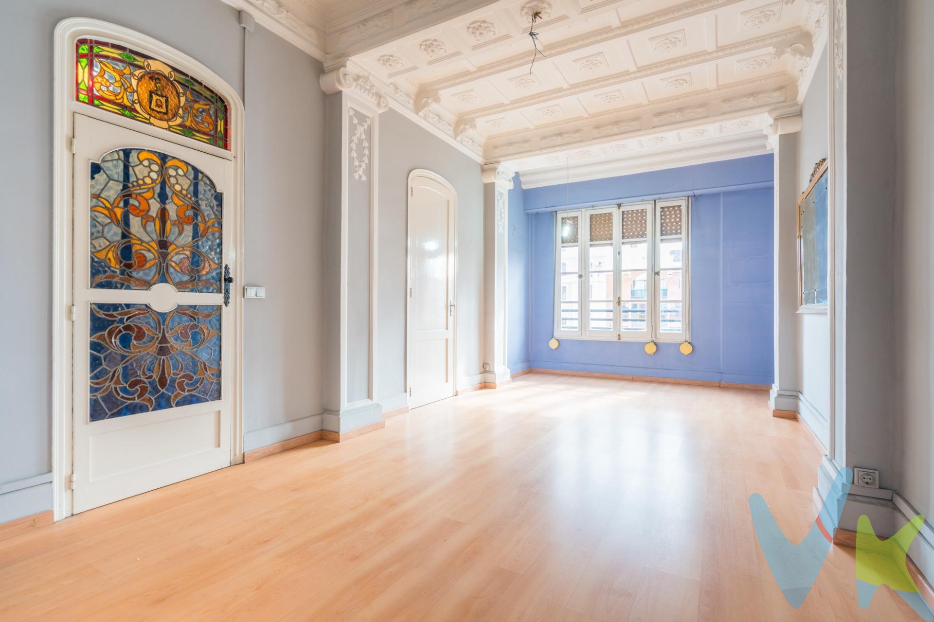 El lienzo en blanco que tu vida merece en el corazón de Valencia. ¿Alguna vez has soñado con techos que parecen tocar el cielo y suelos que cuentan historias? Ubicada en la emblemática Gran Vía Germanías, esta propiedad no es solo una vivienda; es la oportunidad de diseñar tu propia obra de arte. A un paso de la Estación del Nord y de la vibrante Plaza del Ayuntamiento, te presentamos una pieza arquitectónica única que conserva la esencia de la Valencia señorial:. Amplitud y Luz: Estancias luminosas. Detalles de Época: Auténticos suelos de mosaico , cristaleras originales y  techos infinitos con molduras originales que esperan ser recuperados para brillar de nuevo. Potencial Ilimitado: Espacio de sobra para crear esa cocina de diseño, un salón majestuoso o los dormitorios que siempre imaginaste. Todas las comunicaciones posibles: Tren, metro, líneas de autobús. . No estás comprando metros cuadrados; estás comprando el privilegio de vivir donde todo sucede, en un hogar con alma. Ven a verla y deja que esta vivienda te hable. ------------------------------------------------------------------------------------------------------------------. Por mandato expreso del propietario, comercializamos este inmueble en exclusiva, lo que le garantiza el acceso a toda la información. Por este motivo, se ruega no molestar al propietario, a los ocupantes de la propiedad o a los vecinos. Muchas gracias por su comprensión. Si usted es agente inmobiliario y tiene un cliente para este inmueble, llámenos: estaremos encantados de colaborar.