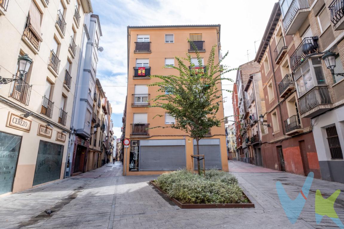 Vivienda de VPO, por lo que es imprescindible reunir los requisitos. En calle Agustina de Aragón, a un paso del edificio Pignatelli y  la Plaza de Toros, te espera una vivienda moderna, funcional y llena de luz. Ubicada en un edificio de 2006 con ascensor. La vivienda es toda exterior, excepto el baño, y cuenta con dos balcones —uno en el salón y otro en el dormitorio principal— que aportan esa luminosidad tan difícil de encontrar. La cocina semiabierta al salón crea un espacio amplio, cómodo y actual, perfecto para disfrutar del día a día. Dispone además de aire acondicionado tipo split en el salón, trastero incluido y muy pocos gastos de comunidad. Un piso pensado para quienes buscan una vivienda lista para entrar a vivir, práctica, luminosa y con ese toque de calidez que convierte una casa en hogar. **Requisitos**:. Ingresos máximos del comprador 42.000€. Ingresos máximos 2 compradores 54.000€. Comprador no puede tener una vivienda en propiedad. _______________________________________________________________________________. ℹ️ El precio de venta no incluye los honorarios de agencia por el servicio de gestión, asesoramiento y formalización del proceso de compra, que serán asumidos por el comprador. La reserva del inmueble solo se producirá tras la aceptación expresa de una propuesta por parte del vendedor. El precio publicado no incluye impuestos ni gastos derivados de la compraventa e inscripción. 