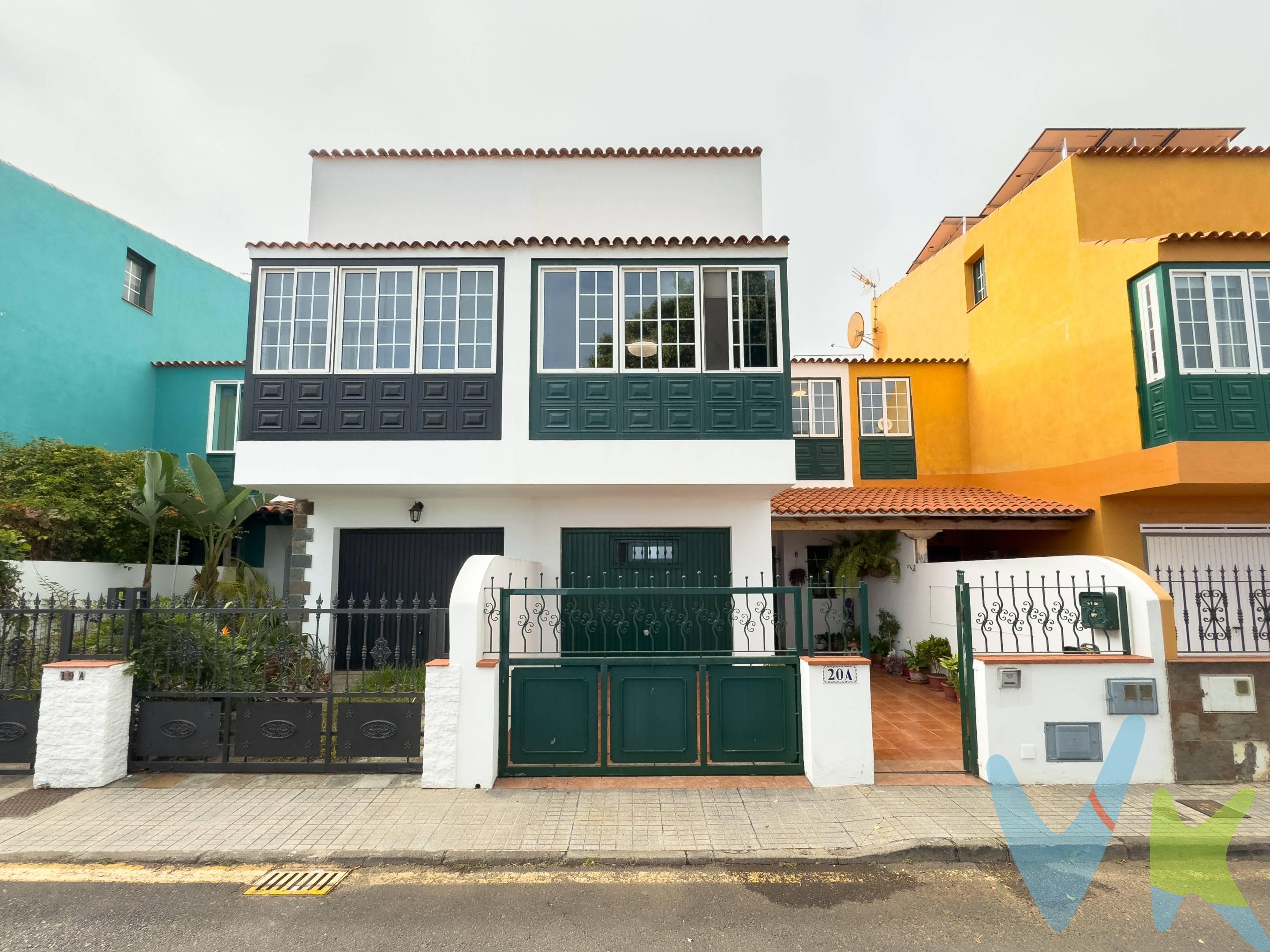 *Encantador Adosado en Valle Guerra, La Laguna*. ¡Descubre tu próximo hogar en la preciosa zona de Valle Guerra, La Laguna! Esta vivienda adosada combina comodidad, amplitud y un clima envidiable durante todo el año, ideal para quienes buscan disfrutar de un entorno cálido y hermosos atardeceres. *Características principales:*. - *Superficie construida:* 154 m², distribuidos de manera inteligente para aprovechar al máximo cada espacio. - *Planta baja:* Acceso directo a un amplio garaje que ha sido convertido en una habitación adicional, perfecta para despacho o sala de ocio, además de contar con un baño en esta misma planta. En la planta baja también encontrarás un aseo, una despensa espaciosa, una cocina grande y moderna, y un luminoso salón comedor con acceso a una terraza trasera cubierta con pérgola, ideal para disfrutar en familia o con amigos. - *Primera planta:* Desde la escalera, accederás a cuatro habitaciones, todas ellas luminosas y confortables. La suite principal cuenta con una ventana de cristalera que permite disfrutar de la luz natural y vistas al atardecer, además de contar con baño en suite. Las otras habitaciones comparten un segundo baño completo. - *Azotea:* En la zona superior se ha acondicionado un espacio funcional con área de lavadero y una zona cerrada que puede utilizarse como habitación adicional, despacho o sala de ocio, permitiéndote adaptarla según tus necesidades. Este adosado combina espacios amplios, luminosos y funcionales en un entorno privilegiado, con un clima excepcional durante todo el año, perfecto para disfrutar de la vida en familia o crear tu rincón de tranquilidad en un entorno natural. . La superficie útil se ha obtenido mediante un porcentaje estimado en referencia a la superficie construida. Datos meramente informativos sin valor contractual. Impuestos y gastos de transmisión no incluidos en el precio de venta.