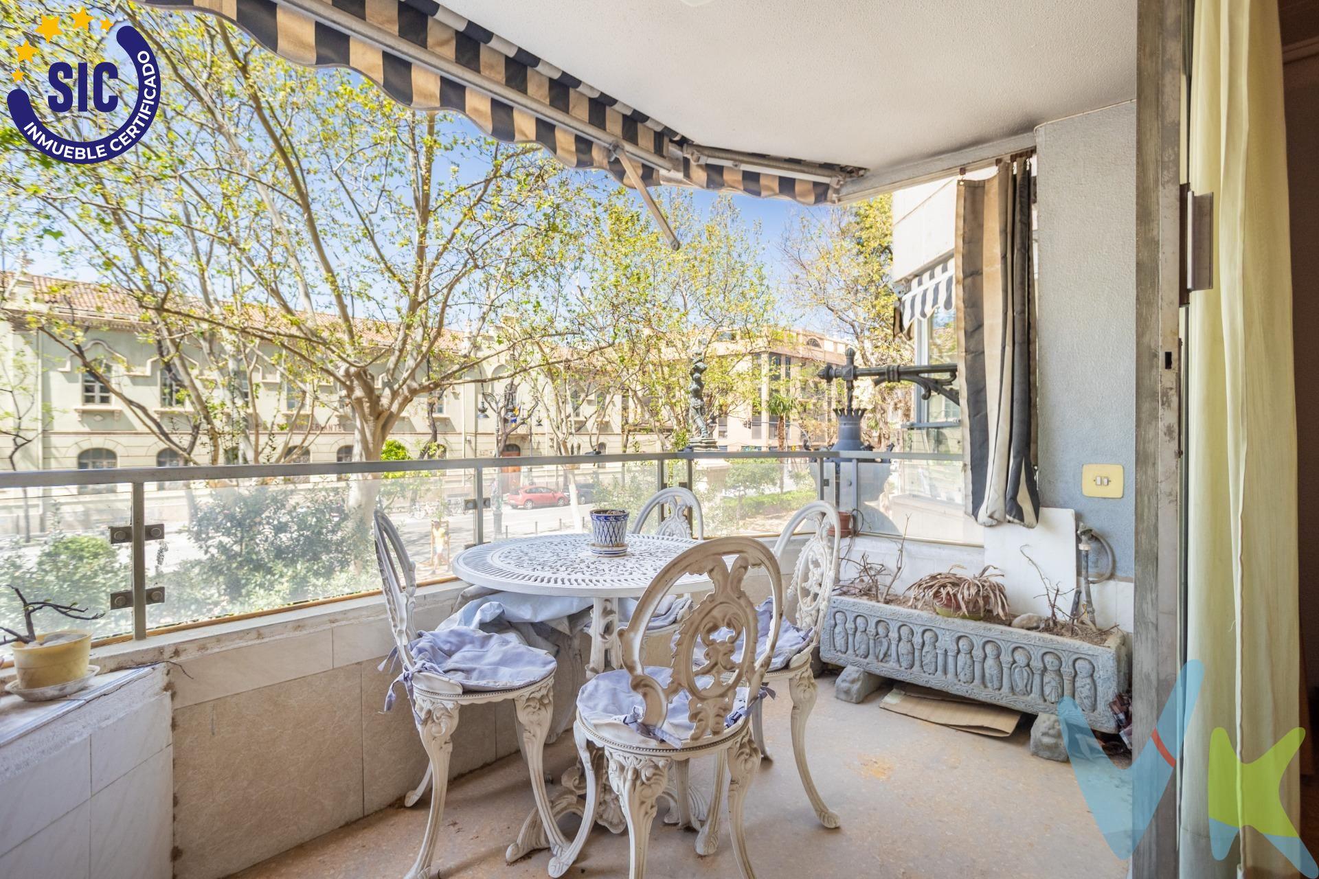EXCLUSIVA VIVIENDA EN EL CENTRO HISTÓRICO DE VALENCIA – UN LUJO CON POTENCIAL A MEDIDA. Ubicada en el corazón de Valencia, esta propiedad única ofrece una oportunidad excepcional para quienes buscan un HOGAR DE ALTO NIVEL con carácter, AMPLITUD y una LOCALIZACIÓN INMEJORABLE. Situada junto a las emblemáticas Torres de Quart, el Jardín Botánico y a pasos del pulmón verde de la ciudad, el Jardín del Turia, esta vivienda está rodeada de cultura, historia y la mejor oferta gastronómica y de ocio del Barrio El Carmen. Además, se encuentra a escasos metros de importantes centros universitarios como la Universidad Europea y la Universidad Católica de Valencia, así como del prestigioso IVAM y el Museo del Carmen. Características destacadas:. La vivienda, que OCUPA TODA LA PLANTA DEL EDIFICIO, cuenta con una superficie construida de 207 m² y se distingue por su doble fachada a las calles Pintor Zariñena y Guillem de Castro, lo que le aporta una GRAN LUMINOSIDAD y VENTILACIÓN CRUZADA. El acceso principal es completamente privado, ya que se realiza mediante ASCENSOR CON LLAVE DIRECTA A LA VIVIENDA. Además, dispone de una entrada secundaria con UN SEGUNDO ASCENSOR, ideal para el área de servicio. Al ingresar, un elegante y acogedor recibidor da la bienvenida y nos conduce a un amplio salón-comedor con BALCÓN PERIMETRAL, desde donde se disfruta de una EXCELENTE LUZ NATURAL durante todo el día. La zona de descanso está compuesta por cuatro habitaciones. Tres de ellas son dobles, exteriores y con balcón; una de ellas, además, cuenta con VESTIDOR y baño en suite. La cuarta habitación tiene acceso a un patio interior, lo que la convierte en un espacio tranquilo y versátil. La vivienda dispone de tres baños: uno en suite con bañera, otro con ducha y un tercero de cortesía, pensado para visitas. La cocina es independiente y está equipada con una galería exterior cerrada, zona de lavado y espacio suficiente para un office. Entre sus comodidades destacan el aire acondicionado por conductos frío/calor, calefacción por radiadores, y balcones en casi todas las estancias, algunos con cerramientos bajos de ladrillo y jardineras. El inmueble también cuenta con PLAZA DE GARAJE CON ACCESO DIRECTO DESDE EL ASCENSOR y un TRASTERO ubicado en la azotea. El EDIFICIO HA SIDO REFORMADO RECIENTEMENTE , incluyendo el patio de acceso, y está ADAPTADO PARA PERSONAS CON MOVILIDAD REDUCIDA. Este piso, situado en la primera planta de un edificio de 1980, es ideal para quienes desean crear un espacio a medida, combinando el encanto de vivir en una de las zonas más vibrantes de Valencia con las comodidades de una vivienda amplia, bien distribuida y con grandes posibilidades de reforma. Una propiedad con alma, perfecta para una renovación personalizada que la convierta en una auténtica joya urbana. Contáctanos para más información o concertar una visita privada. Tu próximo gran proyecto te espera en el corazón de Valencia. 🏡✨. La descripción y los datos del presente inmueble tienen carácter meramente informativo y en ningún caso contractual. En el precio de la vivienda no están incluidos los honorarios de agencia, gastos de compraventa y/o financiación. Por mandato expreso del propietario, comercializamos este inmueble en exclusiva compartida, lo que garantiza un servicio de calidad, un trato fácil y personalizado, una gran difusión en nuestras redes compartidas y sin interferencias de terceros. Por este motivo se ruega no molestar al propietario, a los ocupantes de la propiedad, a los vecinos o conserjes del edificio si los hubiera. Si eres una agencia, llámanos colaboraremos contigo. . Muchas gracias. 