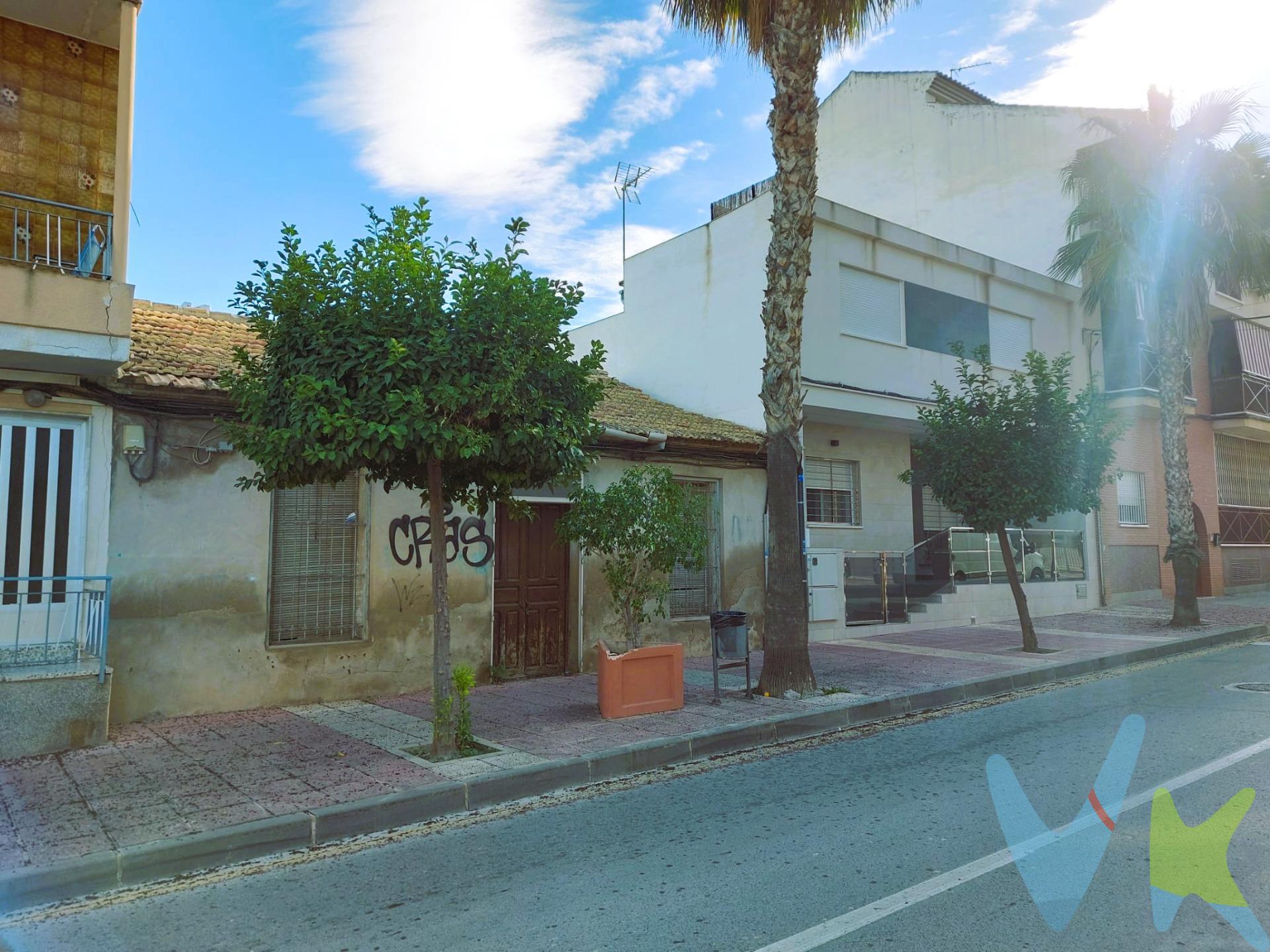 Crea el hogar que siempre has soñado en este proyecto donde puedes plasmar tus ideas. Esta vivienda, ubicada en la privilegiada Calle Mayor, te ofrece la oportunidad perfecta. Características destacadas:. Ubicación inmejorable: A pocos pasos de todos los servicios y con la naturaleza y la montaña a escasos metros. Conectividad: A tan solo 10 minutos del centro de Murcia, con excelentes comunicaciones y acceso a la nueva autovía. Espacio para soñar: 193 m² de terreno y 150 m² construidos, esperando tu toque personal. La casa está para reformar de manera integral, lo que te permite diseñar cada rincón a tu gusto. ¡Imagina el hogar que siempre has querido!. Para terminar te queremos comentar algo: ¡Descubre una aventura inmobiliaria que combina calidad, pasión y profesionalidad! La confianza que los propietarios han depositado en nosotros es un testimonio de nuestro compromiso en brindarte un servicio excepcional. Aquí viene el detalle especial: al contactarnos directamente, evitarás molestarlos, nosotros seremos tus intermediarios y te proporcionaremos toda la asistencia necesaria. Estamos aquí para facilitarte la documentación e información que requieras, y te prometemos un trato cálido y sin complicaciones. Te informaremos detalladamente de todos los aspectos, incluyendo gastos de la compra y honorarios de agencia que no están incluidos en el precio, para garantizar tu comodidad y tranquilidad durante todo el proceso. Esa es nuestra esencia, proporcionarte #Calma: “Estado ideal de tranquilidad que tendrás al comprar tu casa con nosotros”. Queremos que sepas que tanto la descripción del inmueble como las imágenes que ves son valiosas referencias informativas, en ningún caso tienen carácter contractual. Asimismo, el precio ha sido designado por la propiedad por lo que podría sufrir variaciones y no sería vinculante hasta que se formalice en contrato de compraventa.