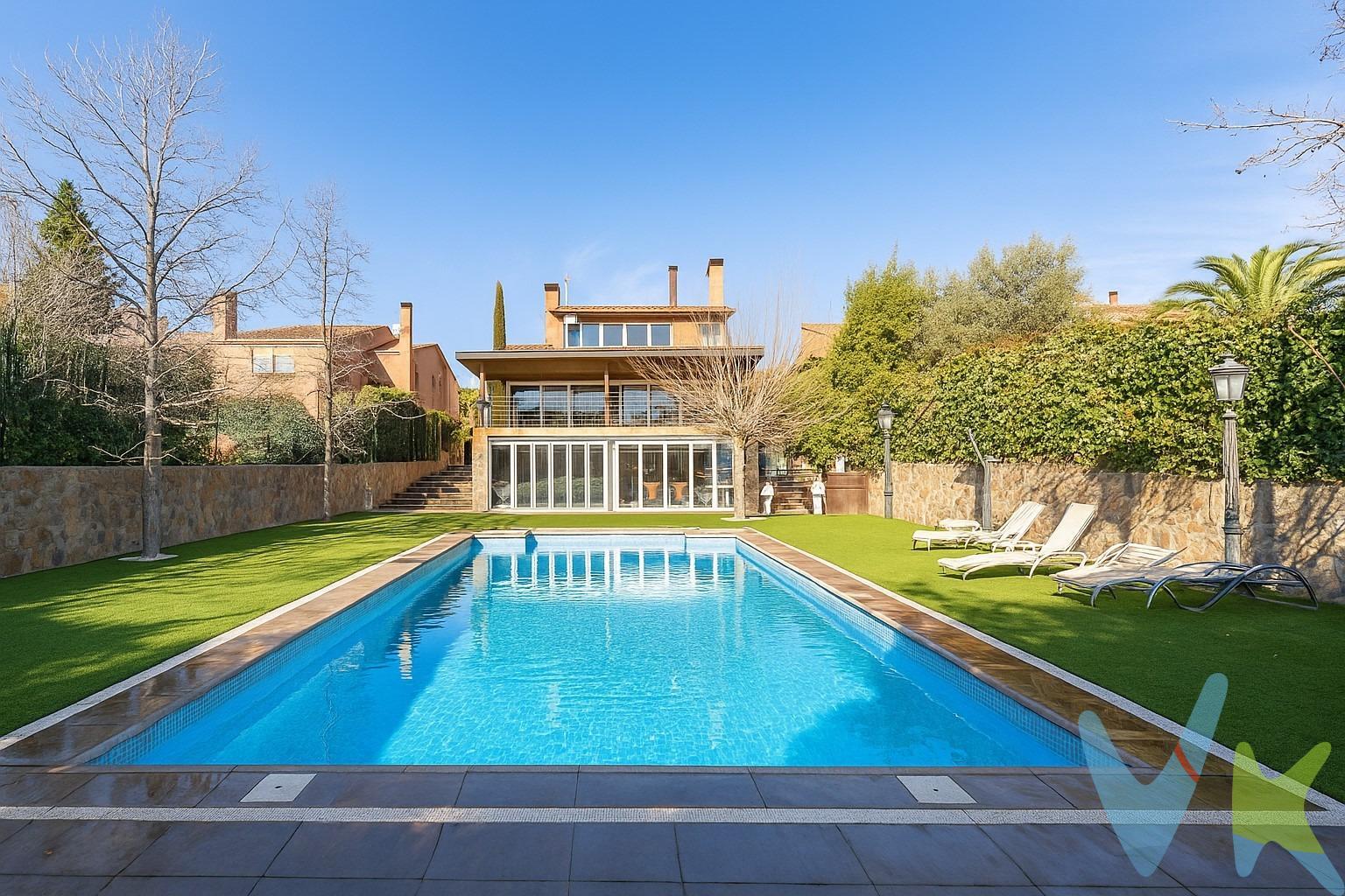 Descubre la Elegancia y el Confort en el Corazón de Rivas-Vaciamadrid. Bienvenidos a una joya arquitectónica en la zona más exclusiva y consolidada de Rivas-Vaciamadrid. Esta villa de lujo, situada en una parcela de 926 metros cuadrados, rodeada de majestuosos árboles y una piscina que invita al relax, esta propiedad es un oasis de tranquilidad y sofisticación. Al llegar, serás recibido por una elegante zona de aparcamiento techado con puerta automática y un garaje cerrado con acceso directo a la vivienda. La villa se despliega en tres amplias plantas, ofreciendo un espacio ideal para una gran familia. En la planta principal, un gran salón comedor te da la bienvenida, acompañado de una cocina con distintos ambientes y una zona de desayuno con ventanales que inundan el espacio de luz natural. La terraza acristalada y soleada, con vistas directas a la piscina, es el lugar perfecto para disfrutar de momentos inolvidables. La primera planta alberga tres grandes habitaciones. La suite principal cuenta con un vestidor y baño incorporado, mientras que las otras dos habitaciones dobles ofrecen vistas al jardín a través de sus grandes ventanales. Las contraventanas estilo mallorquín regulables de seguridad aseguran tranquilidad y privacidad en toda la casa. Además, encontrarás dos habitaciones adicionales y un baño que las asiste, junto con un acogedor salón abuhardillado. La planta sótano es un verdadero santuario de bienestar, con salida directa a la piscina. Un amplio salón con zona acristalada actualmente utilizada como gimnasio, una zona de sauna, ducha y jacuzzi, y dos dormitorios con baños privados. La cocina adicional en esta planta facilita la organización de fiestas en la piscina o reuniones familiares. La peculiaridad de esta villa radica en su revestimiento de madera noble de alta calidad, que proporciona un excelente aislamiento y una sensación de calidez incomparable. Ubicada en la mejor zona de Rivas, esta villa está rodeada de todos los servicios necesarios: colegios público y privado LUYFE, guarderías, centros de salud, carril bici, parques infantiles, centros comerciales y el hospital HM Rivas. Con una conexión de autobús directa a Conde de Casal en solo 15 minutos y fácil acceso a la A3, la comodidad y la accesibilidad están garantizadas. . No pierdas la oportunidad de vivir en esta magnífica villa, donde cada detalle ha sido cuidadosamente diseñado para ofrecerte una experiencia de vida inigualable. ¿Quieres saber más? No dudes en contactarnos. Además, te ofrecemos un **estudio financiero gratuito** para que tu sueño de tener casa propia esté más cerca que nunca. ¡Llámanos hoy mismo!. *Certificación Energética: D. *Impuestos y gastos NO INCLUIDOS: ITP o IVA, Notaria, Registro, gestoría, Tasación, etc…. *Rivas Vaciamadrid ha sido reconocida como una de las principales ‘Smart City’ europeas por sus aplicaciones tecnológicas en el ámbito municipal y hacia la ciudadanía. Además, se encuentra entre las cincuenta ciudades con mayor renta neta anual por habitante. Su alta calidad de vida y servicios públicos atraen a los vecinos de la capital y el resto del área metropolitana. ¿Necesitas más información?. 