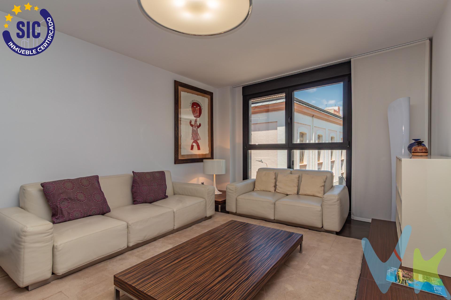 Descubre este exclusivo piso en el corazón de Castellón, una vivienda que combina diseño contemporáneo y confort para ofrecerte un estilo de vida inigualable. Con una superficie construida de 113 m², esta propiedad destaca por su amplitud y luminosidad, gracias a su excelente orientación Norte-Sur que garantiza luz natural durante todo el día. Dispone de dos habitaciones dobles muy espaciosas, ideales para descansar o trabajar desde casa, así como un impresionante salón-comedor de 36 m², perfecto para disfrutar de momentos inolvidables en compañía de familiares y amigos. La cocina es independiente, está totalmente equipada con electrodomésticos y presenta un diseño moderno y funcional, ideal para quienes valoran la calidad y el buen gusto. La vivienda se encuentra en un estado impecable, lista para entrar a vivir, e incorpora acabados de alta gama como suelo radiante y climatización por conductos, asegurando el máximo confort durante todo el año. Además, cuenta con sistema de domótica en ventanas, lo que aporta eficiencia, comodidad y un toque de innovación al día a día. Es importante destacar que el mobiliario no está incluido en la venta, lo que representa una magnífica oportunidad para decorar y personalizar tu nuevo hogar a tu estilo. Sin embargo, los electrodomésticos y el mobiliario de cocina sí están incluidos, lo que facilita una mudanza práctica y funcional desde el primer momento. La propiedad incluye plaza de garaje privada y trastero, ofreciendo así un espacio adicional para almacenamiento y mayor comodidad. Su ubicación privilegiada te permite disfrutar de todos los servicios esenciales a tu alcance, como colegios, centros médicos y comercios, sin renunciar a la tranquilidad y a unas agradables vistas despejadas. No dejes pasar esta oportunidad de vivir en una de las zonas más demandadas de Castellón. Contacta hoy mismo para concertar una visita y descubrir tu próximo hogar. (*) Cláusula de Transparencia y Desglose de Gastos. En cumplimiento de las obligaciones de información previstas en la Ley 10/2025, de 28 de diciembre, de servicios de atención a la clientela y transparencia, así como en la normativa sectorial vigente, se hace constar que el precio indicado no incluye los gastos e impuestos inherentes a la adquisición, los cuales se desglosan a continuación:. - Impuesto sobre Transmisiones Patrimoniales (ITP): Se aplicará el tipo impositivo vigente en la Comunidad Valenciana, generalmente el 10%, sin perjuicio de tipos reducidos aplicables según las circunstancias personales del comprador o las características del inmueble. El impuesto se devenga sobre el Valor de Referencia Catastral o el precio de venta, aquel que resulte superior. Para una información exhaustiva sobre el funcionamiento, tipos impositivos y bonificaciones del ITP, puede consultar el portal oficial de la Agencia Tributaria autonómica en el siguiente enlace: www.atv.gva.es/es/itpajd. - Gastos de Notaría: Los honorarios notariales se calcularán conforme al arancel oficial regulado en el Anexo I, del Real Decreto 1426/1989, de 17 de noviembre, por el que se aprueba el arancel Notarial. - Gastos de Registro: La inscripción en el Registro de la Propiedad se facturará según el arancel oficial establecido en el Anexo I, del Real Decreto 1427/1989, de 17 de noviembre, por el que se aprueba el arancel de los Registradores de la Propiedad. - Gastos de Gestión: Los honorarios por la tramitación administrativa, liquidación de impuestos e inscripción registral, en el supuesto de ser a cargo de la agencia inmobiliaria, ascienden a 302,50 € (IVA incluido). - Honorarios Agencia del Vendedor: incluidos en el precio publicado. - Honorarios Agencia del Comprador: Se informa que eventualmente podrían existir honorarios profesionales a cargo del adquirente, en aquellos casos en que se hubieran contratado previamente los servicios específicos del encargo de compra y en ningún caso estarán vinculados al precio.