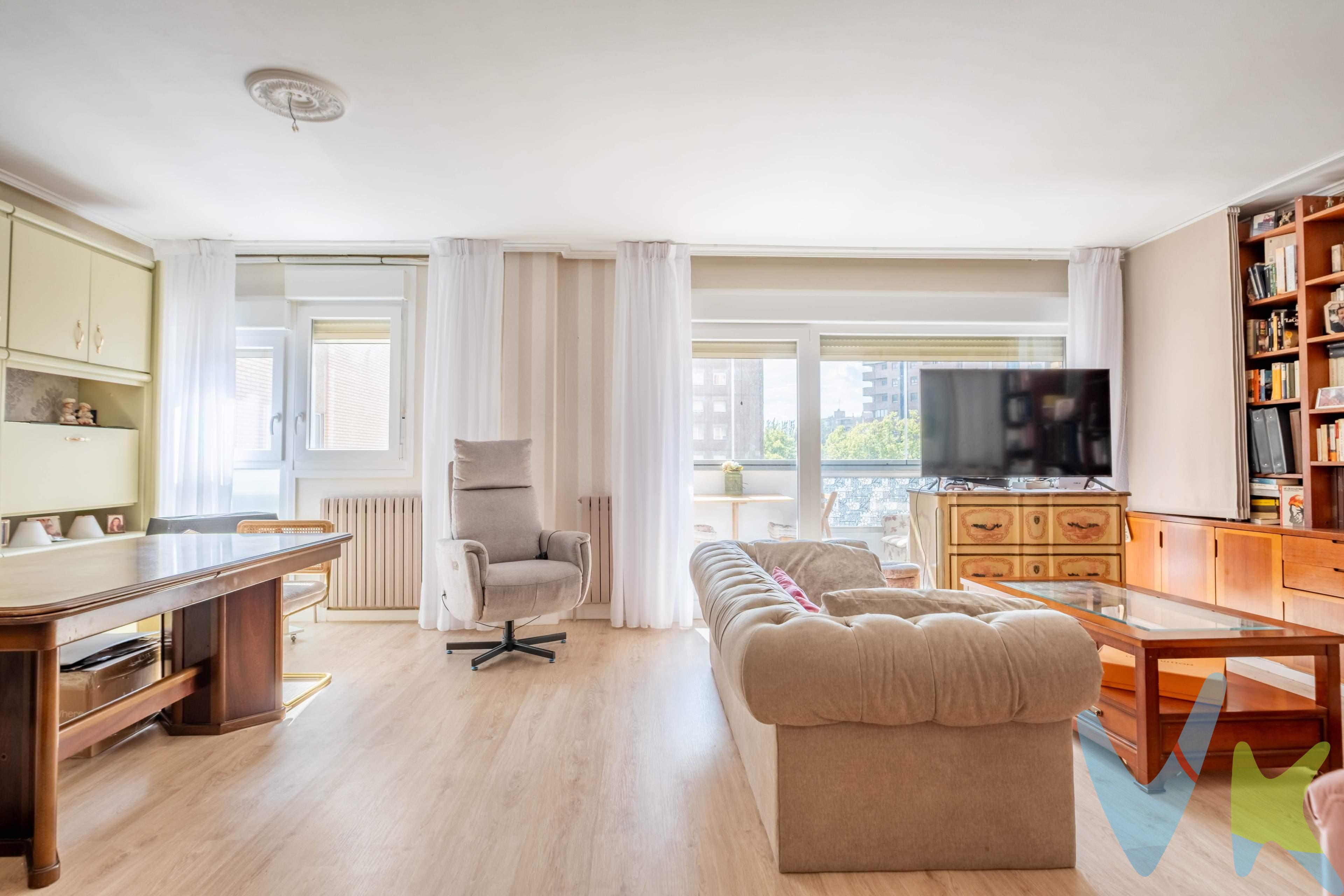 Una propiedad diseñada para quienes no quieren elegir entre la tranquilidad de un hogar acogedor y la comodidad de tenerlo todo a un paso. El espacio que tu estilo de vida necesita:. - Salón con terraza acristalada: El gran corazón de la casa. Un espacio amplio y luminoso con salida directa a una acogedora terraza acristalada con vistas despejadas. El rincón perfecto para leer, tomar el café de la mañana o desconectar todo el año. - 3 dormitorios y 2 baños: Espacios equilibrados y diseñados para garantizar la privacidad y el confort de toda la familia. - Cocina independiente: Práctica, funcional y perfecta para los amantes de la cocina que prefieren mantener los olores fuera de la zona de estar. - Almacenamiento inteligente: Di adiós a los problemas de espacio gracias a los armarios empotrados integrados en todos los dormitorios y en el pasillo. - Climatización total: Splits de aire acondicionado independientes en todas las habitaciones y en el salón para asegurar tu confort en cualquier estación. - Comodidad absoluta: Incluye en el precio plaza de garaje de fácil acceso y trastero, la solución definitiva para tu día a día. Ubicación estratégica y calidad de vida :. Situado en la mejor zona del Actur, una de las áreas residenciales más demandadas y consolidadas de Zaragoza. A solo 100 metros de la parada de tranvía León Felipe, conectarás con el centro de la ciudad en pocos minutos de forma rápida y sostenible. Además, estarás a un paseo del centro comercial GranCasa, rodeado de colegios, supermercados, zonas verdes y todos los servicios esenciales a pie de calle. Un piso impecable, listo para entrar a vivir y empezar a crear nuevos recuerdos desde el primer día. ¿Quieres ser el primero en visitarlo? Contacta con nosotros hoy mismo y agenda tu cita. *** Gastos e impuestos no incluidos. A título orientativo, en segundas transmisiones, el comprador abonará: Impuesto sobre Transmisiones Patrimoniales (ITP), tipo general en Aragón al 8% (*). Base de cálculo: mayor valor entre precio de compraventa o valor de referencia catastral. Gastos de Notaría y Registro: Aranceles variables según precio, número de copias y complejidad; cálculo según tarifas normativas. Si se precisa hipoteca: Tasación, condiciones y costes bancarios según entidad elegida por el comprador; así como gastos de gestoría y cualesquiera otros inherentes a la compraventa. No se incluyen otros gastos o tributos que puedan por Ley corresponder al comprador. Operación sujeta a doble mediación. Existen honorarios a cargo del comprador, salvo pacto en contrario, no incluidos en PVP. El consumidor conforme a la normativa vigente podrá solicitar información y documentación adicional relativa al inmueble, sus características, condiciones de la operación y del servicio de mediación en la oficina y/o a través de nuestro teléfono de contacto o mail. La agencia actúa exclusivamente como intermediaria en la compraventa, cuyas condiciones, en todo caso, estarán sujetas a la aceptación expresa del vendedor del inmueble y posterior formalización del contrato. La información suministrada se corresponde con la disponible a la fecha de publicación, pudiendo variar en función de las circunstancias o actualizaciones legales, contractuales y fiscales. Anuncio de carácter meramente informativo. Para una información exhaustiva sobre el funcionamiento, tipos impositivos y bonificaciones del ITP en Aragón, puede consultar el portal oficial de la Agencia Tributaria Autonómica. Tarifas notariales y registrales reguladas en el Anexo I del Real Decreto 1426/1989 y Anexo I del Real Decreto 1427/1989, respectivamente. Anuncio no vinculante, puede contener errores.