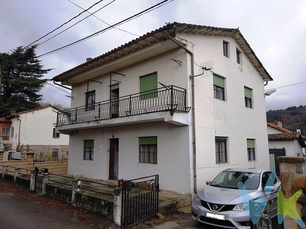 Casa independiente con 240 m² de parcela en Arenas de Iguña.  Una finca que aunque necesita ser reformada, reúne todas las condiciones precisas para convertirse en una magnífica propiedad.  El edificio principal de la finca data del año 1976, tiene una superficie en planta de 75 m² y su estructura es con forjados de hormigón.  La finca se compone de dos edificaciones, una casa y un local destinado a garaje y almacén.  La casa, se desarrolla en dos plantas y bajocubierta. Su fachada principal, orientada al sur, es recorrida por una balconada con buenas vistas.  Interiormente la casa se distribuye en recibidor, pasillo sala de estar, cocina, cuarto de baño, 5 habitaciones y desván. Son todas dependencias de dimensiones generosas y altos techos.  La casa está rodeada por su propio terreno, en el lindero norte del cual hay otro edificio de una sola planta con una superficie aproximada de 80 m² destinado a garaje y almacén. El terreno que queda entre ambos edificios y alrededor de la casa tiene una superficie aproximada de 240 m².  Aunque estructuralmente el edificio se encuentra en perfecto estado de conservación, el tejado está muy deteriorado, lo que ha ocasionado daños en los entarimados y lucidos de la vivienda que hacen que sea precisa una urgente reforma.  El entorno:.  La finca, flanqueada por otras viviendas unifamiliares, se encuentra en La Molina, un tranquilo barrio de Arenas de Iguña, rodeado de prados y próximo al rio Besaya.  Arenas de Iguña, a aproximadamente 35 km de Torrelavega y a unos 50 km de Santander, es la capital del municipio que lleva el mismo nombre. Se encuentra el centro geográfico de Cantabria, junto a la autovía A-67 y la línea de ferrocarril Palencia-Santander, por lo que las comunicaciones son muy completas.  El pueblo tiene servicios como Colegio, consultorio médico, supermercado, oficinas bancarias, etc.  Gastos de la transacción:.  La transmisión de la vivienda está sujeta al impuesto de transmisiones patrimoniales (tipo general 10%). Al ser una vivienda que va a ser objeto de reforma, posiblemente puedas acogerte al tipo reducido del 5%.  Los gastos de notaria y registro de la propiedad no están incluidos en el precio de la vivienda.  Arenas de Iguña se encuentra en la relación de municipios en riesgo de despoblación por lo que si eres menor de 35 años y deseas establecer aquí tu residencia habitual, puedes acogerte a las subvenciones de hasta 10.000 € del Gobierno de Cantabria. Cédula de habitabilidad solicitada y pendiente de despacho. 