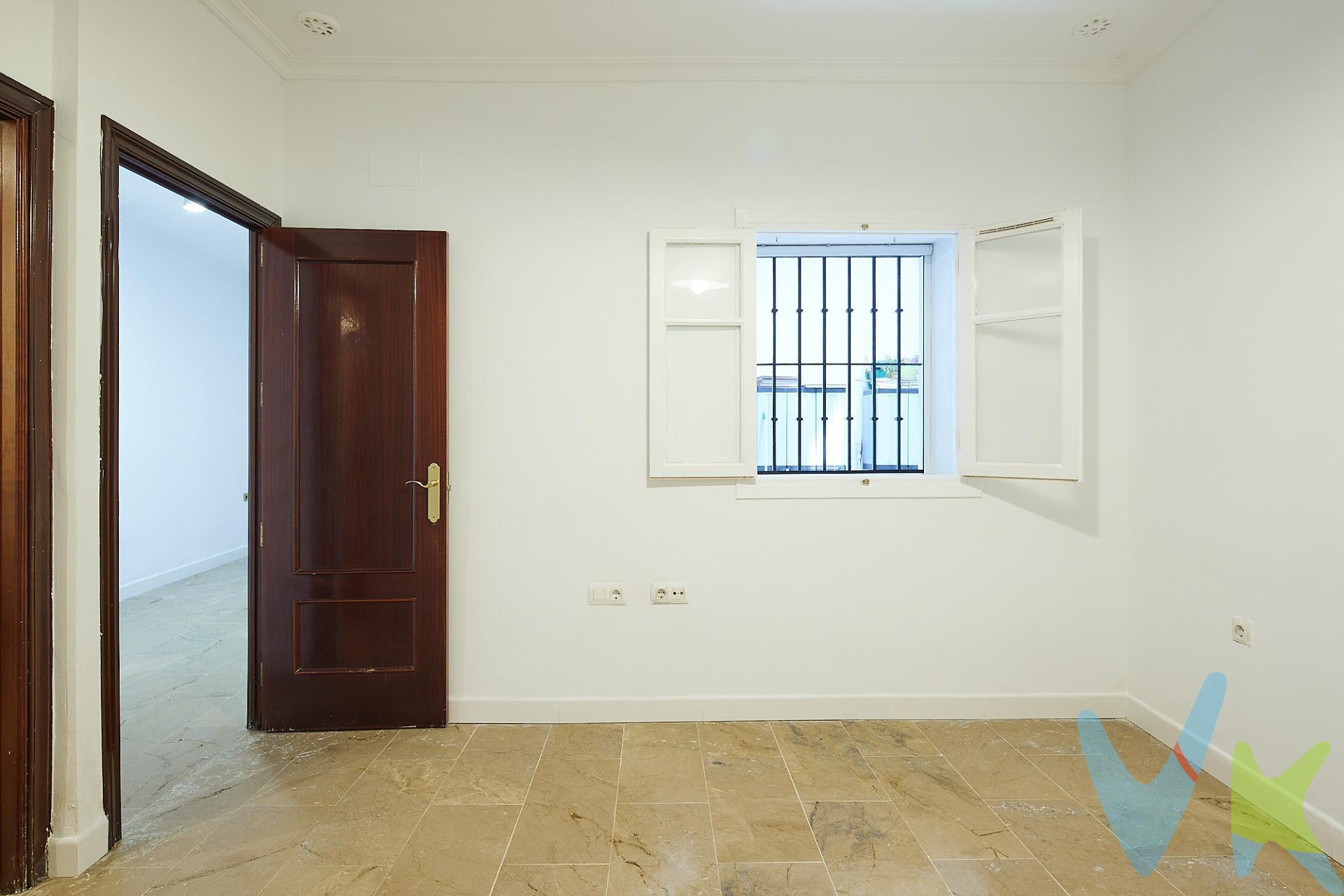 Apartamento en pleno centro de Cádiz situado en el entorno del Mercado Central de Abastos y a escasos metros de la playa de La Caleta. Situado en la planta baja de edificio rehabilitado y en perfectas condiciones de mantenimiento, la vivienda cuenta con salón con cocina americana y ventana al patio principal del edificio, al igual que el dormitorio. Cuarto de baño completo con placa de ducha. La vivienda además cuenta con el uso privativo del patio por el que se accede a la vivienda. Aproveche una de las opciones más económicas del mercado inmobiliario de Cádiz sin necesidad de hacer obras. . * Gastos, Impuestos y Honorarios de la Agencia no incluidos en el precio. . *Si estás interesado en esta vivienda pero tienes que vender, contacta con nosotros, te ayudamos a encontrar comprador para tu vivienda. Periodo de validez de la publicación 31/12/2025