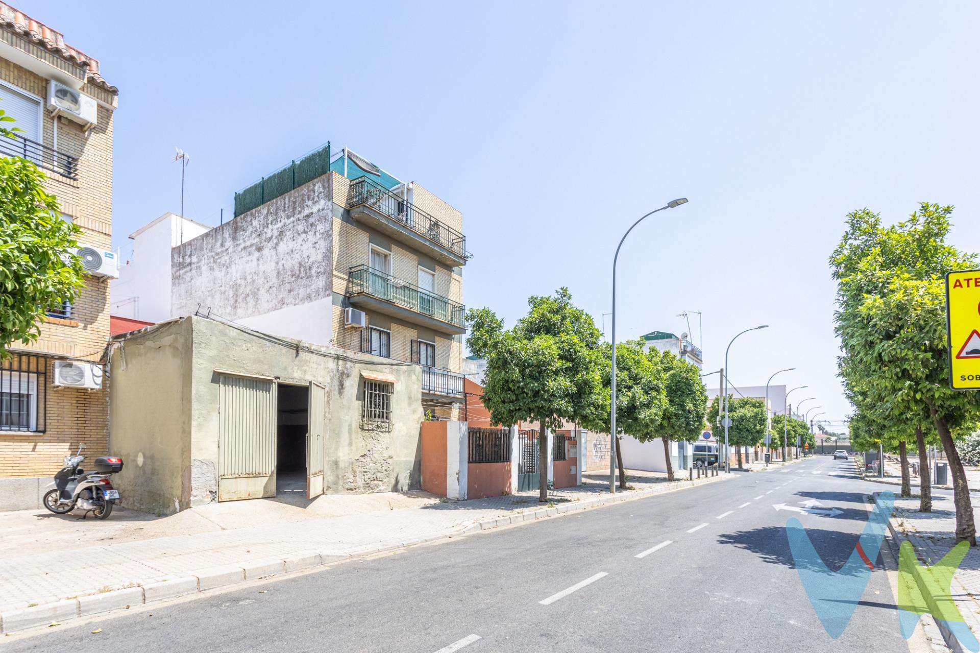 ATENCION INVERSORES, CONTRUCTORES Y FAMILIAS!!!. Disponible a la venta este inmueble con muchas posibilidades: . como LOCAL. Como local comercial de 100 m2 construidos sobre parcela urbana de 109 m2. El local está diáfano y estructuralmente dispone de 4 crujías, las dos primeras están en mal estado de conservación. Necesita reforma integral. como PARCELA URBANA. Como parcela urbana de 109 m2 de superficie ofrece un gran potencial puesto que cuenta con 294,30 m2 de edificabilidad total en 3 plantas (planta baja + 2), actualmente hay proyecto de edificación de dos viviendas: . - vivienda de planta baja de 69 m2 de superf. construida de un dormitorio con armario empotrado y salida a patio, cuarto vestidor, baño con placa ducha y salón comedor con cocina americana. - vivienda dúplex en planta primera de 130 m2 de superf. construida distribuidas en hall de entrada, cocina salón, salón comedor con acceso a balcón, 3 dormitorios, dos de ellos con armarios empotrados y el dormitorio principal tiene salida a balcón, 2 baños con placa ducha, uno de ellos con armario empotrado. La planta tiene acceso a terraza de 47 m2, con la posibilidad de edificar en el 100% de la superf. de dicha terraza. El proyecto de edificación dispone de licencia de demolición de la construcción existente, licencia de parcelación y tiene pendiente la licencia de edificación. Este inmueble tiene una ubicación excepcional próxima al hospital del Valme,  mercado de abastos, todo tipo de comercios, plaza con juegos de recreo infantil, colegios de educación primaria y secundaria, polideportivo, etc. Tiene muy cerca la incorporación tanto de la S-30 como de la S-40 y la conexión con el centro de Sevilla no puede ser mejor tanto en bici (carril bici), como en coche, como en bus (líneas 3, 37 y LS) y como en tren (cercanías). Hay proyectada próxima a la casa una parada de metro de la futura línea 3 que ya está en construcción. . Informamos a nuestros clientes que el precio de venta no incluye lo siguiente: impuestos (el Impuesto de Transmisiones Patrimoniales, I.V.A. o A.J.D., en su caso), otros gastos de la compraventa (gastos de registro de la propiedad, notaría, gestoría). Documento D.I.A. a disposición del consumidor según Decreto 218/2005 Junta de Andalucía Y Ley 12/2023, de 24 de mayo, por el Derecho a la Vivienda. Honorarios de gestión al comprador no incluido en el P.V.P. 