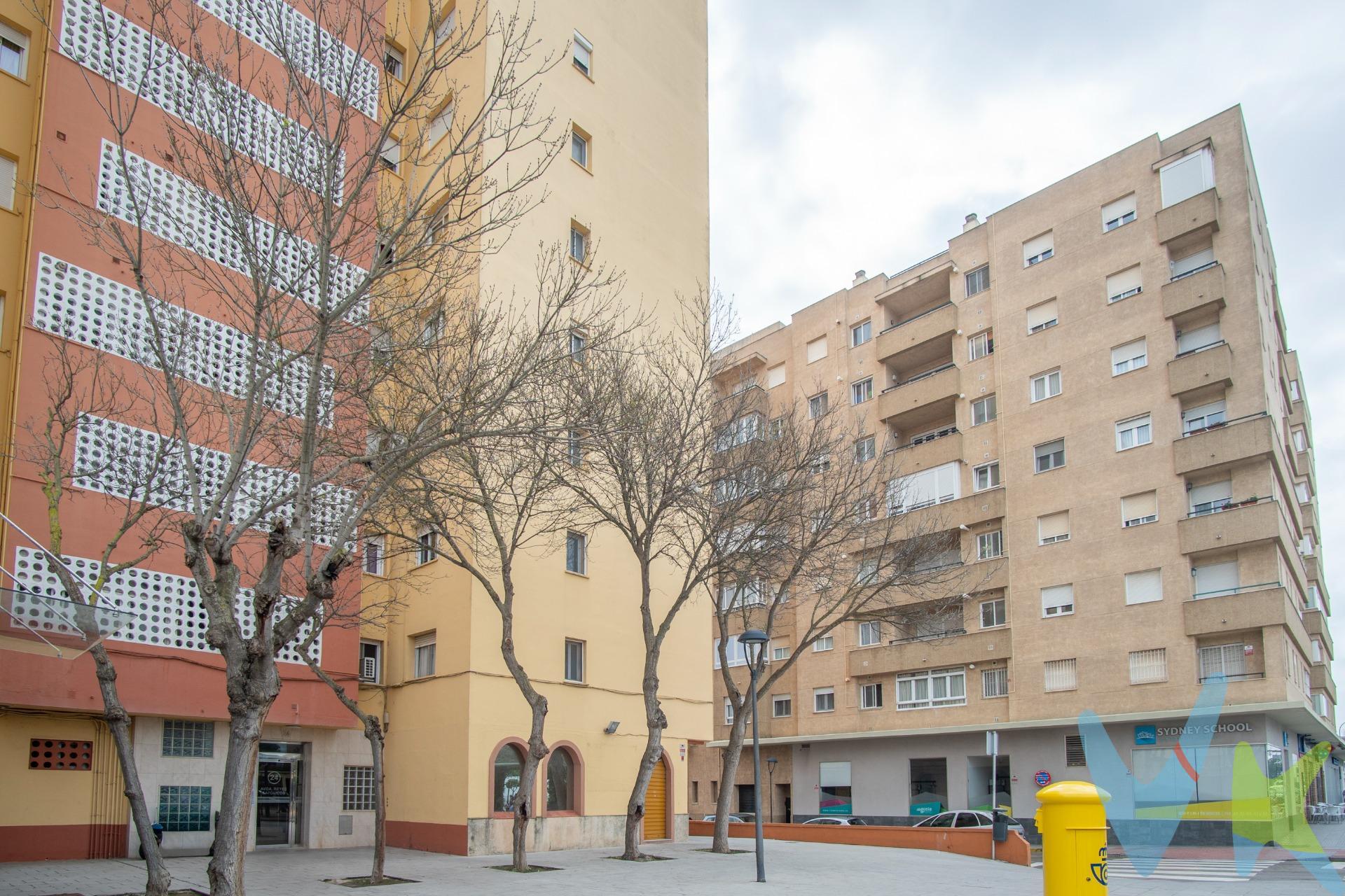 Descubre esta magnífica vivienda situada en una de las zonas más demandadas y mejor cotizadas de San Fernando, privilegiada por su cercanía al centro y por su excelente conexión con las principales salidas de la ciudad hacia otras direcciones. Una ubicación que combina comodidad, calidad de vida y una inversión segura. La vivienda cuenta con tres habitaciones, todas ellas muy luminosas, un baño y una cocina funcional con lavadero independiente que aporta comodidad al día a día. Además, dispone de una acogedora terraza acristalada, perfecta para disfrutarla durante todo el año como zona de descanso, despacho o rincón especial para desconectar. Semireformada hace muy poco tiempo, la propiedad presenta un estilo actual y cuidado, con materiales de calidad y una distribución pensada para aprovechar al máximo cada espacio. Sus armarios empotrados aportan orden y practicidad, mientras que la luz natural inunda cada estancia, creando un ambiente cálido y agradable. La vivienda dispone de una plaza de garaje opcional situada en el mismo edificio, con aproximadamente 12 m². El precio de la plaza es de 25.000 € y no está incluida en el precio de venta de la vivienda. 📞 Si estás interesado o quieres verla, no dudes en ponerte en contacto. ¡Te esperamos!. Una vivienda lista para entrar a vivir, con encanto, ubicación estratégica y todas las comodidades que buscas. Una oportunidad única en una de las mejores zonas de la ciudad.