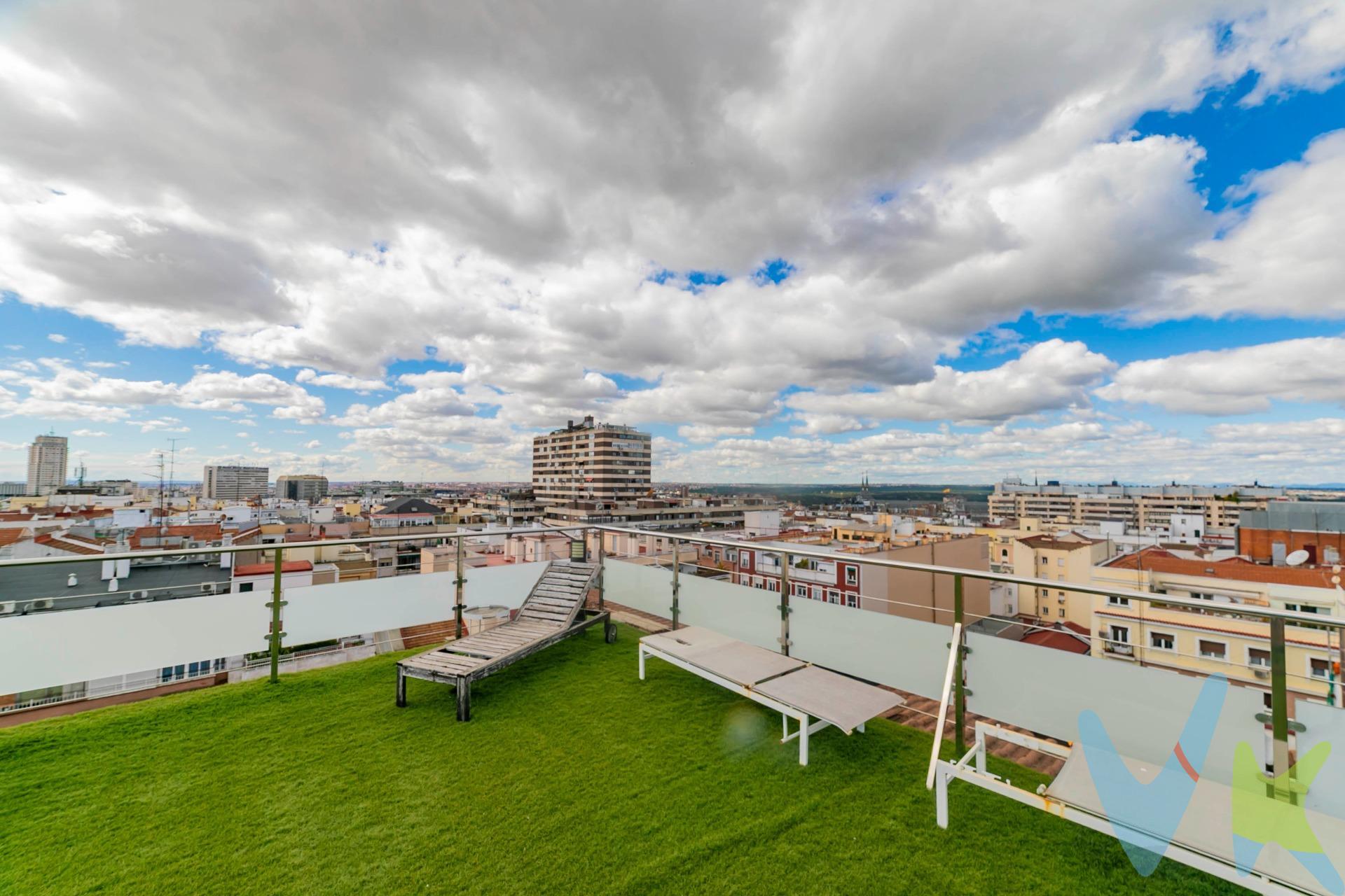 Descubre una joya en el corazón de Madrid: un impresionante ático dúplex de 360 m2 que redefine el lujo y la exclusividad. 🏡 Distribución excepcional:. •	3 amplios dormitorios dobles, incluyendo una majestuosa suite principal con vestidor, baño privado con ducha y bañera, y un acogedor espacio de oficina. •	2 baños completos con diseño moderno y acabados de alta calidad. •	Cocina totalmente amueblada y equipada, con elegantes puertas correderas de cristal templado que la integran con el espectacular salón de más de 70 m2. •	Salón con dos ambientes diferenciados: zona de comedor y acogedora zona de estar, bañada en luz natural gracias a sus ventanales panorámicos. •	Terraza perimetral con acceso directo desde el salón, ideal para disfrutar del aire libre y de las vistas despejadas. •	Aire Acondicionado en todas las estancias. Calefacción central. Ascensor. Conserje. 🏙️ La joya de la vivienda: su terraza superior. En la planta alta, un oasis privado te espera: una terraza de ensueño con vistas 360º a Madrid. Disfruta de:. •	Un espectacular porche donde relajarte o recibir invitados. •	Una cocina exterior completamente equipada para tus celebraciones. •	Un cuarto de baño para mayor comodidad. •	El lugar perfecto para organizar inolvidables fiestas veraniegas, noches de descanso bajo las estrellas y barbacoas con la ciudad a tus pies. 🏢 Estudio independiente, perfecto para tu hijo adolescente o alquilar, familiares/huéspedes o empleados del hogar. Además, la vivienda cuenta con un estudio independiente con:. •	Cocina americana totalmente equipada. •	Baño completo con acabados de alta calidad. •	Salón-dormitorio funcional y acogedor. •	Terraza privada de 40m² con espectaculares vistas de todo Madrid, ideal para relajarse y desconectar. 🏘️ Ubicado en una de las mejores zonas de Chamberí, con una conexión inmejorable y rodeado de todos los servicios, comercios y zonas verdes. 🚀 Si buscas una propiedad exclusiva, espaciosa y con las mejores vistas de Madrid, ésta es tu oportunidad!. ✨ Llama ahora y ven a visitar el cielo de Madrid. ✨ . No te pierdas nada y síguenos en https://www.instagram.com/assyssinmobiliarias_chamberi/?hl=es. . El comprador tendrá un coste adicional correspondiente al servicio de gestión, asesoramiento y acompañamiento en todo el proceso de compra. Dicho importe, el mobiliario, la decoración y los impuestos no están incluidos en el precio publicado. 