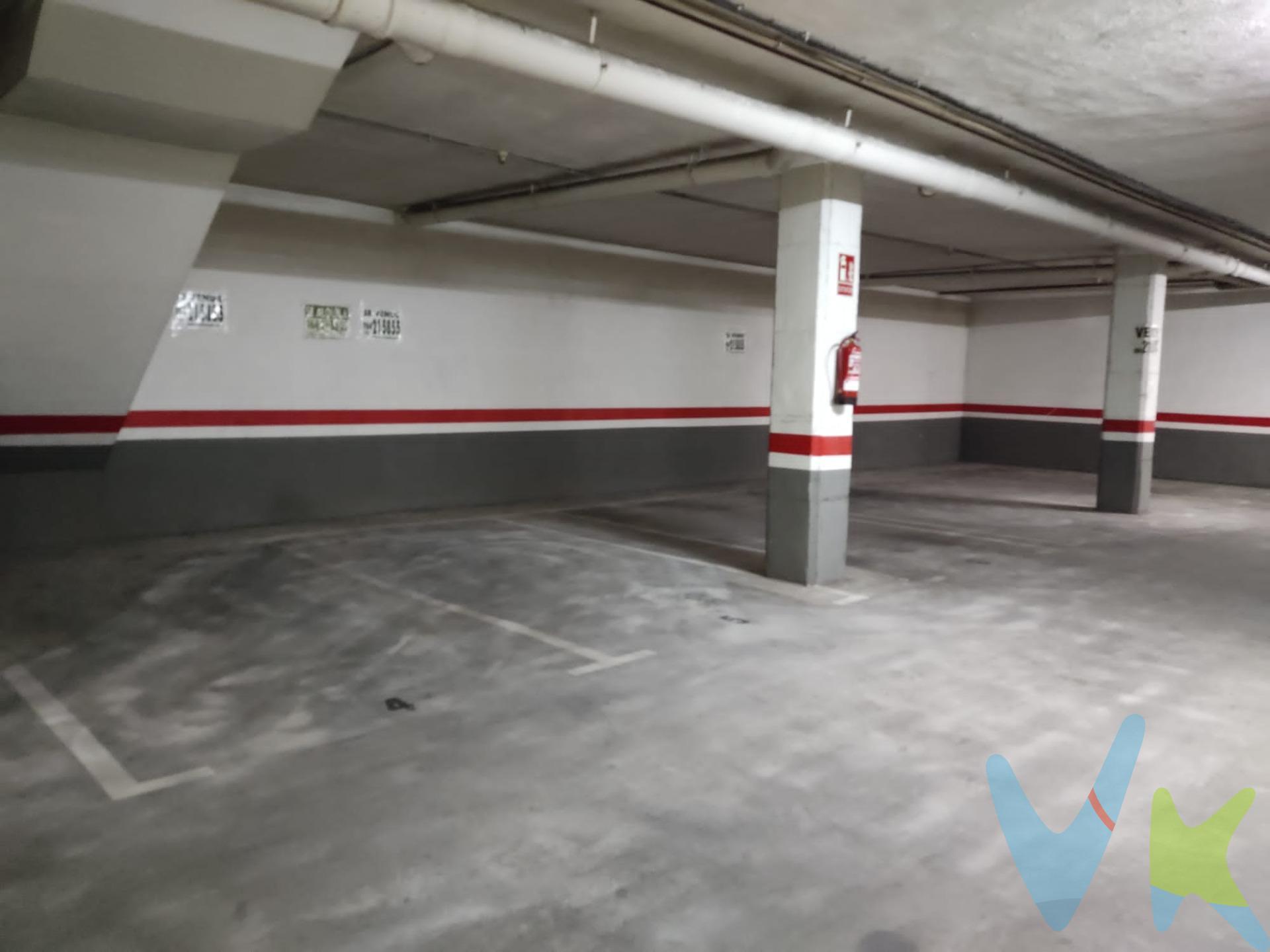 Descubre la oportunidad perfecta para estacionar tu vehículo con total comodidad. Este parking se encuentra ubicado en un bulevar moderno, conocido por su accesibilidad y fácil comunicación a través de la Ronda Este, lo que te permitirá desplazarte rápidamente hacia cualquier punto clave de Castellón. A pocos minutos encontrarás los juzgados, haciendo esta una opción ideal tanto para profesionales como para quienes buscan conveniencia diaria. Las amplias plazas están diseñadas para facilitar maniobras sin estrés, garantizando un acceso ágil e inmediato cada vez que necesites aparcar o recoger tu coche. No pierdas más tiempo buscando lugar; ¡llámanos ahora mismo y asegura tu plaza!