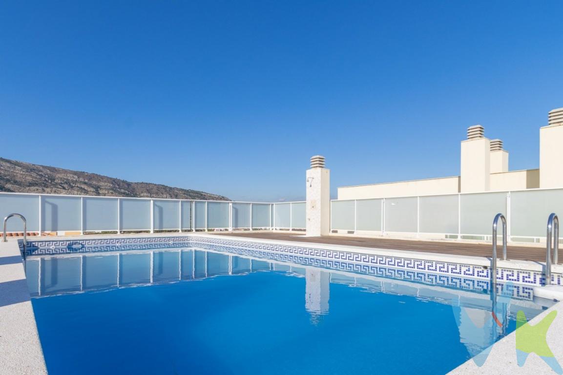 ¡Bienvenidos a esta increíble oportunidad en el corazón de Oropesa del Mar! Este encantador piso en venta te ofrece lo mejor en comodidad, estilo y ubicación. Ubicado en el centro de la ciudad, te ofrece un estilo de vida vibrante y cómodo.Al ingresar a este luminoso y acogedor piso, te recibirá un amplio salón comedor, perfecto para relajarte o entretener a tus invitados. La cocina independiente, equipada con todos los electrodomésticos necesarios, ofrece acceso directo a una encantadora terraza, donde podrás disfrutar de tus momentos al aire libre.El apartamento cuenta con dos dormitorios espaciosos, cada uno con armarios empotrados para maximizar el espacio de almacenamiento. Los dos baños completos ofrecen comodidad y privacidad para ti y tus invitados.Pero eso no es todo, ¡imagina disfrutar de las vistas panorámicas desde la piscina comunitaria en la azotea del edificio! Un lugar perfecto para refrescarte y relajarte mientras disfrutas del clima mediterráneo.Este piso se ofrece completamente amueblado y en excelente estado, listo para que puedas mudarte de inmediato y empezar a disfrutar de todo lo que Oropesa del Mar tiene para ofrecer. Además, cuenta con plaza de garaje, brindándote la comodidad y seguridad que necesitas.Con una ubicación inmejorable en el centro de la ciudad, estarás rodeado de una amplia variedad de tiendas, restaurantes y servicios, así como de las hermosas playas de arena dorada a solo unos minutos de distancia.No dejes pasar esta oportunidad única de adquirir este magnífico piso en Oropesa del Mar. ¡Contáctanos hoy mismo para programar una visita y hacer realidad tus sueños de vivir en la Costa del Mediterráneo!------------------------------------------Agencia inmobiliaria en Oropesa del mar si quieres comprar o vender casas pisos o locales en la comunidad Valenciana con oficina en Oropesa del Mar, Castellón. Para mayor seguridad en la compraventa, todas nuestras viviendas poseen FICHA DE CERTIFICACIÓN DE INMUEBLES registrada por la Asociación de Inmobiliarias de la Comunidad Valenciana ASICVAL. Antes de comprar o de entregar las arras, pida el Certificado de la vivienda para estar seguro y tranquilo sobre la situación legal, urbanística y de cargas de la misma. Los impuestos, gastos de notaría y registro no están incluidos en el precio de venta. 