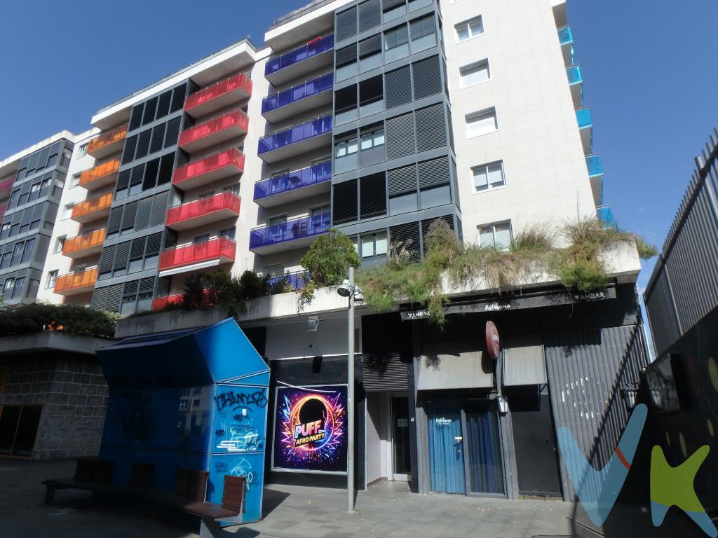Presentamos este local comercial a pie de calle en el barrio de San Juan, uno de los más consolidados y demandados de Pamplona. Ubicado en una zona con gran tránsito peatonal y excelente vida de barrio, rodeado de comercios, servicios, colegios y zonas verdes, lo que garantiza visibilidad y actividad durante todo el día.
El local cuenta con una superficie de 105 m², ofreciendo un espacio amplio y versátil que se adapta a múltiples tipos de negocio: desde comercio minorista hasta oficinas, centro de servicios o incluso proyectos más innovadores.
Gracias a su distribución y tamaño, dispone de grandes posibilidades de reforma y personalización, permitiendo aprovechar al máximo cada metro cuadrado según las necesidades del proyecto.
Una oportunidad ideal tanto para emprendedores como para inversores que buscan establecerse en una de las zonas con mayor proyección y calidad de vida de la ciudad.
Para más información o concertar una visita, no dudes en contactar.
En el precio NO están incluidos gastos impuestos, notaría y registro.