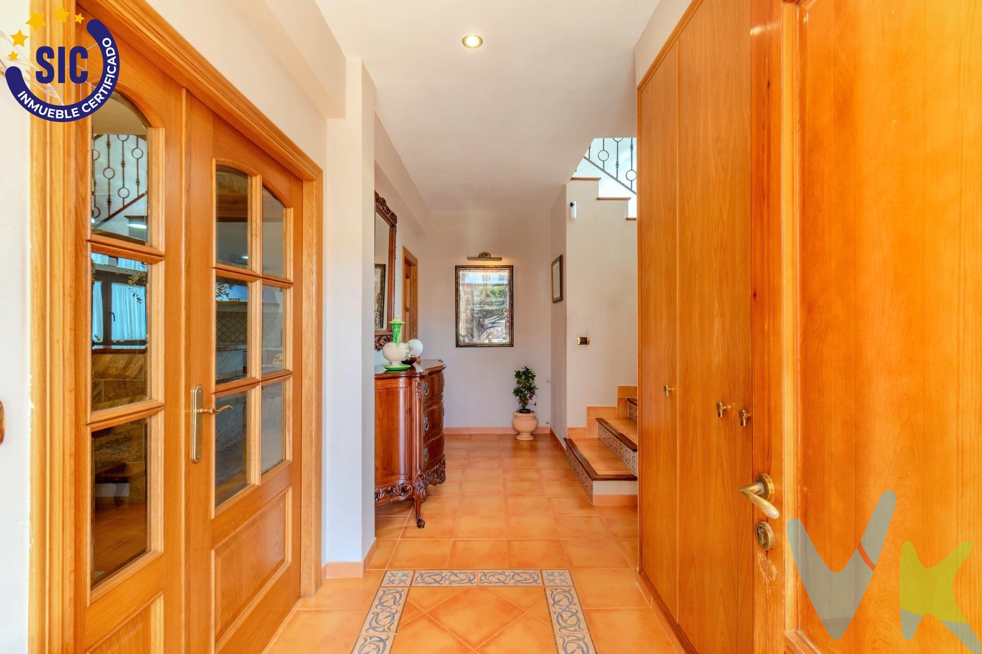 En el corazón de la Partida La Vall, en Borriol, se esconde un lugar donde el tiempo parece detenerse y cada rincón invita a quedarse. Esta propiedad no es solo una casa, es un refugio rodeado de naturaleza, intimidad y posibilidades. Sobre una generosa parcela de 824 metros, se alza una vivienda de estilo rústico que respira calidez y autenticidad. Sus 120 metros construidos, distribuidos en dos plantas, ofrecen cinco habitaciones y tres baños, espacios pensados tanto para el descanso como para compartir momentos inolvidables. El comedor con cocina integrada se convierte en el alma del hogar, un lugar donde las conversaciones se alargan y la vida fluye sin prisas. La chimenea le da una calidez añadida a la estancia. Pero lo que realmente hace especial a esta propiedad sucede al cruzar la puerta. El exterior es un auténtico oasis privado: una gran piscina donde refrescarse en los días de verano, zona de barbacoa para reuniones con familia y amigos, amplias áreas de ocio y espacio de aparcamiento que aportan comodidad al día a día. Además, la finca cuenta con una construcción adicional, originalmente pensada para celebraciones y encuentros, que hoy abre la puerta a nuevas oportunidades: una segunda vivienda independiente, un espacio para invitados o incluso un proyecto personal. Construida en 1986, esta casa conserva el encanto de lo tradicional con el potencial de adaptarse a cualquier estilo de vida. Un lugar donde desconectar, disfrutar y crear recuerdos. No dudes en visitarla, solicita que te acompañemos a descubrir tu nuevo refugio a un paso de Castellón. 