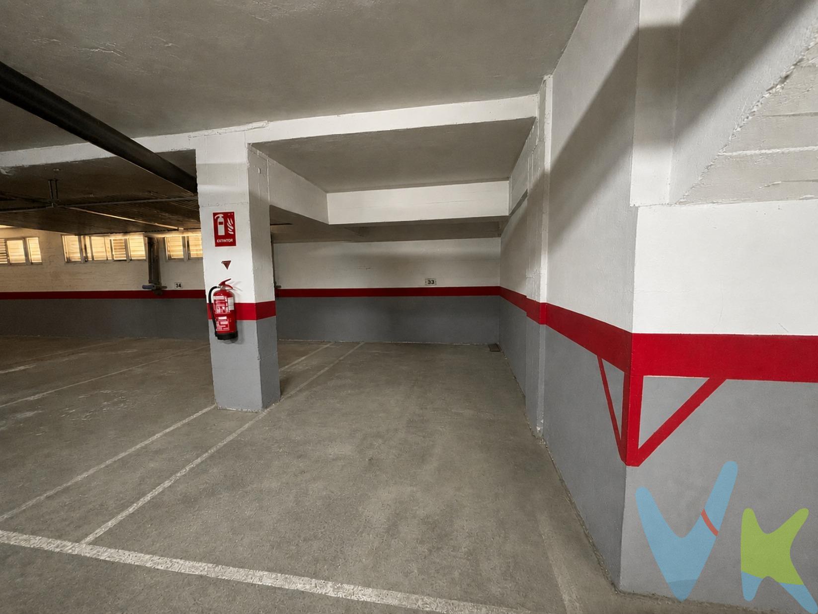 ¿Trabajas en Gibraltar o cruzas la frontera a diario? Esta plaza de garaje es una excelente oportunidad para olvidarte de los problemas de aparcamiento y ganar comodidad en tu día a día. Ubicada en la zona de Julián Besteiro, en La Línea de la Concepción, se encuentra a escasos minutos de la frontera con Gibraltar, en una de las áreas más demandadas tanto por residentes como por trabajadores transfronterizos. La plaza cuenta con buen acceso de entrada y salida, maniobrabilidad cómoda y espacio suficiente para estacionar con facilidad. Se sitúa en un edificio residencial con acceso mediante rampa, ofreciendo mayor seguridad y protección para el vehículo frente a las inclemencias del tiempo. Además, su ubicación permite disfrutar de amplias zonas verdes, servicios cercanos y una rápida conexión con las principales vías de acceso a Gibraltar. Ideal tanto para uso propio como para inversión, dada la alta demanda de aparcamiento en la zona. ✅ Muy cerca de la frontera de Gibraltar. ✅ Acceso cómodo y fácil maniobra. ✅ Garaje cubierto. ✅ Zona muy demandada. ✅ Excelente opción de inversión. No dejes pasar esta oportunidad. Contacta con nosotros para más información o para concertar una visita. • Segunda transmisión: Operación sujeta a ITP, cuyo tipo general es del 7% respecto al precio de venta, pudiendo reducirse al 6% o 3,5% en determinados supuestos conforme a la Ley 5/2021, de 20 de octubre, de Tributos Cedidos de la Comunidad Autónoma de Andalucía. • Honorarios de agencia - El comprador deberá abonar a la agencia unos honorarios del 3% del precio de compraventa (mínimo 3.000 €), más IVA del 21%. • Gastos de Notaría y Registro - Se estiman entre 1.000 € y 2.500 €, dependiendo del precio final, número de copias, extensión de la escritura y complejidad, conforme al Real Decreto 1426/1989 (arancel notarial) y Real Decreto 1427/1989 (arancel registral). • Financiación - En caso de financiación bancaria, los gastos asociados deberán ser consultados directamente con la entidad financiera correspondiente. Nota importante - La agencia realiza labores de intermediación. Las condiciones finales de la compraventa estarán sujetas a la aceptación expresa de la parte vendedora y a la posterior formalización contractual. 