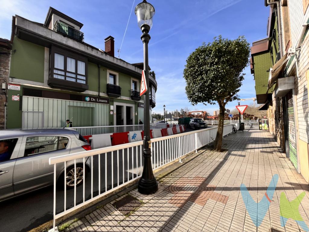  Ofrecemos una magnifica plaza de  garaje en venta que promete ser una inversión conveniente tanto para uso personal como para aquellos que busquen rentabilidad a través del alquiler. Ubicada en un enclave privilegiado, en la Guia ,enfrente del estadio del Molinón lo que ofrece la posibilidad de asegurar su vehículo en un área conocida por ser una de las más buscadas de la ciudad.Construido en 1991, el edificio donde se encuentra este garaje ha sido mantenido en excelentes condiciones, asegurando así un entorno seguro y funcional. El garaje cuenta con 10.8 metros útiles con 2,26 metros de ancho y 4,77 metros de largo y una superficie total de 12.2 metros construidos, en una garaje con pocos vehículos en una planta Se trata de una magnífica oportunidad para evitar preocupaciones de aparcamiento en la zona, algo especialmente codiciado en momentos de alta demanda turística o durante eventos especiales en la ciudad. Adquirir este garaje garantiza la tranquilidad de tener un espacio propio reservado.Un emplazamiento que combina lo mejor de la vida urbana con la paz que ofrece un vecindario de estas características.Asumir la propiedad de este espacio es una resolución inteligente para quienes saben que el aparcamiento es una de las mejores inversiones posibles. Agendar una visita es la manera ideal de apreciar las ventajas que este espacio tiene para ofrecer,es importante evaluar in situ las cualidades que lo hacen tan especial, desde su ubicación hasta su estado de conservación.Le invitamos a explorar esta opción y a descubrir por qué se trata de una oferta única en el mercado actual. Este anuncio no deja lugar a dudas sobre la calidad y ventajas de esta propiedad. No dude en organizar una visita para comprobarlo personalmente.En el precio no están incluidos los gastos de transmisiones patrimoniales, escritura y registro de la propiedad.