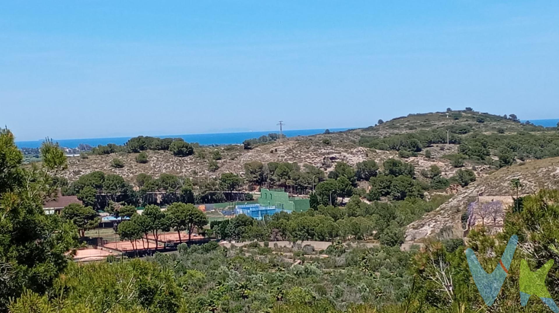 Una oportunidad única para crear un hogar exclusivo en un entorno incomparable. Descubre esta magnífica parcela urbana de 778 m² situada en la exclusiva urbanización Bona Vista de Cullera, un entorno privilegiado donde la tranquilidad, la naturaleza y la calidad de vida se unen a la perfección. Ubicada en una de las zonas residenciales más demandadas de Cullera, y a escasos minutos de la playa, esta parcela ofrece el espacio ideal para construir el chalet de tus sueños, una vivienda moderna con piscina, amplias terrazas o incluso un proyecto de inversión con enorme potencial. La urbanización Bona Vista destaca por su ambiente residencial de alto nivel, seguridad y excelentes comunicaciones. Además, cuenta con zonas deportivas y pistas de pádel, jardines y espacios ideales para disfrutar en familia. A tan solo unos minutos encontrarás todos los servicios necesarios: supermercados, colegios, restaurantes, acceso rápido a la autovía y las espectaculares playas de Cullera. La zona combina la tranquilidad de vivir rodeado de naturaleza con la comodidad de tener todo cerca. Cullera es uno de los rincones más bonitos del Mediterráneo valenciano, famosa por sus extensas playas de arena fina, su clima privilegiado durante todo el año, su gastronomía y sus impresionantes paisajes entre mar, montaña y arrozales. Vivir aquí significa disfrutar de amaneceres junto al mar, paseos infinitos y una calidad de vida excepcional. 