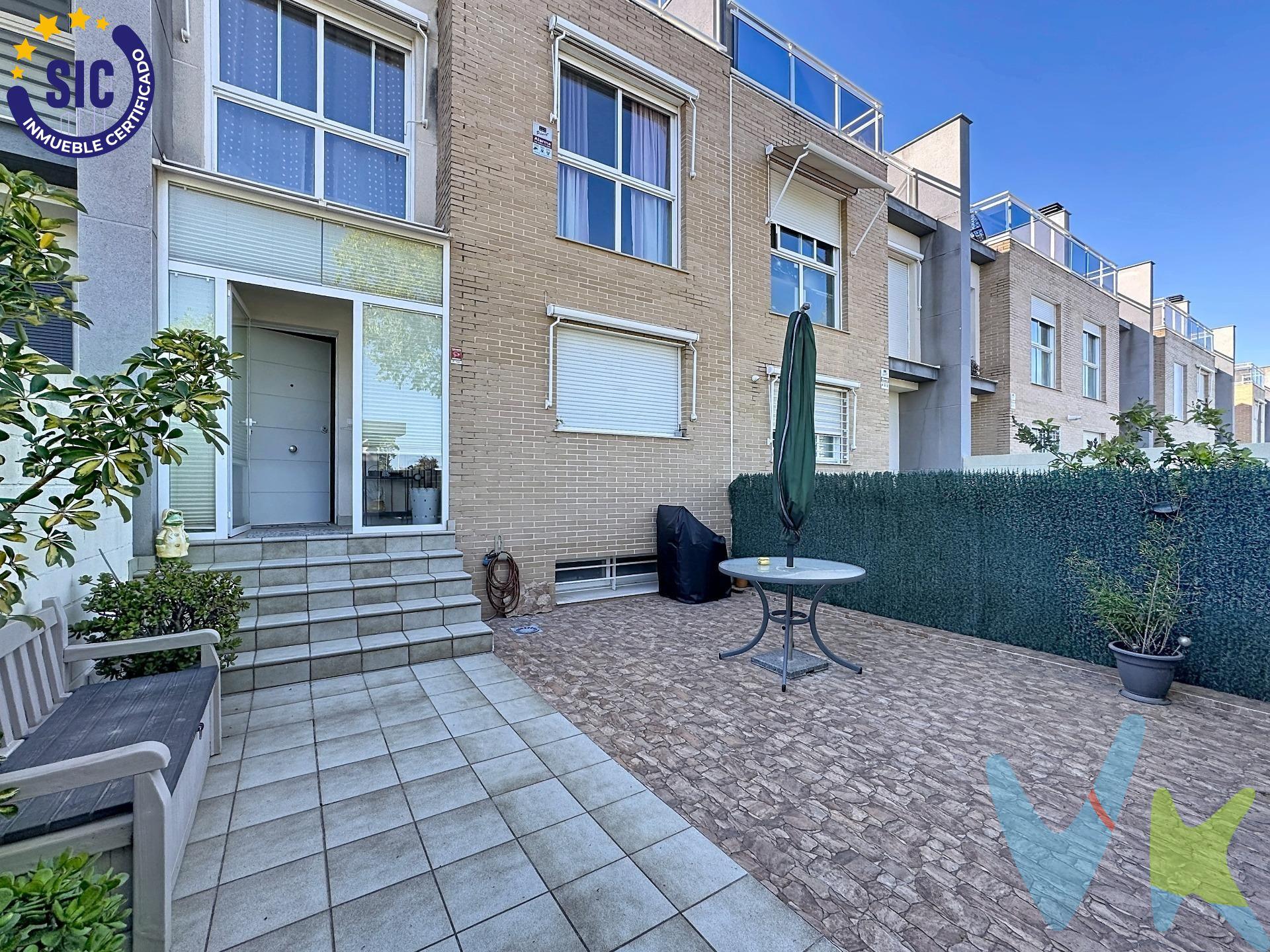 Magnífica vivienda con unos 334 metros construidos, que combina diseño moderno, amplitud y funcionalidad en una de las zonas residenciales más demandadas de Gandía. Destaca por su excelente orientación, grandes ventanales y abundante luz natural. Ubicada en un entorno tranquilo, con amplias avenidas y todos los servicios a pocos minutos (supermercados, colegios, zonas deportivas y fácil acceso al centro y la playa). Distribución:. Planta baja: Garaje amplio con capacidad para 2 vehículos, zona de almacenamiento y sala polivalente de unos 35 m² ideal como gimnasio, despacho o sala de ocio. Planta principal: Terraza de entrada, cocina independiente totalmente equipada, aseo y espacioso salón-comedor con salida a terraza privada de 40 m² con pérgola bioclimática automatizada, iluminación LED y acceso directo a piscina y jardines comunitarios. Segunda planta: 3 dormitorios dobles y 2 baños completos, uno de ellos en suite. Baños modernos con duchas a ras de suelo y acabados de alta calidad. Planta superior: Buhardilla con múltiples posibilidades (suite, despacho, zona de relax) y acceso a solárium privado de 30 m². Calidades y equipamiento:. Ascensor privado en todas las plantas. Instalación de paneles solares (alta eficiencia energética). Sistema domótico (persianas y toldos motorizados). Aire acondicionado por conductos con control independiente por zonas (Airzone). Suelos de mármol y carpintería exterior con doble acristalamiento. Sistema de filtrado de agua en toda la vivienda. Una propiedad lista para entrar a vivir, ideal para quienes buscan confort, tecnología y calidad de vida en una ubicación privilegiada. VENTA:. PVP 495.000€. Gastos e impuestos no incluidos en el precio. La compra conlleva impuestos y gastos de formalización para el comprador. A título orientativo se informa que en segundas transmisiones el ITP con carácter general en Valencia es del 10%, pudiendo existir otros tipos impositivos atendiendo a las circunstancias personales del comprador u otras circunstancias previstas legalmente. Base imponible del impuesto el mayor valor entre el precio de compraventa, la tasación o el valor de referencia catastral. En cuanto a los gastos de notaría y registro, en su caso, suelen oscilar aprox. entre 1,5% y 2,5% (aranceles variables según precio, n.º de copias y complejidad). El comprador elige notario. Si el comprador precisase de hipoteca: tasación, condiciones y costes bancarios serán según entidad elegida por el comprador, así como los gastos de gestoría, y cualesquiera otros gastos inherentes a la formalización de la compraventa que legalmente correspondan a la parte compradora, salvo pacto expreso en contrario con el vendedor. El consumidor tiene, conforme a la normativa vigente, a su disposición información y documentación adicional relativa al inmueble y condiciones de la compraventa, que podrá ser consultada en C/Joaquín Costa 4, bajo 46005 Valencia o urbe2@remax.es. Honorarios de mediación inmobiliaria a cargo del COMPRADOR: (3% del precio final de venta más IVA (21%), salvo otro pacto.); y de VENDEDOR (según acuerdo con el mismo). Se informa al consumidor que la agencia actúa como intermediaria inmobiliaria en la operación, estando cualquier eventual compraventa y sus condiciones sujeta a la aceptación expresa del propietario-vendedor y a la posterior formalización del correspondiente contrato.