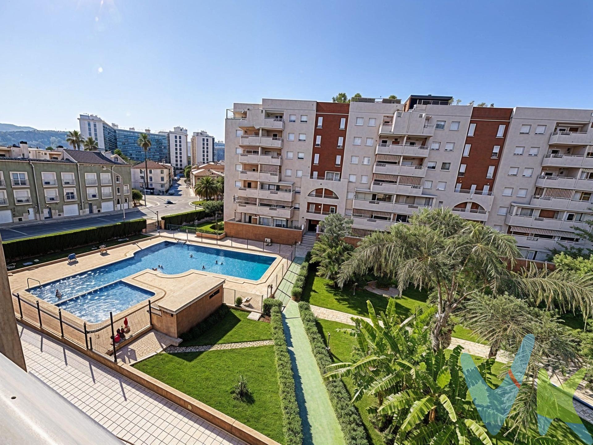 En pleno Grao de Gandía, a tan solo 8 minutos de la playa, presentamos este acogedor piso de 3 dormitorios en la urbanización Jardines de Sínia, situada entre las calles Llavador, Camí Vell del Grau, Goleta y Sínia. Un enclave tranquilo y muy bien comunicado, ideal tanto para disfrutar todo el año como para una segunda residencia junto al mar. La vivienda se encuentra en una 4a planta con ascensor y ofrece 90,73 m2 construidos (79,25 m2 útiles), además de una amplia terraza de 10,93 m2 con vistas directas a la piscina comunitaria: el rincón perfecto para desayunar al aire libre o disfrutar de las tardes de verano. El salón-comedor es luminoso y espacioso, con salida directa a la terraza, creando una continuidad ideal entre el interior y el exterior. La cocina, independiente y con galería, aporta un extra de luz y ventilación, además de espacio adicional para tareas de lavado y almacenaje. En cuanto a los dormitorios, la vivienda cuenta con tres: uno de ellos en suite, con baño privado, ofreciendo un espacio de descanso con total independencia; los otros dos comparten un baño completo adicional, perfectamente distribuido para el resto de la familia o invitados. Como complemento, la propiedad incluye una plaza de parking, un valor añadido muy apreciado en la zona. La urbanización cuenta con piscina comunitaria, y su ubicación permite llegar caminando en pocos minutos a la playa de Gandía, así como a las tiendas, restaurantes y servicios del Grao. Una oportunidad excelente para quienes buscan una vivienda funcional, luminosa y con encanto mediterráneo, muy cerca del mar. VENTA:. PVP 265.000€. Gastos e impuestos no incluidos en el precio. La compra conlleva impuestos y gastos de formalización para el comprador. A título orientativo se informa que en segundas transmisiones el ITP con carácter general en Valencia es del 9%, pudiendo existir otros tipos impositivos atendiendo a las circunstancias personales del comprador u otras circunstancias previstas legalmente. Base imponible del impuesto el mayor valor entre el precio de compraventa, la tasación o el valor de referencia catastral. En cuanto a los gastos de notaría y registro, en su caso, suelen oscilar aprox. entre 1,5% y 2,5% (aranceles variables según precio, n.º de copias y complejidad). El comprador elige notario. Si el comprador precisase de hipoteca: tasación, condiciones y costes bancarios serán según entidad elegida por el comprador, así como los gastos de gestoría, y cualesquiera otros gastos inherentes a la formalización de la compraventa que legalmente correspondan a la parte compradora, salvo pacto expreso en contrario con el vendedor. El consumidor tiene, conforme a la normativa vigente, a su disposición información y documentación adicional relativa al inmueble y condiciones de la compraventa, que podrá ser consultada en C/Joaquín Costa 4, bajo 46005 Valencia o urbe2@remax.es. Honorarios de mediación inmobiliaria a cargo del COMPRADOR: (3% del precio final de venta más IVA (21%), salvo otro pacto.); y de VENDEDOR (según acuerdo con el mismo). Se informa al consumidor que la agencia actúa como intermediaria inmobiliaria en la operación, estando cualquier eventual compraventa y sus condiciones sujeta a la aceptación expresa del propietario-vendedor y a la posterior formalización del correspondiente contrato.