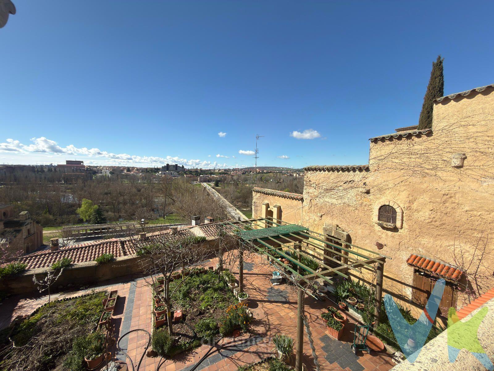 Exclusiva casa de dos plantas, con más de 200m2 útiles, en pleno centro monumental de Salamanca con jardín de 174m2 con impresionantes vistas.
