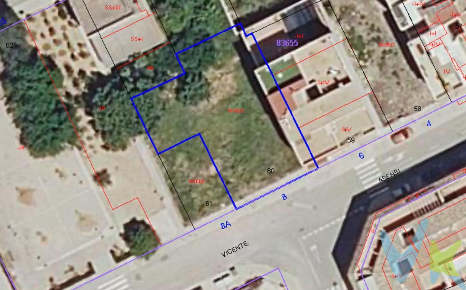 Solar urbano para promoción residencial en L’Alcúdia de Crespins (Valencia). Se vende una interesante parcela urbana situada en la calle Vicente Asensi, dentro de una de las zonas de ensanche más demandadas de L’Alcúdia de Crespins (Valencia). Esta localidad, muy bien comunicada mediante tren de Cercanías (línea C-2) y con rápido acceso a vías principales como la A-35 y CV-40, ofrece un entorno ideal para el desarrollo de vivienda residencial de obra nueva, con alta calidad de vida y buena demanda local. La parcela cuenta con una superficie de 623 m² y se ubica en suelo urbano consolidado, dentro de ordenanza ENS, que permite edificar hasta planta baja + 3 alturas. Según la normativa, es posible ocupar el 100% de la parcela en planta baja y el 80% en las tres plantas superiores, lo que permite alcanzar una edificabilidad aproximada de 2.118 m² sobre rasante. A ello se suma la posibilidad de desarrollar un sótano para aparcamiento, no computable a efectos de edificabilidad. La repercusión del suelo es igualmente orientativa, y se estima en torno a 118 €/m² edificable, un valor muy competitivo que convierte esta operación en una oportunidad atractiva para promotores interesados en proyectos de tamaño medio con buena proyección de venta o alquiler. La zona cuenta con todos los servicios a corta distancia: colegios, parques, supermercado, centro de salud, instalaciones deportivas y transporte público. El entorno inmediato está formado por edificaciones modernas y zonas verdes, lo que garantiza un buen encaje estético y funcional para una promoción actual. En definitiva, se trata de una opción muy interesante para desarrollar vivienda nueva en una población en crecimiento, bien comunicada, con alta demanda y costes de repercusión controlados. La descripción del presente inmueble e imágenes tienen mero carácter informativo y en ningún caso carácter contractual, pudiendo ser modificados por la inmobiliaria comercializadora sin que ello implique responsabilidad alguna frente a terceros. En el precio de venta a público, esta propiedad NO incluye los gastos de adquisición (Notario, registro, gestión, honorarios, etc…). 