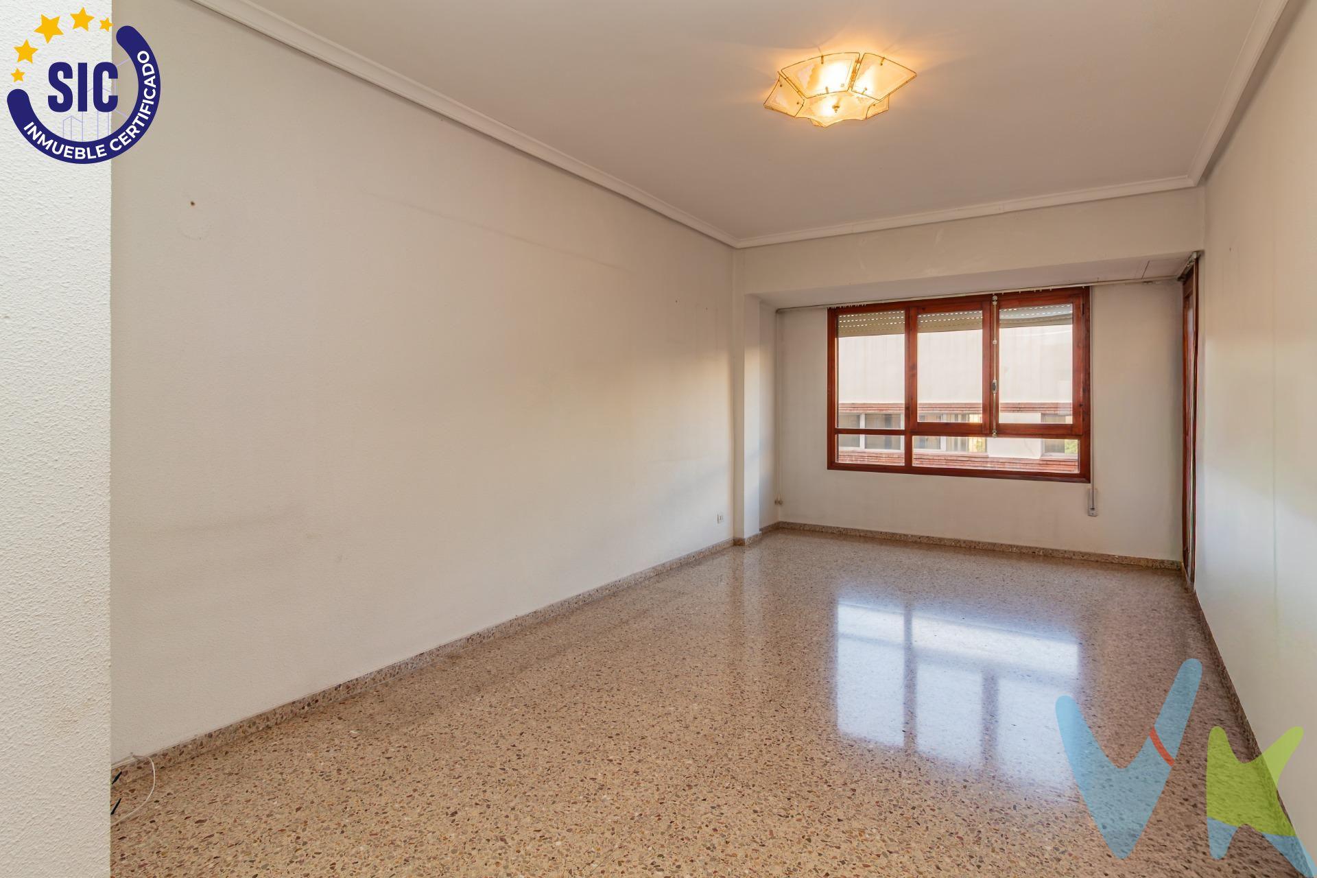 . Ubicado en una de las zonas más demandadas de Castellón, junto al Parque del Lago y a un paso del centro, este amplio y luminoso piso es ideal para quienes buscan espacio, luz y una excelente ubicación. La vivienda destaca por su doble orientación este-oeste, lo que garantiza luz natural y ventilación cruzada durante todo el día. El salón es amplio y muy luminoso, perfecto para disfrutar de un ambiente cómodo y acogedor. Su distribución ofrece tres habitaciones dobles y una individual, con múltiples posibilidades de redistribución y personalización. La cocina es independiente y cuenta con galería, aportando funcionalidad y espacio extra. El inmueble se encuentra para reformar, lo que permite adaptarlo completamente a tus gustos y necesidades. Actualmente dispone de un baño, aunque originalmente eran dos, por lo que existe la posibilidad de recuperar fácilmente un segundo baño. La vivienda cuenta además con terraza, trastero y plaza de parking. El edificio dispone de solo dos vecinos por planta, ofreciendo mayor tranquilidad y privacidad. El portal ha sido reformado y adaptado a la normativa vigente. Su ubicación estratégica permite disfrutar de colegios, comercios de proximidad, centros médicos, zonas verdes y transporte público a pocos pasos, con paradas de autobús cercanas y todos los servicios necesarios para el día a día. Una vivienda con espacio, luz y ubicación privilegiada, perfecta para crear el hogar que siempre has querido. (*) Cláusula de Transparencia y Desglose de Gastos. En cumplimiento de las obligaciones de información previstas en la Ley 10/2025, de 28 de diciembre, de servicios de atención a la clientela y transparencia, así como en la normativa sectorial vigente, se hace constar que el precio indicado no incluye los gastos e impuestos inherentes a la adquisición, los cuales se desglosan a continuación:. - Impuesto sobre Transmisiones Patrimoniales (ITP): Se aplicará el tipo impositivo vigente en la Comunidad Valenciana, generalmente el 10%, sin perjuicio de tipos reducidos aplicables según las circunstancias personales del comprador o las características del inmueble. El impuesto se devenga sobre el Valor de Referencia Catastral o el precio de venta, aquel que resulte superior. Para una información exhaustiva sobre el funcionamiento, tipos impositivos y bonificaciones del ITP, puede consultar el portal oficial de la Agencia Tributaria autonómica en el siguiente enlace: www.atv.gva.es/es/itpajd. - Gastos de Notaría: Los honorarios notariales se calcularán conforme al arancel oficial regulado en el Anexo I, del Real Decreto 1426/1989, de 17 de noviembre, por el que se aprueba el arancel Notarial. - Gastos de Registro: La inscripción en el Registro de la Propiedad se facturará según el arancel oficial establecido en el Anexo I, del Real Decreto 1427/1989, de 17 de noviembre, por el que se aprueba el arancel de los Registradores de la Propiedad. - Gastos de Gestión: Los honorarios por la tramitación administrativa, liquidación de impuestos e inscripción registral, en el supuesto de ser a cargo de la agencia inmobiliaria, ascienden a 302,50 € (IVA incluido). - Honorarios Agencia del Vendedor: incluidos en el precio publicado. - Honorarios Agencia del Comprador: Se informa que eventualmente podrían existir honorarios profesionales a cargo del adquirente, en aquellos casos en que se hubieran contratado previamente los servicios específicos del encargo de compra y en ningún caso estarán vinculados al precio.