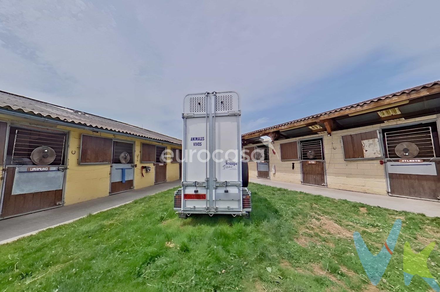 ENCANTO, NATURALEZA E INDEPENDENCIA JUNTO AL MAR. ¿Buscas una propiedad diferente, con carácter, espacio, naturaleza, posibilidades de negocio y, además, a un paso de todo? Entonces sigue leyendo, porque esta joya en Laredo lo tiene todo. Ubicada en una parcela de más de 2.700 m², completamente cerrada con un muro perimetral que te garantiza total privacidad, esta espectacular finca se encuentra dentro del casco urbano, pero con la tranquilidad de vivir como si estuvieras en el campo. Estás a 1 minuto de la autovía hacia Bilbao, pegado al centro hípico y a un paso de las playas de Laredo, una de las zonas más valoradas de Cantabria. La propiedad se compone de una impresionante casa de más de 300 m² distribuidos en tres plantas, un precioso jardín con árboles, un pozo tradicional, y unas caballerizas en pleno funcionamiento, que puedes explotar como negocio ecuestre gracias a su proximidad inmediata al centro hípico, o destinar al uso privado si eres amante de los caballos. Planta baja: garaje, txoko y bodega con potencial. En la planta baja encontramos un enorme garaje que ocupa casi toda la superficie de la vivienda. ¿Lo mejor? Tiene altura y espacio suficiente como para transformarlo en un apartamento independiente, perfecto para invitados. También en esta planta hay un txoko tradicional, ideal para celebraciones, y una bodega soterrada que encantará a los amantes del vino. Primera planta: luz, terrazas y vistas. Subiendo a la primera planta, encontramos la zona de vivienda propiamente dicha que se despliega con espacios amplios y muy bien distribuidos. Al entrar, a la izquierda accedes a una gran cocina con salida a una terraza, perfecta para tus desayunos al aire libre, y el salón principal dividido en dos ambientes que cuenta con chimenea y con un mirador lleno de luz natural y salida directa a otra terraza con vistas abiertas al jardín y al entorno. En esta misma planta encontrarás también la habitación principal con baño en suite y balcón. Además, hay otro baño completo de gran tamaño para dar servicio a las otras 3 habitaciones, todas ellas con armarios empotrados. Segunda planta: espacio versátil. La planta superior está compuesta por una zona diáfana en la bajocubierta, en la que entra muchísima luz por las ventanas, perfecta para convertir en despacho, gimnasio, sala de juegos o una habitación más. Exteriores: caballerizas, jardín y opción de ampliar. En el exterior te espera un jardín cuidado al detalle, lleno de árboles, zonas de descanso y un pozo con encanto. Las caballerizas, totalmente operativas y con acceso directo desde la parcela al centro hípico colindante, ofrecen una oportunidad única de explotación como negocio ecuestre o de alquiler a terceros. Además, si lo deseas, el terreno te permite construir fácilmente una casa para invitados, con su propio acceso, sin afectar la privacidad de la vivienda principal. Esta propiedad no es solo una casa, es un proyecto de vida. Ideal para familias grandes, amantes del mundo ecuestre, emprendedores del turismo rural, o simplemente quienes buscan un lugar especial con espacio, luz y naturaleza.. sin renunciar a estar cerca de todo. ¿Te imaginas viviendo aquí? Ven a conocerla. Te aseguramos que no te dejará indiferente. 