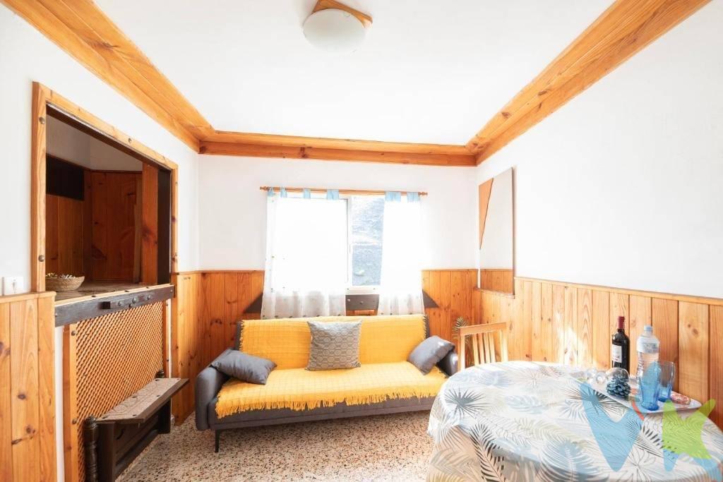 Casa con vistas a las montañas en Arure – Valle Gran Rey, La Gomera. Se vende acogedora vivienda situada en Arure, un núcleo tranquilo y con encanto perteneciente a Valle Gran Rey, en la isla de La Gomera. Una zona especialmente valorada por su entorno natural, su silencio y sus impresionantes paisajes de montaña. La propiedad se encuentra rodeada de naturaleza, con vistas abiertas a las montañas, en un entorno de absoluta calma, ideal para quienes buscan privacidad, aire puro y calidad de vida. Arure es conocido por su carácter auténtico, su clima agradable y su conexión directa con rutas de senderismo y espacios naturales. La vivienda cuenta con una habitación doble, baño completo y una zona de estar con cocina integrada, bien aprovechada y funcional. Es una casa cómoda, de fácil mantenimiento y con múltiples posibilidades de uso: vivienda habitual, segunda residencia o inversión. A pocos minutos en coche se encuentran las playas, servicios y zonas comerciales de Valle Gran Rey, lo que permite disfrutar de la tranquilidad del entorno rural sin renunciar a las comodidades. Una excelente oportunidad para quienes desean vivir o invertir en un entorno natural privilegiado, en una de las zonas más auténticas y demandadas del sur de La Gomera. ¡No pierdas la oportunidad de visitarlo y descubrir todo lo que ofrece!. Datos meramente informativos, sin valor contractual. Impuestos y gastos de transmisión no incluidos en el precio de venta.