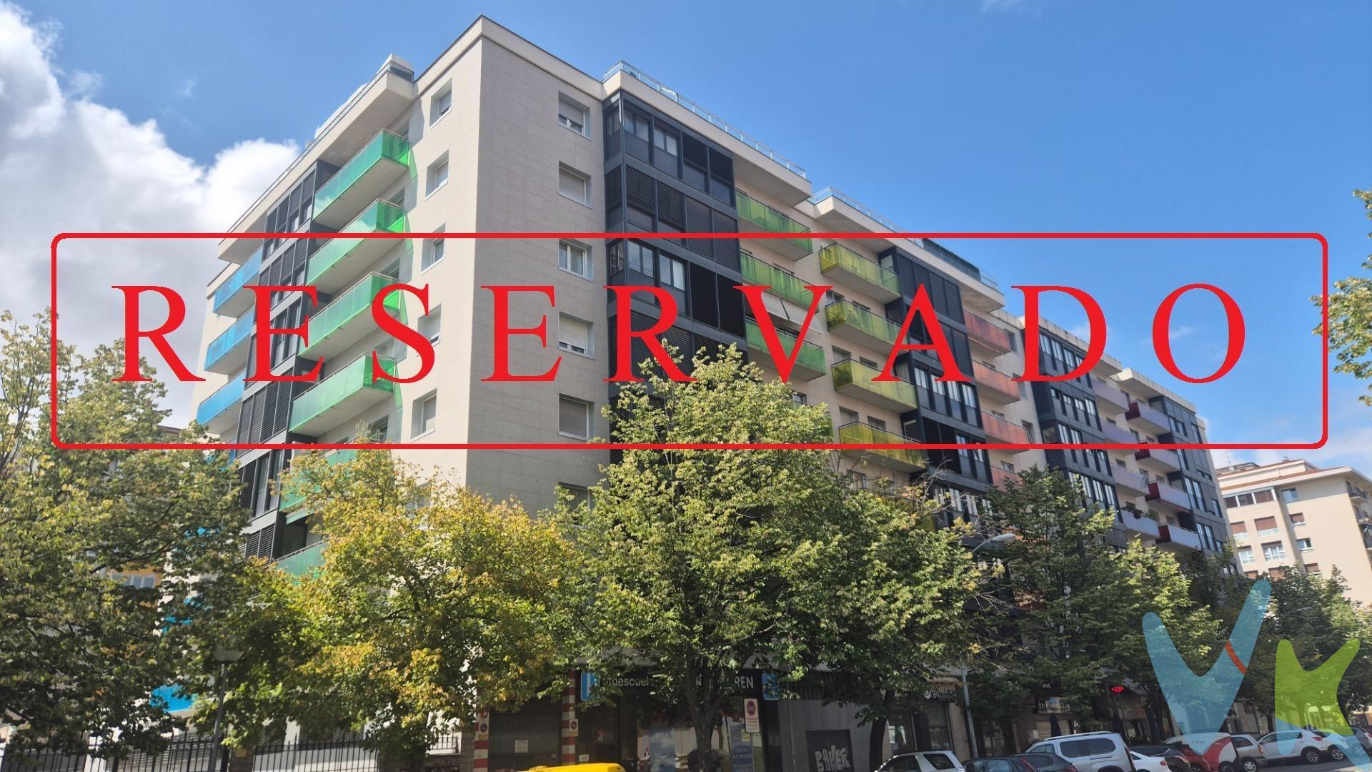 Este piso en el centro de San Juan, la Travesía de Bayona, tiene todos los básicos que adornan una buena propiedad. Tiene una excelente ubicación, el centro de este barrio de más de 50 años, consolidado, cómodo, céntrico y exclusivo sin petulancias. En un edificio rehabilitado, fachadas, cubiertas , portal  y ascensores renovados con una imagen moderna. El piso es un dechado de virtudes. Una altura ideal, en esquina con sol de mañana y mediodía, todo exterior menos los baños, con vistas privilegiadas desde todas las estancias exteriores y 2 balcones para disfrutarlas. El interior se ha ido adecuando a los tiempos también: Ventanas, puertas, cocina y baños han sido reformadas en diferentes momentos y como resultado el piso está perfecto para entrar a vivir. El magnífico suelo de roble sigue siendo el original, para que cambiar lo que está bien.. En el sótano del edificio una buena plaza de garaje y un pequeño pero práctico trastero. Sin duda un piso completo que harán las delicias de todos los interesados. Serán muchos.. . 