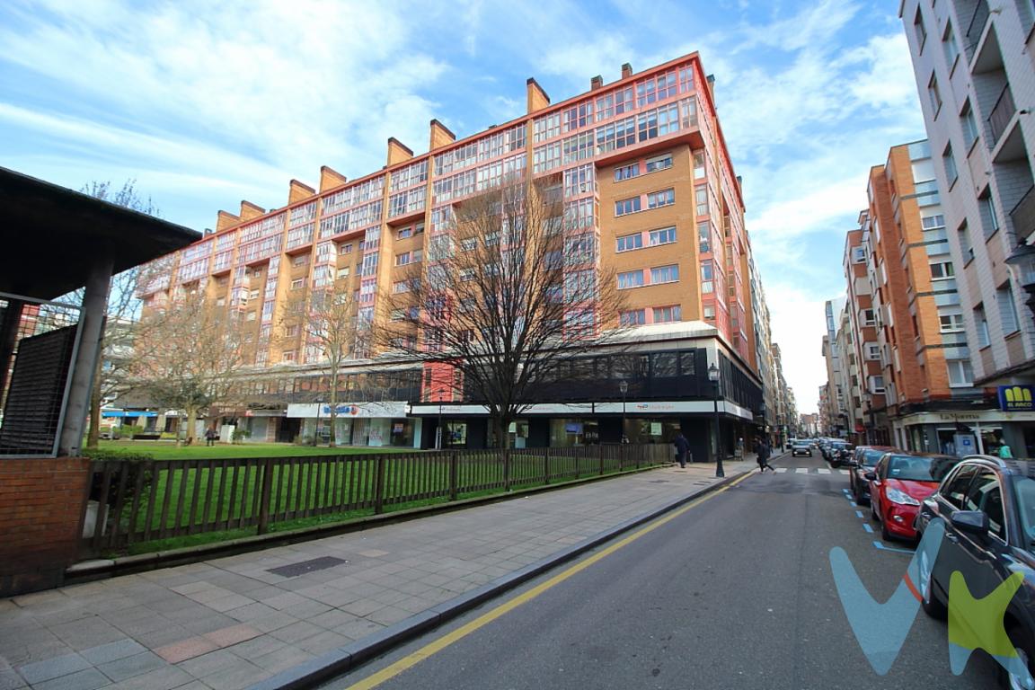 ¡Descubre tu futuro hogar en Gijón! Presentamos este maravilloso piso en venta, ubicado en la prestigiosa zona de La Arena. Este amplio inmueble ofrece una excepcional combinación de comodidad, espacio y ubicación, haciendo de él una opción perfecta para quienes buscan un lugar excepcional para vivir.Se trata de una vivienda en dúplex, en la planta baja dispone de salón, cocina habitación grande, y un baño completo, y en la planta bajo cubierta disponemos de una habitacion y despacho, con un baño completo. La planta de arriba esta registrada como trasteros, pero desde que se construyó el edificio forman parte de la vivienda como metros dentro de la misma y comunicados con escalera interior.La vivienda esta muy cuidada, con parte de sus velux nuevas, tiene parquet en habitaciones y salón, y gres en baños y cocina.Situado en la planta 9 de un edificio construido en el año 1990, este piso permite disfrutar de impresionantes vistas de la ciudad y una luminosidad única. Con sus generosos 114 metros cuadrados útiles y 132 metros construidos, el espacio nunca será un problema. Aquí, cada rincón ha sido diseñado pensando en el confort y la funcionalidad.El inmueble cuenta con tres  habitaciones, una de ellas en la planta de abajo, y las otras dos bajo cubierta. Estas habitaciones son perfectas tanto para una familia como para aquellas personas que necesitan espacio extra para una oficina en casa o una habitación de invitados. Además, ofrecen un ambiente tranquilo y acogedor, ideal para el descanso.El salón es una de las joyas de este piso, de diseño amplio y elegante, perfecto para encuentros familiares o momentos de relax. Las ventanas permiten el paso abundante de luz natural, creando un ambiente cálido y acogedor durante todo el año. La cocina, ofrece un espacio funcional donde preparar deliciosas comidas será un placer. Cada detalle ha sido cuidadosamente pensado para maximizar el espacio y la comodidad.Este piso también cuenta con un trastero en la planta sótano, ideal para almacenar esos objetos que no se usan diariamente, manteniendo así el orden y la armonía en el hogar. Además, la propiedad incluye un garaje, proporcionando una gran comodidad y seguridad para estacionar su vehículo. El ascensor da acceso directo al trastero y plaza de garaje.La ubicación de este inmueble es simplemente ideal. Situado en una de las zonas más deseadas de Gijón, La Arena, ofrece acceso rápido y fácil a todos los servicios esenciales. Además, múltiples opciones de transporte público están a su disposición con paradas de autobús cercanas, facilitando los desplazamientos por la ciudad. Se encuentra ubicado a escasos metros de la playa de San Lorenzo.El edificio dispone de ascensor, garantizando así un acceso cómodo y sin esfuerzo a la planta donde se ubica el piso. El buen estado de conservación del edificio refleja el cuidado y mantenimiento adecuados, asegurando un entorno seguro y atractivo para los residentes. La calefacción es central.Invitamos a todos aquellos que valoran el espacio, la comodidad y una excelente ubicación a visitar este maravilloso piso. Este inmueble no solo ofrece un hogar, sino una experiencia de vida inigualable en la hermosa ciudad de Gijón. No pierda la oportunidad de conocer personalmente este excepcional piso. Es una oferta única que reúne todas las condiciones para satisfacer las expectativas de los más exigentes. ¡Esperamos su visita!El precio no incluye gastos de Notaría, Registro e Impuestos de Transmisiones.