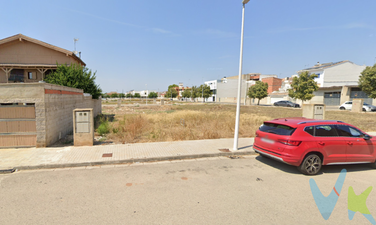 CONSTRUYE TU HOGAR DESDE CERO EN ESTE TERRENO URBANO DE 314 m²    Hay casas que encuentras?EUR? y otras que puedes imaginar desde el primer momento construyéndotelas desde el principio.    Si alguna vez has pensado en construir una vivienda totalmente a tu gusto, eligiendo cada espacio, cada detalle y cada rincón, esta parcela puede ser el punto de partida de ese proyecto.    Se trata de un terreno urbano de 314 m², situado en una zona tranquila de la población, ideal para disfrutar de la privacidad y la tranquilidad del día a día sin renunciar a tener todos los servicios necesarios a tu alcance.    La parcela es 100 % edificable y permite la construcción de planta baja + 2 alturas, con retranqueo, ofreciendo múltiples posibilidades para diseñar una vivienda amplia, luminosa y completamente adaptada a tus necesidades.    Imagina poder decidir cómo será tu futuro hogar: una gran zona de día, terrazas, espacios exteriores, varias habitaciones, despacho, zona de juegos?EUR? Un proyecto creado desde cero y pensado exclusivamente para ti y tu familia.    314 m² de posibilidades para construir mucho más que una casa: tu próximo hogar.    Contacta con nosotros para ampliar información y conocer todas las posibilidades que ofrece esta parcela.    Si tienes que vender antes tu vivienda, llámanos y te asesoramos cómo hacerlo para además tener los mínimos gastos posibles y todas las garantías.  Agencia Registrada con el nº00516 en el Registro Obligatorio de Agentes Inmobiliarios de la Comunidad Valenciana Por mandato expreso del propietario, COMERCIALIZAMOS ESTE INMUEBLE EN EXCLUSIVA, lo que le garantiza el acceso a toda la información, a un servicio de calidad, un trato fácil, sencillo y sin interferencias de terceros. Por este motivo, se ruega NO MOLESTAR AL PROPIETARIO, a los ocupantes de la propiedad o a los vecinos. Muchas gracias por su comprensión.  La oferta está sujeta a cambios de precio o retirada del mercado sin previo aviso. Este anuncio en su conjunto, incluyendo textos, fotos, imágenes o cualquier otro contenido de este, no es vinculante dado que la información es ofrecida por terceros y puede contener errores. Se muestra a título informativo y no contractual.  El precio del inmueble no incluye los honorarios de la agencia que ascienden al 4%+IVA del precio final del inmueble (con un mínimo de 4000), ni los gastos de notaría y registro de la propiedad (que están sujetos a aranceles y varían dependiendo del precio de escrituración), ni los impuestos (que en la Comunitat Valenciana varían dependiendo del precio del inmueble y de las características personales del comprador).  Esta propiedad se pone a la venta con toda la documentación comprobada y en regla, por lo que ofrecemos GARANTIAS a los compradores.            