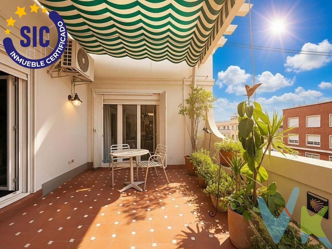 En la novena planta de un edificio histórico con ascensor y conserje, este ático de 300 m2 construidos (241 m2 útiles) combina la elegancia clásica con las comodidades de una vivienda pensada para vivirse con los cinco sentidos. Al llegar, la puerta blindada y el doble acristalamiento crean un espacio silencioso y protegido, alejado del ruido de la calle, mientras que los techos altos y los volúmenes generosos de la arquitectura original dan una sensación inmediata de amplitud al recorrerlo. La luz es protagonista: al ser una vivienda totalmente exterior y atravesante, cada estancia se ilumina de forma natural durante todo el día. . Desde las ventanas y la terraza de 13 m2 se contemplan vistas privilegiadas al Mercado Central y a los tejados históricos de la ciudad, un paisaje que cambia de tonos entre el día y la noche. La distribución ofrece dos salones-comedor con personalidades distintas: uno elegante junto a la entrada, ideal para recibir con conversaciones formales, y otro más cercano a la cocina—renovada y equipada en 2019—, pensado para la vida diaria y los momentos informales en familia. . Con cinco habitaciones amplias y tres baños, hay espacio de sobra para moverse, organizar y habitar cada rincón sin sensación de agobio. En la cubierta del edificio, un trastero privativo permite guardar sin ocupar espacio vital, y la calefacción central junto con el aire acondicionado garantizan una temperatura uniforme y agradable en cualquier época del año. Situado en pleno corazón del centro histórico de Valencia, este ático conecta el silencio y la calma de un hogar bien aislado con el pulso cultural, comercial y gastronómico de una de las zonas más vibrantes de la ciudad — una oportunidad única de ver, sentir y vivir Valencia. desde las alturas. VENTA:. PVP 1.100.000€. Gastos e impuestos no incluidos en el precio. La compra conlleva impuestos y gastos de formalización para el comprador. A título orientativo se informa que en segundas transmisiones el ITP con carácter general en Valencia es del 9%, pudiendo existir otros tipos impositivos atendiendo a las circunstancias personales del comprador u otras circunstancias previstas legalmente. Base imponible del impuesto el mayor valor entre el precio de compraventa, la tasación o el valor de referencia catastral. En cuanto a los gastos de notaría y registro, en su caso, suelen oscilar aprox. entre 1,5% y 2,5% (aranceles variables según precio, n.º de copias y complejidad). El comprador elige notario. Si el comprador precisase de hipoteca: tasación, condiciones y costes bancarios serán según entidad elegida por el comprador, así como los gastos de gestoría, y cualesquiera otros gastos inherentes a la formalización de la compraventa que legalmente correspondan a la parte compradora, salvo pacto expreso en contrario con el vendedor. El consumidor tiene, conforme a la normativa vigente, a su disposición información y documentación adicional relativa al inmueble y condiciones de la compraventa, que podrá ser consultada en C/Joaquín Costa 4, bajo 46005 Valencia o urbe2@remax.es. Honorarios de mediación inmobiliaria a cargo del COMPRADOR: (3% del precio final de venta más IVA (21%), salvo otro pacto.); y de VENDEDOR (según acuerdo con el mismo). Se informa al consumidor que la agencia actúa como intermediaria inmobiliaria en la operación, estando cualquier eventual compraventa y sus condiciones sujeta a la aceptación expresa del propietario-vendedor y a la posterior formalización del correspondiente contrato.