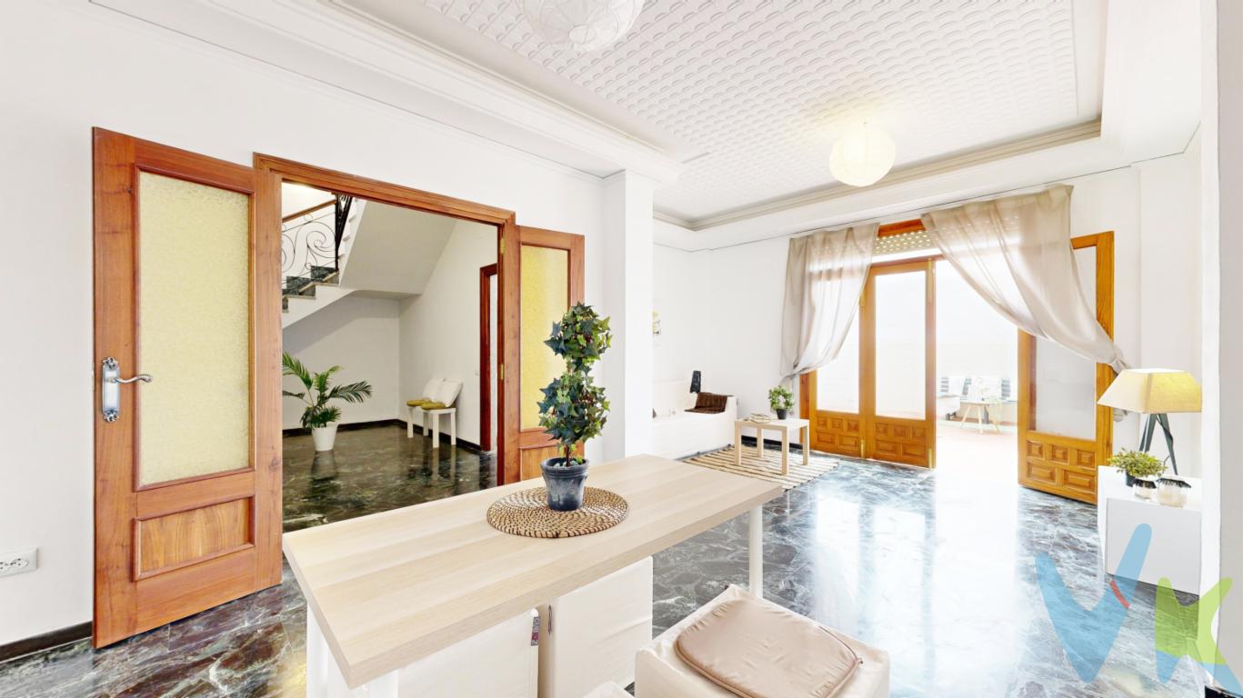 Se vende magnífica casa señorial en el centro de Gata de Gorgos. Que no te hagan elegir entre playa o montaña, no renuncies a nada, aquí lo puedes tener todo. Estás al pie de las montañas con numerosas y espectaculares rutas y a un paseo en coche de las mejores playas del Mediterráneo. La comunicación es envidiable, cerca de la AP7 entre Valencia y Alicante, a 5 minutos andando se encuentra la estación de tren que te comunica con Alicante, Benidorm, Denia y el resto de los municipios costeros. Por si fuera poco, a tan sólo 11 minutos dispones de dos campos para jugar al golf. Gata de Gorgos es una localidad tranquila y segura con buen vecindario en la que tienes todos los servicios necesarios para una vida agradable y tranquila, bancos, supermercados, centro de salud, y hasta un centro comercial a 7 km  y sobre todo tiendas de artesanía en mimbre y palma, Gata de Gorgos es cuna de esta artesanía. El hospital de Denia a 15 minutos, y sobre todo pequeñas tiendas con productos de proximidad que te harán sentir en armonía con la naturaleza. Y por si fuera poco puedes disfrutar de la muestra al aire libre de creación textil más importante de España, Art al Vent. Se feliz.  Empieza una nueva vida en esta espectacular casa.   Estamos hablando de una vivienda de amplísimas estancias, varias terrazas, garaje, tres plantas, una de ellas diáfana. En planta la baja, al entrar, encontramos un espacioso recibidor, al que se accede también directamente desde el garaje. A la derecha del recibidor tenemos la primera habitación que como todas las demás superan los 16 metros cuadrados. Pasamos a un distribuidor que da acceso al salón, a una gran cocina y a la joya de la vivienda  las escaleras que dan el toque más señorial a la vivienda. Tanto desde la cocina como desde el salón se accede a una gran terraza totalmente privada en la que se encuentra una dependencia para realizar tus barbacoas y reuniones con tu familia y allegados, y un baño completo. Volviendo a las escaleras subimos a la primera planta donde llegamos a un amplísimo recibidor que da acceso a las otras tres grandísimas habitaciones, dos de ellas con balcones a la calle, y aun baño no menos impresionante en tamaño, y por si fuera poco también tenemos otra amplia terraza privada para dar rienda suelta a imaginación y convertirla en el lugar más relajante de la casa. Subiendo otra vez por las escaleras llegamos a una estancia totalmente diáfana y polivalente ya que la puedes convertir en lo que se te ocurra. Vuelve a dar rienda suelta a tu imaginación. Las posibilidades son infinitas Y a un no hemos terminado, la parte superior de vivienda es una terraza pisable también diáfana donde encontraras las mejores vistas de la casa. Que nadie se te adelante. No hay nada que la iguale. LLAMANOS.    Por mandato expreso del propietario, COMERCIALIZAMOS ESTE INMUEBLE EN EXCLUSIVA, lo que le garantiza el acceso a toda la información, a un servicio de calidad, un trato fácil, sencillo y sin interferencias de terceros. Por este motivo, se ruega NO MOLESTAR AL PROPIETARIO, a los ocupantes de la propiedad o a los vecinos. Muchas gracias por su comprensión.   La oferta está sujeta a cambios de precio o retirada del mercado sin previo aviso. Este anuncio en su conjunto, incluyendo textos, fotos, imágenes o cualquier otro contenido de este, no es vinculante dado que la información es ofrecida por terceros y puede contener errores. Se muestra a título informativo y no contractual.  El precio anunciado NO INCLUYE los impuestos, ni los gastos como, Notario, Registro de la Propiedad, ni los honorarios de la agencia inmobiliaria.  Esta propiedad se pone a la venta con toda la documentación comprobada y en regla, por lo que ofrecemos GARANTIAS a los compradores.  Si tienes que vender antes tu vivienda, llámanos y te asesoramos cómo hacerlo para además tener los mínimos gastos posibles y todas las garantías.