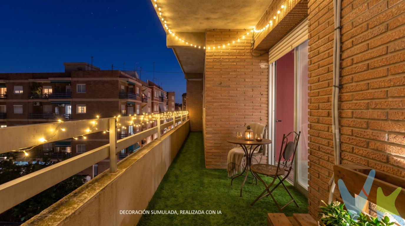 Se vende espaciosa vivienda de 158,87 m² construidos situada en una de las zonas más demandadas de Torrent, en plena Avenida al Vedat, ubicación céntrica y con todos los servicios a pie de calle.La vivienda destaca por su gran amplitud, luminosidad y excelente distribución, ideal para quienes buscan diseñar un hogar totalmente a medida o realizar una inversión con gran potencial de revalorización.Dispone de:4 habitaciones dobles, amplias y con múltiples posibilidades , 2 baños completos , Gran salón-comedor, muy luminoso gracias a sus amplios ventanales , Cocina independiente con posibilidades de redistribución , Vivienda esquinera, lo que aporta mayor ventilación y entrada de luz natural,  Salida a balcón , Ventanas grandes, que proporcionan mucha luminosidad durante todo el día , Edificio con ascensor ,Ubicación céntrica y privilegiada, rodeada de comercios, transporte, colegios y todos los serviciosLa vivienda necesita reforma integral, convirtiéndose en una excelente oportunidad para crear una vivienda exclusiva de gran tamaño en una de las mejores zonas de Torrent.Ideal para familias numerosas, inversores o quienes buscan amplitud y ubicación premium.Vivienda totalmente exterior.Ubicación inmejorable en Avenida al Vedat, eje principal de Torrent.Por mandato expreso del propietario, comercializamos este inmueble en exclusiva, lo que le garantiza un servicio de calidad, un trato fácil, sencillo y sin interferencias de terceros. Por este motivo, se ruega no molestar al propietario, a los ocupantes de la propiedad, a los vecinos o conserjes del edificio o urbanización si los hubiera. Muchas gracias por su comprensiónEl precio publicado NO incluye:- Los gastos de notaría- El impuesto de transmisiones patrimoniales, cuyo tipo general es del 10 % (salvo que el comprador pueda acogerse a bonificaciones existentes).- Los gastos del registro de la propiedad.- Los honorarios de la inmobiliaria que paga la parte comprador, que son de un 3 % mas IVA.Este anuncio puede contener imágenes que han sido retocadas con inteligencia artificial o con decoración simulada. Consulte ante cualquier duda.Asimismo no incluye ningún otro gasto asociado que no este específicamente que esta incluido. Los datos e información contenida en este anuncio es meramente informativa, por lo que no tiene carácter contractual, pudiendo contener errores, reservándose la inmobiliaria a poder modificarla en cualquier momento. Para saber más sobre el mismo no dude en ponerse en contacto con nosotros.