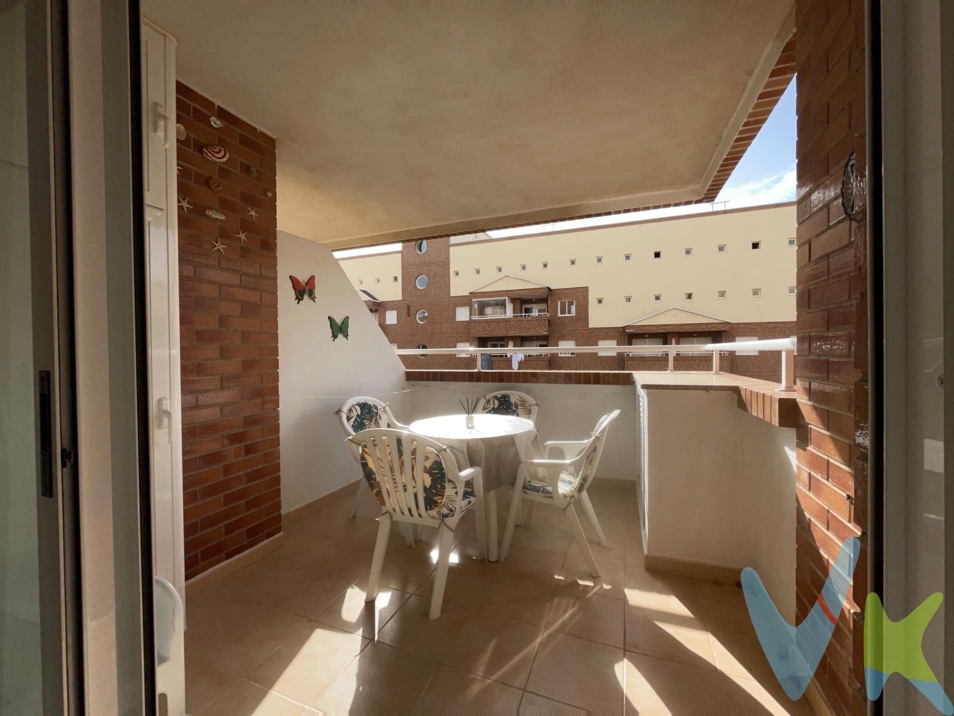 Vivir cerca del mar, con todos los servicios a mano y en un entorno cómodo y funcional, es posible con este atractivo apartamento ubicado en Marina d’Or, Oropesa del Mar. Una opción ideal para quienes buscan una vivienda vacacional, una inversión con alta demanda de alquiler o un hogar tranquilo para disfrutar durante todo el año. La vivienda cuenta con dos dormitorios dobles y un baño completo, con estancias bien aprovechadas que se adaptan tanto a estancias cortas como a una residencia permanente. La cocina se encuentra completamente amueblada, lista para su uso, aportando comodidad y practicidad desde el primer momento. El salón destaca por su luminosidad y su conexión directa con una terraza, un espacio perfecto para relajarse al aire libre y aprovechar el clima mediterráneo. Gracias a su orientación sureste, la vivienda disfruta de una excelente entrada de luz natural, creando un ambiente agradable y acogedor durante todo el día. Forma parte de un complejo residencial privado, que dispone de piscina comunitaria y zonas infantiles, lo que añade un valor importante tanto para el disfrute personal como para su rentabilidad en alquiler. En las inmediaciones se encuentran supermercados y una variada oferta de restauración, facilitando el día a día sin necesidad de largos desplazamientos. Además, su cercanía al centro de Oropesa del Mar permite acceder rápidamente a todos los servicios esenciales, como comercios, centros médicos y transporte, combinando la tranquilidad de la zona residencial con la comodidad de tenerlo todo cerca. La vivienda incluye plaza de parking y trastero, aportando un plus de funcionalidad. En muy buen estado y lista para entrar a vivir, este apartamento representa una excelente oportunidad para quienes valoran la calidad de vida junto al mar o buscan una inversión segura en la costa. (*) Gastos, impuestos y honorarios de agencia no incluidos en el precio.