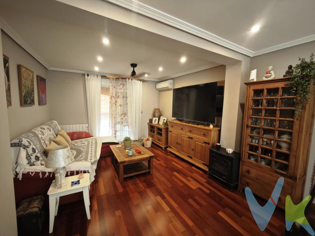  PRIMER GRUPO VIVENDIA te descubre tu nuevo hogar en Paterna! Este encantador piso, ubicado en la deseada zona de El Alborgí, ofrece una combinación perfecta de comodidad y funcionalidad. Con 70 metros cuadrados útiles y 82 metros construidos, este inmueble se presenta como una oportunidad excepcional para quienes buscan un espacio que refleje su estilo de vida.2º PISO SIN ASCENSOR Este piso cuenta con 3 HABITACIONES AMPLIAS, ANTERIORMENTE 4, ideales para familias, parejas o quienes necesiten un área extra para trabajar desde casa. Cada habitación ha sido diseñada para optimizar la luz natural, creando un ambiente acogedor y confortable.El salón es un espacio amplio y luminoso ya que se amplió el espacio con la 4ª habitacion, perfecto para relajarte o recibir a amigos y familiares. El baño, funcional y bien distribuido, cuenta con todo lo necesario para tu día a día. La cocina, ofrece un espacio perfecto para disfrutar del corazón de tu hogar, donde preparar tus recetas favoritas será un placer.Este inmueble se encuentra en la segunda planta de un edificio construido en 1970, lo que le imprime un carácter clásico y robusto. La construcción ha sido mantenida en buenas condiciones, brindando seguridad y confort a sus residentes. La estructura y distribución de los espacios son ideales para adaptarse a las necesidades contemporáneas de sus futuros propietarios.Ubicado en un entorno tranquilo, el barrio de El Alborgí te permitirá disfrutar de la serenidad de la vida en Paterna, sin alejarte de las comodidades urbanas. Además, cuenta con accesibilidad al transporte público, ya que hay diversas paradas de autobús cercanas que te conectarán fácilmente con el resto de la ciudad, facilitando tus desplazamientos diarios.Este piso no solo es un lugar donde vivir, sino que se convierte en la base perfecta para construir recuerdos y experiencias. Las ventajas de vivir en una zona como El Alborgí son innegables; disfrutarás de tranquilidad y al mismo tiempo, de la cercanía a servicios, comercios y zonas recreativas que enriquecerán tu día a día.Te invitamos a que vengas a visitarlo y lo descubras por ti mismo. Sumérgete en un espacio que ofrece todo lo que necesitas para crear un hogar a tu medida. No dejes pasar la oportunidad de hacer una inversión en tu futuro; despliega tu imaginación y conviértelo en el lugar que siempre has deseado. Este piso en Paterna te espera, listo para abrir sus puertas a una nueva vida llena de posibilidades. ¡No te arrepentirás!La venta de esta propiedad se gestiona mediante contrato de MULTIEXCLUSIVA, donde más de 400 agencias colaboradoras tienen la ventaja de poder ofrecer a sus potenciales arrendatarios esta vivienda, lo que le garantiza un servicio de calidad, un trato fácil, sencillo y sin interferencias de terceros. Por este motivo, se ruega no molestar al propietario, a los ocupantes de la propiedad, a los vecinos o conserjes del edificio o urbanización si los hubiera. El precio no incluye gastos de notaría, gestoría y registro de la propiedad, que se concretarán según su arancel profesional; los impuestos aplicables, a determinar según su normativa específica; los gastos de financiación, en su caso; ni los gastos de agencia inmobiliaria en las condiciones que se pacten con ésta. 