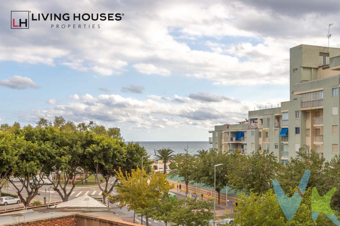 ¡Descubre tu próximo hogar en Oropesa del Mar, un rincón idílico en la Costa de Azahar! Presentamos este encantador apartamento ubicado en la codiciada Zona Playa de la Concha, donde el sonido del mar y el aroma a salitre te darán la bienvenida cada día. Perfecto para aquellos que buscan una residencia cómoda y funcional, este inmueble invita a disfrutar plenamente de la vida cercana al mar.Este apartamento, situado en la tercera planta de un edificio bien conservado construido en 1988, se presenta como una oportunidad inmejorable para aquellos que desean aprovechar al máximo la cercanía a las hermosas playas de Oropesa. Con un total de 78 metros construidos y 67 metros útiles, el espacio ha sido inteligentemente distribuido para maximizar el confort y la funcionalidad.El inmueble cuenta con dos acogedoras habitaciones que ofrecen el refugio perfecto para descansar después de un día de actividades al aire libre. La decoración, cálida y moderna, complementa el ambiente apacible que se respira en cada rincón del hogar. Un salón espacioso se convierte en el escenario ideal para reuniones familiares o tardes tranquilas disfrutando de las vistas al mar.La cocina se presenta totalmente equipada con modernos electrodomésticos, garantizando que cocinar aquí sea un verdadero placer. Cada detalle ha sido pensado para facilitarte la vida y brindarte el máximo confort en tu día a día. Además, el mobiliario incluido en el inmueble te permitirá asentarte de manera inmediata, sin necesidad de preocuparte por nada más.Las vistas al mar son, sin duda, uno de los mayores atractivos de esta propiedad. Desde la terraza acristalada, podrás deleitarte con panorámicas que te permitirán saborear la belleza del Mediterráneo cada mañana. El entorno ofrece momentos únicos, ya sea desayunando mientras contemplas el amanecer o disfrutando de una copa al atardecer.El edificio cuenta con ascensor, lo que garantiza fácil acceso y comodidad, independientemente de la edad o la movilidad de sus residentes y visitantes. Además, la cercanía a la estación de tren y paradas de autobús facilita la conexión con otras áreas, permitiendo desplazarte de manera eficiente y rápida.Su ubicación privilegiada no solo te ofrece la proximidad a la playa, sino también a todos los servicios que puedas necesitar, desde supermercados hasta restaurantes y cafeterías donde degustar la auténtica gastronomía local.Este apartamento es ideal tanto para quienes buscan una residencia permanente en un ambiente costero, como para aquellos interesados en una estratégica inversión inmobiliaria en una de las zonas más demandadas de Oropesa del Mar.Te invitamos a visitar este maravilloso piso y descubrir todo lo que tiene para ofrecer. No dejes pasar esta oportunidad única de vivir en un entorno inigualable con todas las comodidades que siempre has deseado. ¡Tu nuevo hogar en la playa te espera! Para más detalles o para concretar una visita, no dudes en ponerte en contacto. Ven y enamórate de tu nuevo refugio junto al mar. 
