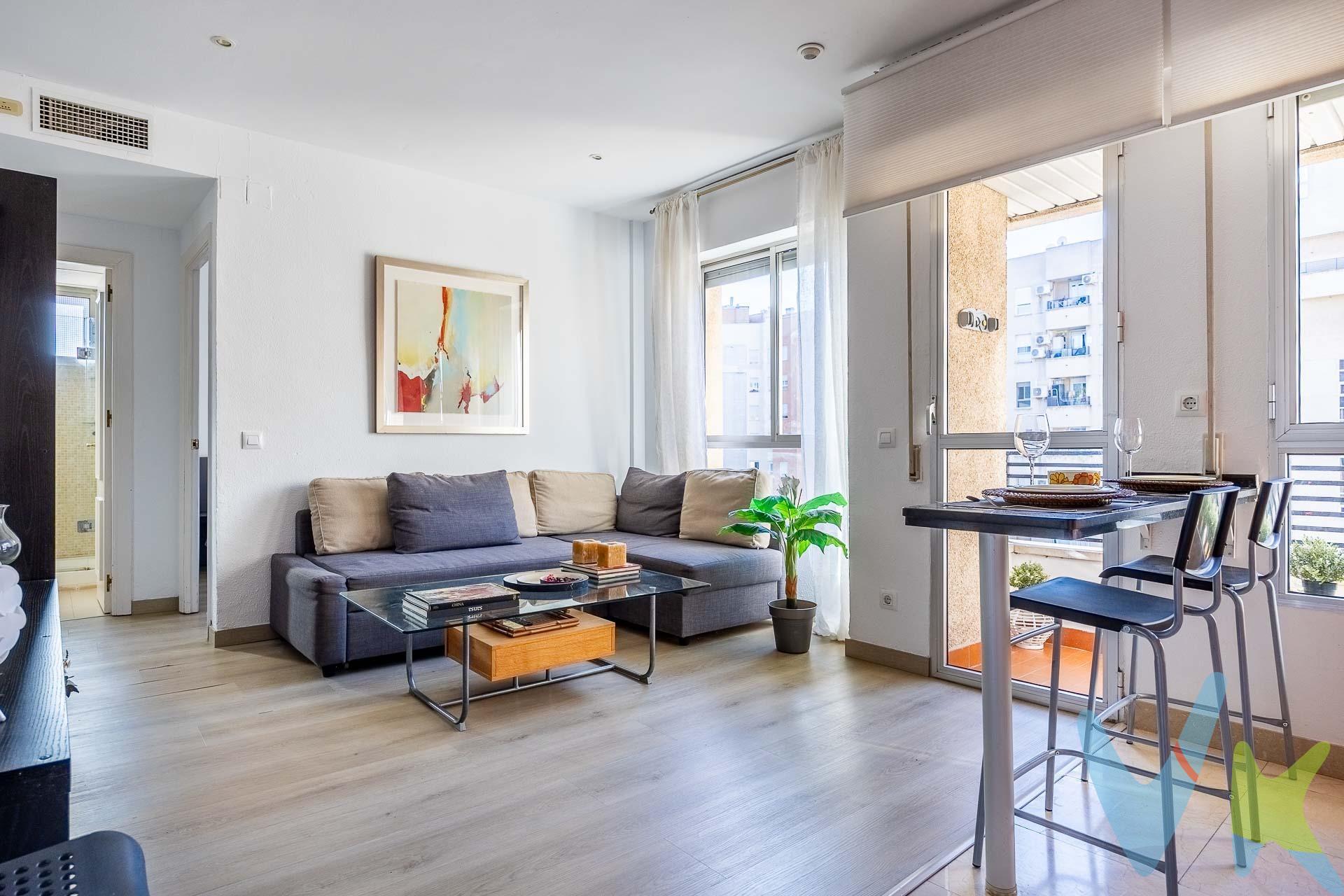 Se vende un luminoso apartamento de dos dormitorios, un cuarto de baño, salón con cocina integrada y terraza. El piso destaca por su luminosidad al ser una sexta planta con orientación sur y con vistas a las zonas ajardinadas de la comunidad. Tiene portero durante todo el día y guarda de seguridad por la noche. Es el único edificio entre El Corte Inglés de Nervión y el Centro comercial Nervión Plaza, a unos minutos a pie de la estación de trenes de Santa Justa, parada del tranvía en la misma puerta y varias líneas de autobuses. En cumplimiento de las obligaciones de información previstas en la Ley 10/2025, de 28 de diciembre, de servicios de atención a la clientela y transparencia, así como en la normativa sectorial vigente, el precio indicado no incluye los gastos e impuestos inherentes a la adquisición, los cuales se desglosan estimados o con posibilidad de calcularlos a continuación; los gastos más ajustados serán dados en el D. I. A. en la visita a inmuebles, o antes. *Gastos de Notaría: La Minuta se calculará según al arancel notarial oficial: Anexo I, del Real Decreto 1426/1989, de 17 de noviembre. *Gastos de Registro de la Propiedad: La inscripción se facturará según el arancel oficial: ANEXO I, del Real Decreto 1427/1989, de 17 de noviembre. *Gastos de Gestión (Gestoría): Los honorarios por la tramitación administrativa, liquidación de impuestos e inscripción registral ascienden de forma estimativa a [363 € aprox. ] (IVA incluido), aunque depende de cada caso, y su dificultad. *Honorarios Agencia del Vendedor: incluidos en el PVP. *Honorarios Agencia del comprador: La agencia prestará los servicios de información, asesoramiento y acompañamiento previstos en el Encargo de Servicios y en el D. I. A. Sus honorarios serán informados previamente, de forma individualizada y por escrito, conforme a la libertad de pactos y a la normativa vigente. *Si necesita Financiación, su banco le informará. *Impuesto sobre Transmisiones Patrimoniales (ITP): Se aplicará el tipo impositivo vigente en Andalucía (generalmente el 7%, sin perjuicio de tipos reducidos del 6%. 3,5%, etc, aplicables según las circunstancias personales del comprador o las características del inmueble). El impuesto se devenga sobre el superior entre: 1. - Valor de Referencia de Catastro; y 2. - Precio de venta. Puede calcular su situación personal en el portal oficial de la A. T. de Andalucía.