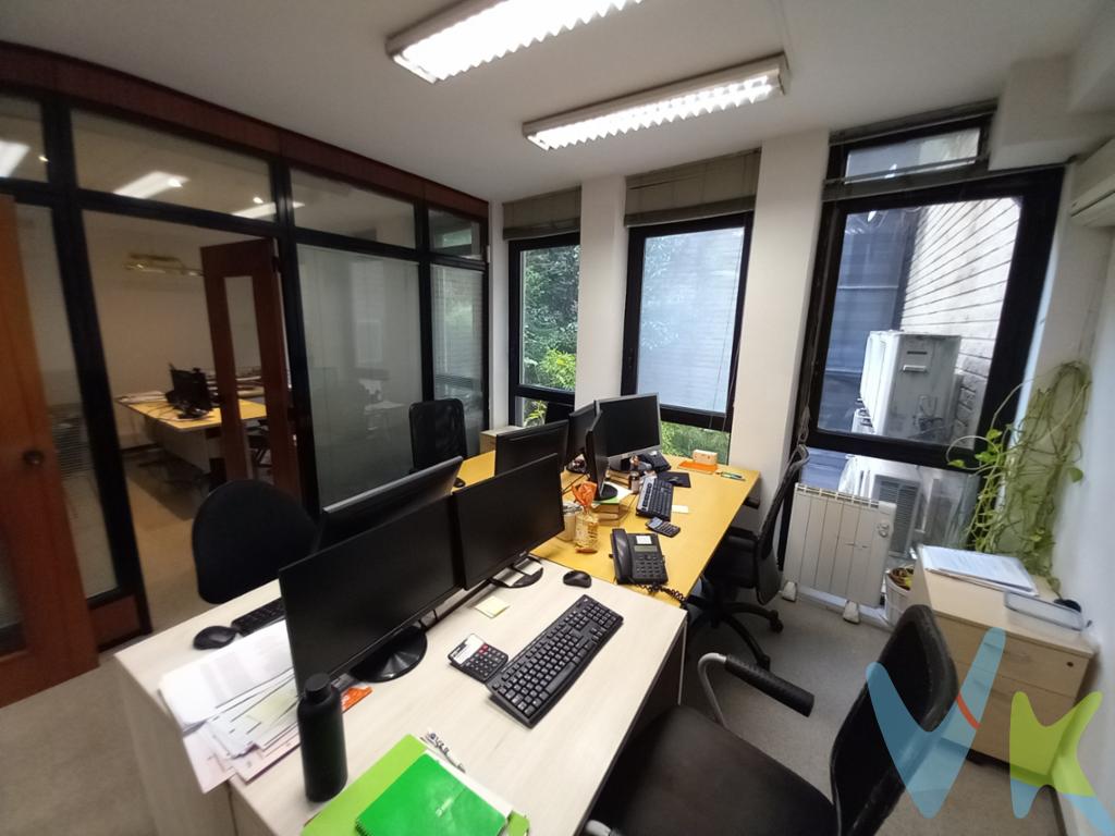 Le Ofrecemos este local tipo dúplex de 189,75m2 con Patio de 47,36m2.Incluido en el precio 2 grandes plazas de Parking, en la misma finca con acceso por ascensor. Ubicado en el Paseo Sant Gervasi.Junto a la Plaça de Alfonso comín. Planta Baja. Finca del año 1990. Consta de una Superficie total construida de 189,75m2 (Según escrituras). Local dúplex dividido con la planta baja de 97,37m2 y la planta 1ª de 92,38m2. Aproveche el patio descubierto de 47,36 de uso y disfrute. Estancias divididas con amplios espacios y con grandes ventanales. Dispone de cocina Office. 2 aseos (de 3 piezas y de 2 piezas). Aire acondicionado. Suelos de gres. Comunicado con varias líneas de autobuses y Metro L-3 (Penitents). Los muebles y enseres que aparecen en las fotografías no están incluidos en el precio. Impuestos y gastos no incluidos.Aicat: 7666  
