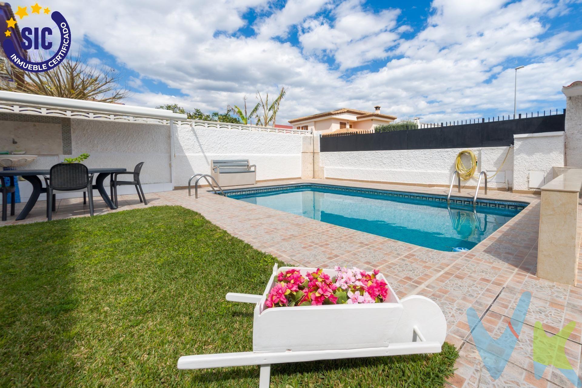¡Descubre tu Paraíso en Benicasim! Villa muy bonita y cómoda en venta, para entrar a vivir. Te presentamos una villa ubicada en una de las zonas más exclusivas de Benicasim, donde el lujo y la comodidad se encuentran en perfecta armonía. Esta propiedad es ideal para aquellos que buscan un refugio tranquilo cerca del mar, sin renunciar a la cercanía de todos los servicios. Características de la Villa: tiene una superficie construida de  198  metros en una parcela de 366 metros cuadrados , ofreciendo amplios espacios, tanto interiores como exteriores. La distribución es muy cómoda ya que en la planta baja tiene un salón comedor con amplios ventanales y la cocina, además una terraza acristalada delante de la zona de jardín y piscina que es donde se hace la vida y es la zona más utilizada, tiene también un aseo de cortesia y un trastero; en la primera planta tiene tres amplias habitaciones y un baño; la casa destaca por la luminosidad y estilo práctico. El espacio de jardín tiene otra zona para comer con barbacoa, se trata de un espacio  perfecto para disfrutar de momentos en familia o recibir a amigos. La  piscina privada es perfecta para refrescarte en los calurosos días de verano o simplemente relajarte bajo el sol. La villa se encuentra ubicada a unos 400 metros de la playa de Heliopolis, con muy buena conexión tanto hacia Castellón como hacía Benicasim; en una zona donde la población vive todo el año y tiene todos los servicios a su alcance. Ideal para familias que buscan un hogar permanente, así como para aquellos que desean un refugio vacacional en la costa. No dejes pasar esta oportunidad única de adquirir tu villa de ensueño en Benicasim. Contáctanos para más información o para programar una visita. ¡Tu nuevo hogar te está esperando!. Por mandato expreso del propietario comercializamos este inmueble mediante contrato de multi-exclusiva, por el cual numerosas agencias colaboradoras, nacionales e internacionales, ofrecen esta vivienda a sus potenciales compradores, todo ello garantizando un servicio de calidad, un trato fácil, sencillo y sin interferencias de terceros, ya que la gestión es a través de nuestra agencia. *Impuestos, gastos de compraventa tales como honorarios agencia y financiación no incluidos. . . . . ---. 