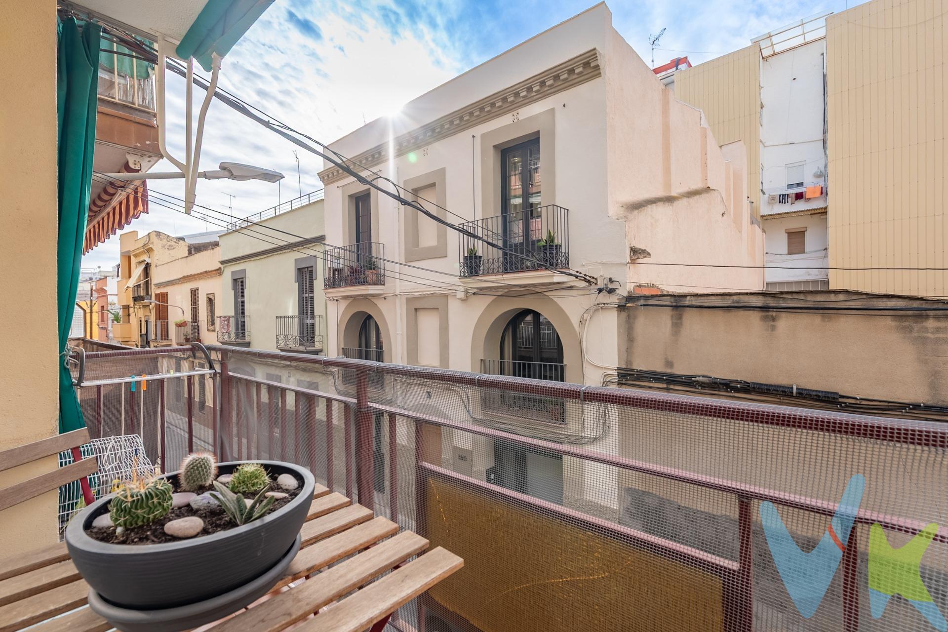 Piso luminoso de 3 habitaciones en Vilanova i la Geltrú – Calle Economia. ¡Ideal para entrar a vivir o reformar a tu gusto!. Este piso en primera planta sin ascensor, situado en Calle Economia, combina espacio, tranquilidad y una excelente ubicación, perfecto tanto como primera vivienda como inversión para alquiler. Características principales:. 3 dormitorios: dos dobles y uno individual, con buena luz natural. 1 baño completo con bañera. Balcón orientado a oeste, ideal para disfrutar del sol de tarde. 1º sin ascensor en finca tranquila con solo 3 vecinos. Buena distribución y ventilación cruzada. Zona y entorno:. Ubicado en una zona consolidada de Vilanova, con todo lo necesario a pocos pasos: supermercados, colegios, centro de salud, parques y transporte público. Fácil acceso a N-340 y C-31. ✅ A 10 min del centro caminando. ✅ Barrio tranquilo, ideal para familias. ✅ Sin ruidos y con excelente orientación. Ideal para:. Familias que buscan su primera vivienda. Parejas que desean espacio extra. Inversores que busquen buena rentabilidad. No se incluye en el precio los impuestos, notaría, registro y gestoría. El precio no incluye el mobiliario mostrado en las fotografías. 📞 ¿Te interesa?. Contáctanos y agenda tu visita. ¡No dejes pasar esta oportunidad en una de las zonas con más demanda de Vilanova!