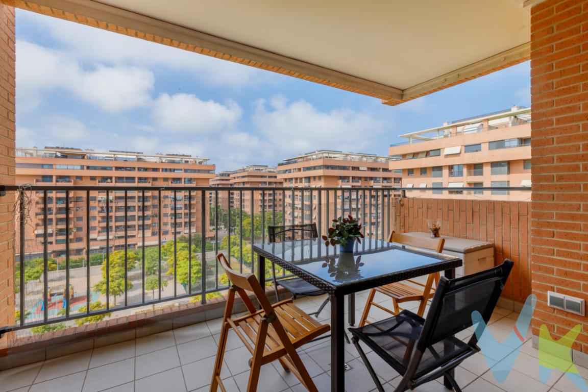 CALIDAD DE VIDA JUNTO AL MARDescubre esta magnífica vivienda situada en La Patacona, una de las zonas más demandadas y de moda de Valencia, donde el estilo de vida mediterráneo se combina con todos los servicios y comodidades que necesitas para tu día a día.A tan solo unos pasos de la playa, podrás disfrutar del mar durante todo el año, de amplias zonas de paseo, una excelente oferta gastronómica, cafeterías, terrazas, instalaciones deportivas y una completa red de servicios que convierten esta ubicación en un lugar privilegiado para vivir.La vivienda se encuentra en una exclusiva urbanización privada con servicio de conserjería y vigilancia 24 horas, diseñada para ofrecer la máxima comodidad y seguridad a sus residentes. Además, dispone de amplias zonas comunes con piscinas y parque infantil, ideales para disfrutar en familia.La propiedad cuenta con 3  dormitorios y 2 baños completos, distribuidos de forma funcional y confortable. Dispone de una práctica galería independiente destinada a zona de lavado, aportando comodidad al día a día.El corazón de la vivienda es su luminoso salón-comedor con moderna cocina integrada de diseño abierto, creando un espacio actual, acogedor y perfecto para compartir momentos con familia y amigos. Desde esta estancia se accede a una agradable terraza-balcón, donde podrás relajarte y disfrutar de la tranquilidad y el ambiente único que se respira en La Patacona.La vivienda está equipada con aire acondicionado por conductos, garantizando una temperatura agradable y uniforme durante todo el año, tanto en los meses más cálidos como en invierno. Además, dispone de sistema descalcificador, un valor añadido que contribuye al cuidado de la piel y el cabello, protege los electrodomésticos y ayuda a mantener la ropa en mejores condiciones lavado tras lavado. La vivienda incluye plaza de garaje y trastero, ofreciendo un extra de comodidad y espacio de almacenamiento.Una oportunidad única para vivir junto al mar, en una de las zonas con mayor proyección y calidad de vida de Valencia.Ven a visitarla y enamórate de La Patacona, no lo dudes y contáctanos. Agencia Registrada con el Nº 89 en el Registro Obligatorio de Agentes Inmobiliarios de la Comunitat Valenciana. Puede consultar en la web de la GVA:https://habitatge.gva.es/es/registres-en-materia-habitatge La oferta está sujeta a cambios de precio o retirada del mercado sin previo aviso. Este anuncio en su conjunto, incluyendo textos, fotos, imágenes o cualquier otro contenido de este, no es vinculante dado que la información es ofrecida por terceros y puede contener errores. Se muestra a título informativo y no contractual.Gastos de la compraventa a cargo de la parte compradora no incluidos en el precio del inmueble a tener en cuenta:.- ITP con carácter general en Valencia es del 9% pudiendo corresponderle otro tipo impositivo atendiendo a sus circunstancias personales (por edad, renta o situación familiar primera vivienda habitual, etc?EUR? ) previstas legalmente.*Base imponible del impuesto el mayor valor entre el precio de compraventa, la tasación o el valor de referencia catastral..- Gastos de notaría y registro, en su caso, suelen oscilar aprox; entre 1,5% y 2,5% (aranceles variables según valor de compraventa, n.º de copias, etc )..- Si tramita la inscripción una gestoría, deberá abonar sus honorarios más iva ( en este caso suele oscilar entre los 250 y los 400 + iva)..- Honorarios de mediación inmobiliaria a cargo del comprador del 3% del precio final de venta más IVA (21%).Por mandato expreso del propietario, comercializamos este inmueble en exclusiva, lo que le garantiza el acceso a toda la información, a un servicio de calidad, un trato fácil, sencillo y sin interferencias de terceros. Por este motivo, se ruega no molestar al propietario, a los ocupantes de la propiedad o a los vecinos. Muchas gracias por su comprensión. Si usted es agente inmobiliario y tiene un cliente para este inmueble, llámenos: estaremos encantados de colaborar.Se informa al consumidor que la agencia actúa como intermediaria inmobiliaria en la operación, estando cualquier eventual compraventa y sus condiciones sujeta a la aceptación expresa del propietario-vendedor y a la posterior formalización del correspondiente contrato. 