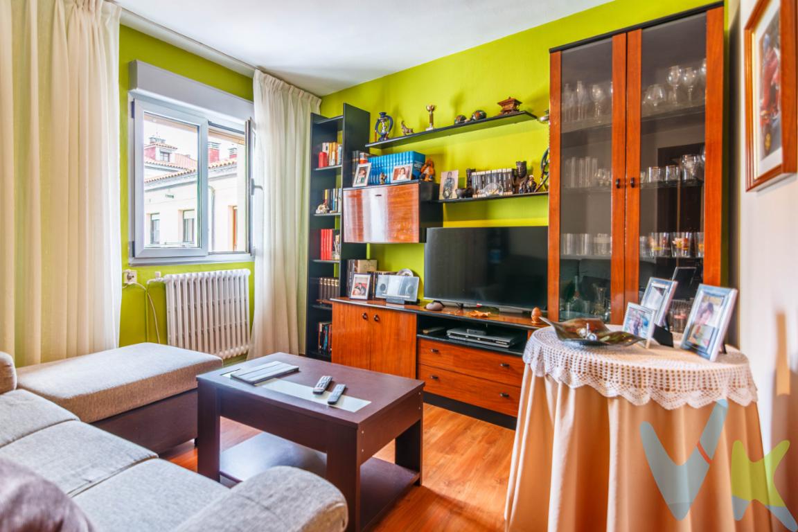 En la calle Fuerte Viejo, en pleno barrio de Cimadevilla, encontramos esta vivienda situada muy cerca de la Cuesta del Cholo, el puerto deportivo y algunos de los rincones más representativos de Gijón.El piso cuenta con 77 m² construidos y 56 m² útiles. Está distribuido en dos dormitorios, una sala, cocina independiente con electrodomésticos y salida a una pequeña terraza, y un baño completo.La vivienda fue reformada en 1999 y dispone de calefacción y agua caliente individual mediante gas, ventanas de PVC con climalit, armarios empotrados y suelos de tarima y cerámica.Se encuentra en la tercera planta de un edificio construido en 1964 cuya fachada ha sido rehabilitada. Actualmente no dispone de ascensor. La comunidad ha mantenido diferentes reuniones para estudiar su posible instalación, aunque por el momento no existe un acuerdo aprobado.En la planta baja dispone de un trastero sin numerar y de una zona comunitaria destinada al almacenamiento de bicicletas.Su orientación norte y sur y su ubicación permiten disfrutar de la vida de Cimadevilla, con el centro de Gijón, la playa de San Lorenzo, el puerto deportivo y diferentes zonas de ocio y restauración a poca distancia.Una opción para quienes buscan una vivienda de dos dormitorios en uno de los barrios con más personalidad de Gijón, ya sea como residencia habitual o como segunda vivienda.Características principales:* 77 m² construidos.* 56 m² útiles.* Dos dormitorios.* Sala.* Cocina independiente con pequeña terraza.* Un baño.* Tercera planta sin ascensor.* Trastero sin numerar en la planta baja.* Zona comunitaria para bicicletas.* Fachada rehabilitada.* Reforma realizada en 1999.* Calefacción individual de gas.* Ventanas de PVC con climalit.* Comunidad: 50  mensuales.* IBI: 217  anuales.* Certificado energético en trámite.Precio: 199.000 , sin gastos ni impuestos incluidos. El precio de venta no incluye los gastos e impuestos derivados de la operación. Corresponden al comprador el pago del Impuesto sobre Transmisiones Patrimoniales (ITP), calculado sobre el valor más alto entre el precio de venta y el valor de referencia catastral, así como los honorarios de notaría y registro según aranceles oficiales, teniendo el comprador libertad para elegir notario. Para consultar los porcentajes del ITP en Asturias puede hacerlo a través de la web oficial de servicios tributarios del Principado de Asturias https://sede.tributasenasturias.es/sites/sede/default/es_ES/Que-quieres hacer/Transmisiones-Patrimoniales-y-AJD. Asimismo, el comprador asumirá los gastos de tasación y costes bancarios si precisa hipoteca, junto con unos honorarios de mediación del 2% más IVA, con un mínimo de 2.000,00 mas IVA. Por su parte, el vendedor asumirá el pago de la plusvalía municipal y los honorarios de intermediación. Este anuncio es meramente informativo y los interesados tienen derecho a solicitar la documentación adicional del inmueble conforme a la normativa vigente. 
