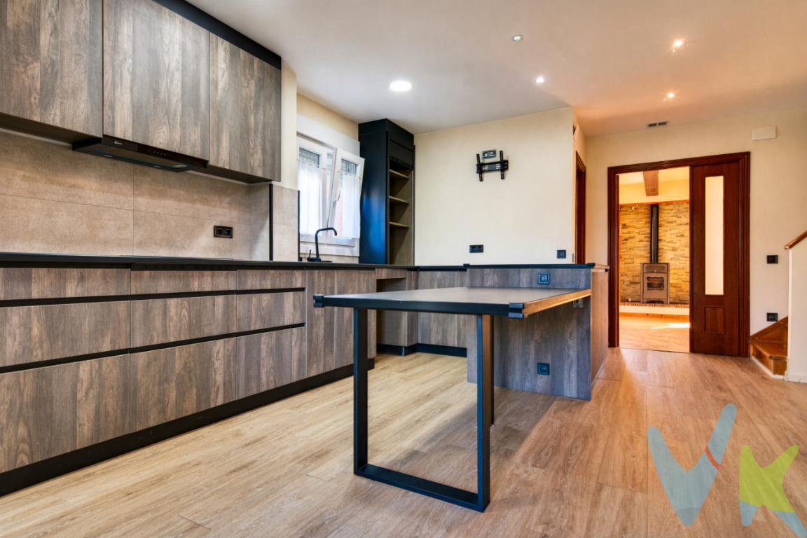  Ubicado en una de las urbanizaciones más demandadas del centro de Asturias, este magnífico chalet adosado en esquina destaca por su luminosidad, orientación Sur-Este y despejadas vistas. Soto de Llanera ofrece un entorno residencial tranquilo e ideal para familias, con amplias zonas verdes, parque infantil, instalaciones deportivas (pistas de pádel y tenis) y excelente conexión por autovía con Oviedo, Gijón y Avilés. Destaca su condición en esquina, lo que le otorga mayor intimidad y una parcela exterior más aprovechable. Una propiedad completa, eficiente y lista para disfrutar,La vivienda se distribuye de manera funcional en tres plantas:Planta Principal:Salón-Comedor: Espacioso y luminoso, con acceso directo a una amplia terraza elevada que domina las vistas sobre el jardín.Aseo de cortesía: Situado en el pasillo hacia la zona de estar.Dormitorio: Habitación individual a la derecha del acceso.Cocina: Reformada hace solo 3 años, situada a la izquierda de la entrada.Planta Superior (Zona de Noche)Baño secundario: Cuarto de baño completo con bañera ubicado en el distribuidor.Dos Dormitorios: Un amplio dormitorio doble y otro individual con terraza privada (ambos con armarios empotrados).Dormitorio Principal: Con baño completo en suite.Planta Sótano / Garaje:  Acceso directo al jardin exzteriorSalón adicional: Espacio polivalente perfecto como zona de juegos, bodega o sala de cine, con salida directa al jardín trasero y al patio.Aseo: De servicio para la zona inferior.Zona de Instalaciones: Cuarto de calderas equipado con un eficiente sistema de aerotermia para ACS (con posibilidad de conexión a gas natural) y cuarto de lavado independiente.Garaje: Capacidad para dos vehículos. Aviso: El precio de venta no incluye los gastos e impuestos derivados de la operación. Corresponden al comprador el pago del Impuesto sobre Transmisiones Patrimoniales (ITP), calculado sobre el valor más alto entre el precio de venta y el valor de referencia catastral, así como los honorarios de notaría y registro según aranceles oficiales, teniendo el comprador libertad para elegir notario. Para consultar los porcentajes del ITP en Asturias puede hacerlo a través de la web oficial de servicios tributarios del Principado de Asturias https://sede.tributasenasturias.es/sites/sede/default/es_ES/Que-quieres-hacer/Transmisiones-Patrimoniales-y-AJD. Asimismo, el comprador asumirá los gastos de tasación y costes bancarios si precisa hipoteca, junto con unos honorarios de mediación del 2 % más IVA, con un mínimo de 2.000,00  más IVA. Por su parte, el vendedor asumirá el pago de la plusvalía municipal y los honorarios de intermediación. Este anuncio es meramente informativo y los interesados tienen derecho a solicitar la documentación adicional del inmueble conforme a la normativa vigente. 
