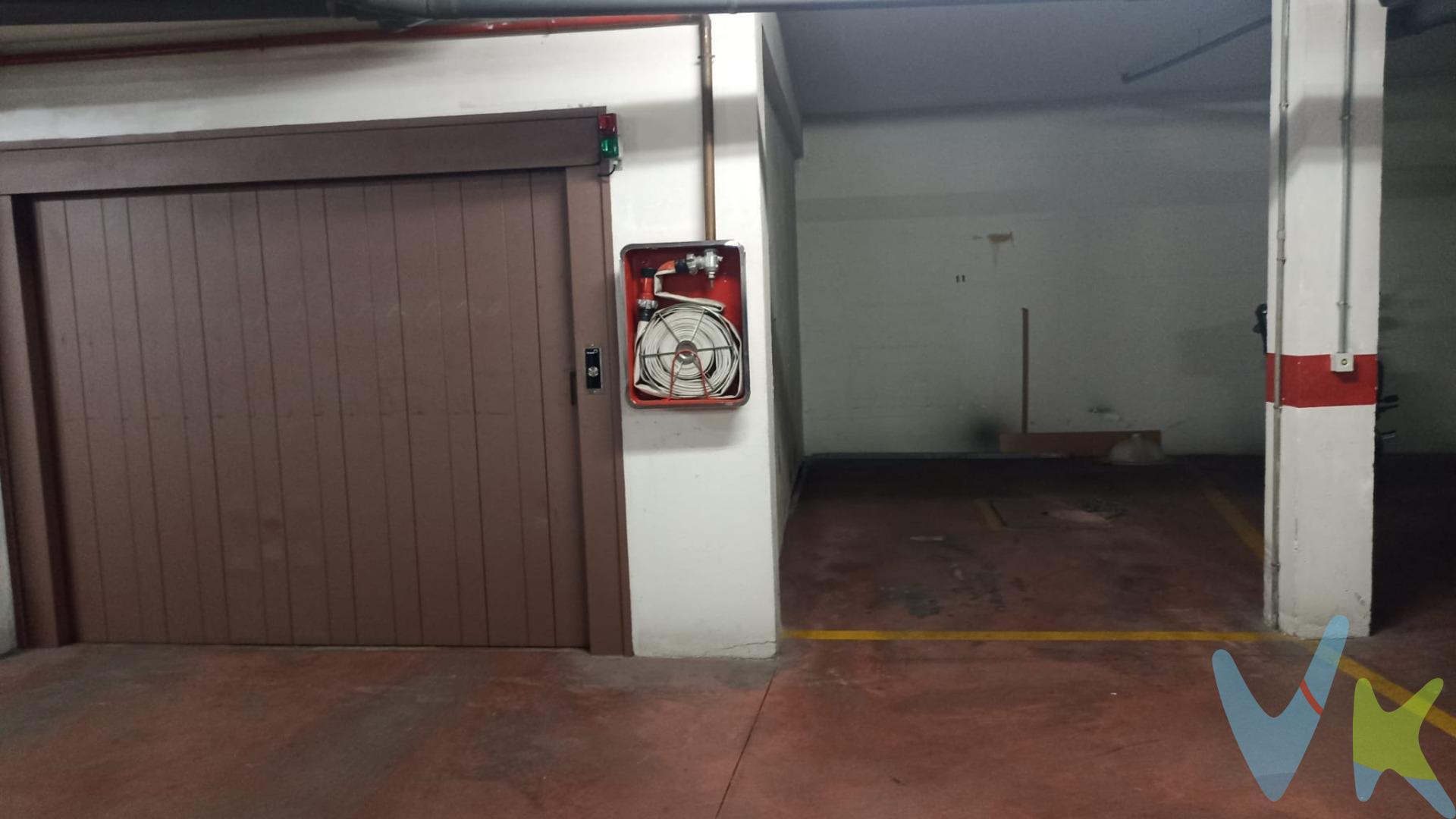Plaza de garaje en la calle Gutiérrez de los Ríos, con acceso en montacarga, para coche mediano, moto y bici. Dimensiones plaza: largo 4,70 m, ancho entrada 2,08 m, ancho final 3,00m y alto 2,40 m.  . Dimensiones montacargas: largo 4,96 m, ancho 2,40m y altura 2 m. Llámanos y te la enseñamos. Cláusula de Transparencia y Desglose de Gastos (Ley 10/2025).  PRECIO DE VENTA + GASTOS.  En cumplimiento de las obligaciones de información previstas en la Ley 10/2025, de 28 de diciembre, de servicios de atención a la clientela y transparencia, así como en la normativa sectorial vigente, se hace constar que el precio indicado no incluye los gastos e impuestos inherentes a la adquisición, los cuales se desglosan a continuación:.  * Honorarios Agencia del comprador: 1.800 € más el 21% de IVA.  * Impuesto sobre Transmisiones Patrimoniales (ITP): Se aplicará el tipo impositivo vigente en la Comunidad Autónoma de Andalucía (generalmente el 7%, sin perjuicio de tipos reducidos del 3,5%, 1,2% o 1% aplicables según las circunstancias personales del comprador o las características del inmueble). El impuesto se devenga sobre el Valor de Referencia de Catastro o el precio de venta, aquel que resulte superior.  * Gastos de Notaría: Los honorarios notariales se calcularán conforme al arancel oficial regulado en el Anexo I, del Real Decreto 1426/1989, de 17 de noviembre, por el que se aprueba el arancel Notarial.  * Gastos de Registro: La inscripción en el Registro de la Propiedad se facturará según el arancel oficial establecido en el ANEXO I, del Real Decreto 1427/1989, de 17 de noviembre, por el que se aprueba el arancel Notarial.  * Gastos de Gestión (Gestoría): Los honorarios por la tramitación administrativa, liquidación de impuestos e inscripción registral ascienden a [600 aprox.] € (IVA incluido). * El precio anunciado no tiene caducidad, pero puede sufrir alteraciones sin previo aviso.  Para una información exhaustiva sobre el funcionamiento, tipos impositivos y bonificaciones del ITP en Andalucía, puede visitar la página: https://www.juntadeandalucia.es/organismos/economiahaciendayfondoseuropeos/areas/tributos-juego/tributos/paginas/impuestos-cedidos-transmisiones.html. 