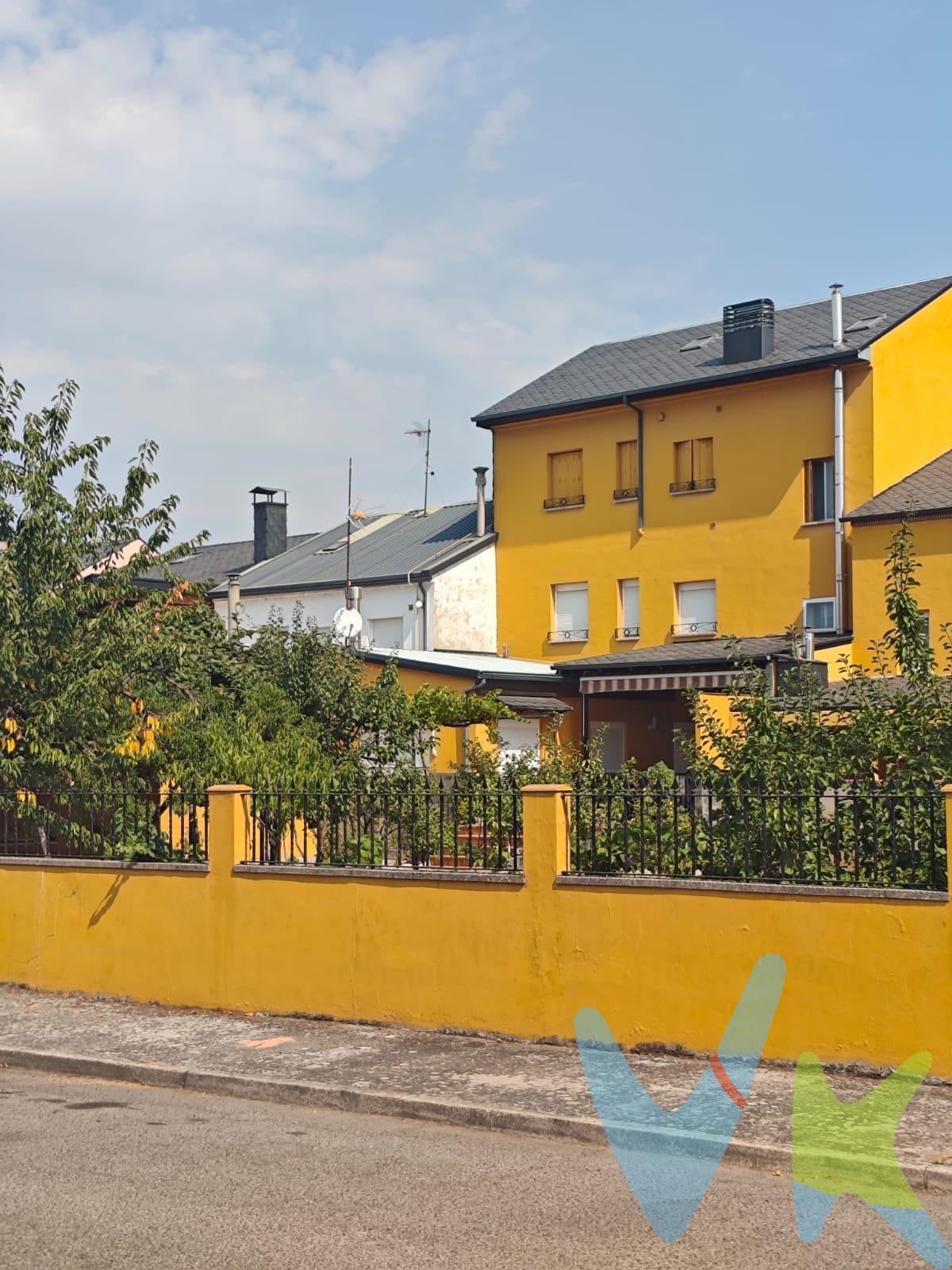 Se vende edificio en una de las mejores zonas de Ponferrada con parcela urbana de 560 m2. Edificio en perfecto estado con el tejado e instalación es reformadas. Planta Baja. tiene entrada independiente con acceso a la parcela. Consta de dos dormitorios, baño y aseo, con cocina independiente, salón con chimenea francesa, ventanas climalit suelos de gres y parquet. Planta 1º piso reformado con ventanas climalit, suelos de gres, dos dormitorios, baño y salón, cocina amueblada. Planta 2, piso de origen en buen estado muy poco uso, suelos de terrazo, calefaccion, tres dormitorios, baño y cocina amueblada. ventanas de aluminio, calefaccion-. Desván, diáfano de estructura de hormigón, tejado nuevo. Para los pisos 1, 2 y desván dispones de entrada independiente. Sotano destinado a almacén y sala de calderas. En la parcela se ha construido una nave diáfana destinada a garaje con entrada por la calle San Blas, además dispone de otra edificación en la que se instalo una cocina de verano. Ideal para familias o inversores en alquileres. 