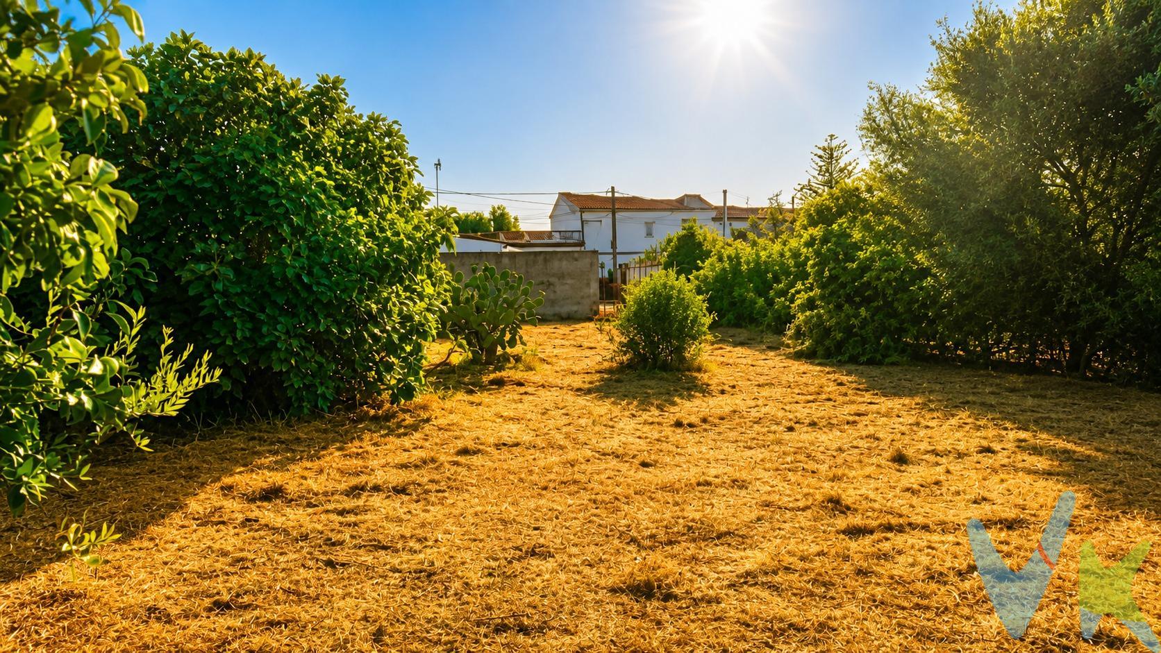🌿 Parcela URBANA Y SEGREGADA vallada en Jardines del Marquesado. Una oportunidad para crear el espacio que siempre has imaginado. En la zona de Jardines del Marquesado, se ofrece esta amplia parcela urbana de aproximadamente 2.300 m², un espacio con encanto, privacidad y muchas posibilidades para hacer realidad tu proyecto. La parcela se encuentra completamente vallada y cuenta con algunos árboles frutales, que aportan un toque natural y agradable a la finca. Un entorno ideal para quienes buscan amplitud, tranquilidad y un lugar donde disfrutar del aire libre. Este puede ser el lugar en el que construir tu nuevo hogar de hasta 150 m², justo a la entrada de Chiclana, con multitud de comercios y servicios a mano y 2 minutos escasos de la salida a la autovía. VEN A CONOCERLA, TE GUSTARÁ!! . En cumplimiento de las obligaciones de información previstas en la Ley 10/2025, de 28 de diciembre, de servicios de atención a la clientela y transparencia, así como en la normativa sectorial vigente, se hace constar que el precio indicado no incluye los gastos e impuestos inherentes a la adquisición, los cuales se desglosan a continuación:. • Impuesto sobre Transmisiones Patrimoniales (ITP): Se aplicará el tipo impositivo vigente en la Comunidad Autónoma de Andalucía (generalmente el 7% , sin perjuicio de tipos reducidos del 3,5% o 6% aplicables según las circunstancias personales del comprador o las características del inmueble). El impuesto se devenga sobre el Valor de Referencia de Catastro o el precio de venta, aquel que resulte superior. • Gastos de Notaría: Los honorarios notariales se calcularán conforme al arancel oficial regulado en el Anexo I, del Real Decreto 1426/1989, de 17 de noviembre, por el que se aprueba el arancel Notarial. (Cálculo aproximado: 1.500 €, de los que la parte vendedora abonará el coste de la Escritura matriz y la parte compradora, las copias). Más información: https://www.boe.es/buscar/act.php?id=BOE-A-1989-28111. • Gastos de Registro: La inscripción en el Registro de la Propiedad se facturará según el arancel oficial establecido en el ANEXO I, del Real Decreto 1427/1989, de 17 de noviembre, por el que se aprueba el arancel Notarial. Más información: https://www.boe.es/eli/es/rd/1989/11/17/1427. • Financiación externa: En el caso de necesitar financiación, sumarán los gastos de la Entidad financiera (Gestoría, tasación, seguros,…). • Honorarios Agencia del Vendedor: incluidos en el PVP. • Honorarios Agencia del comprador: La agencia informa que los honorarios ascenderán a un 4% + IVA, sobre el valor de compra. Para una información exhaustiva sobre el funcionamiento, tipos impositivos y bonificaciones del ITP en Andalucía:. https://www.juntadeandalucia.es/organismos/economiahaciendayfondoseuropeos/areas/tributos-juego/tributos/paginas/impuestos-cedidos-transmisiones.html;. La agencia dispone de documentación e información adicional relativa al inmueble, que podrá ser solicitada por el consumidor. A su vez, disponemos del Documento Informativo Abreviado de la propiedad (Según Decreto 218/2005, del 11 de Octubre) y de Seguro de Caución, para la protección del dinero entregado como señal para la Reserva de una vivienda. La agencia efectúa una labor de intermediación, por lo que las condiciones finales de la compraventa quedas sujetas a la aceptación expresa de la parte vendedora y a la ulterior formalización del contrato.