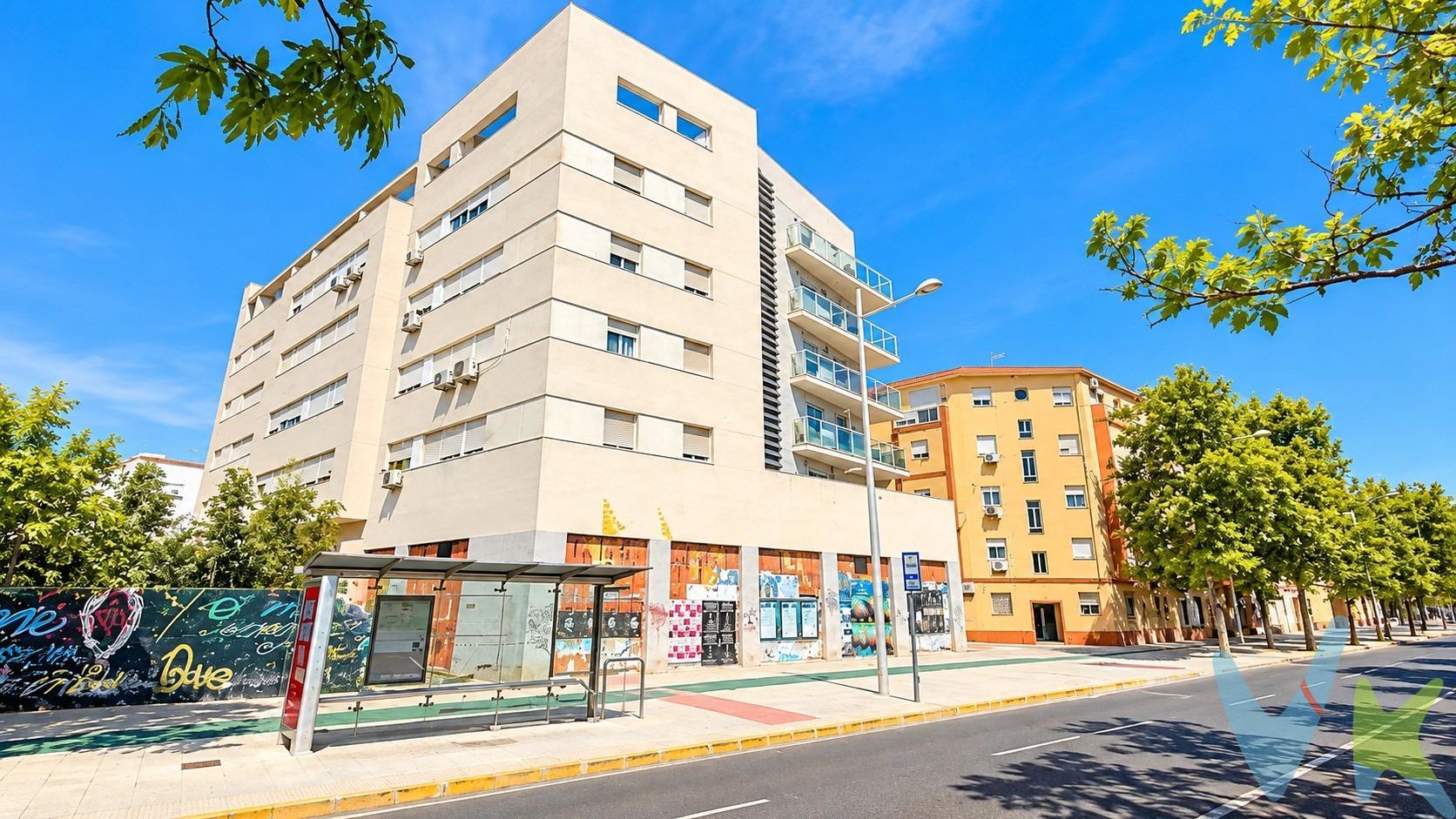 PISO LUMINOSO DE 2 DORMITORIOS CON ASCENSOR EN CÁDIZ. ¿Buscas una vivienda cómoda, luminosa y bien comunicada en Cádiz? Esta puede ser una excelente oportunidad. La vivienda cuenta con dos dormitorios luminosos, amplio salón, cocina amueblada y baño, todo ello en un edificio que dispone de ascensor, aportando comodidad y accesibilidad. Ubicada en la zona de Avenida de la Sanidad Pública, en un entorno consolidado y con todos los servicios necesarios para el día a día: supermercados, comercios, colegios, restauración, transporte público y zonas verdes. Además, se encuentra en una zona con buenas comunicaciones con el resto de la ciudad, próxima a la estación de Segunda Aguada y a espacios como el Parque de los Cinco Continentes. Una vivienda que encaja perfectamente tanto para vivir como para invertir, gracias a su distribución, luminosidad y ubicación. En cumplimiento de las obligaciones de información previstas en la Ley 10/2025, de 28 de diciembre, de servicios de atención a la clientela y transparencia, así como en la normativa sectorial vigente, se hace constar que el precio indicado no incluye los gastos e impuestos inherentes a la adquisición, los cuales se desglosan a continuación:. •	Impuesto sobre Transmisiones Patrimoniales (ITP): Se aplicará el tipo impositivo vigente en la Comunidad Autónoma de Andalucía (generalmente el 7% , sin perjuicio de tipos reducidos del 3,5% o 6% aplicables según las circunstancias personales del comprador o las características del inmueble). El impuesto se devenga sobre el Valor de Referencia de Catastro o el precio de venta, aquel que resulte superior. •	Gastos de Notaría: Los honorarios notariales se calcularán conforme al arancel oficial regulado en el Anexo I, del Real Decreto 1426/1989, de 17 de noviembre, por el que se aprueba el arancel Notarial. (Cálculo aproximado: 1.500 €, de los que la parte vendedora abonará el coste de la Escritura matriz y la parte compradora, las copias). Más información: https://www.boe.es/buscar/act.php?id=BOE-A-1989-28111 . •	Gastos de Registro: La inscripción en el Registro de la Propiedad se facturará según el arancel oficial establecido en el ANEXO I, del Real Decreto 1427/1989, de 17 de noviembre, por el que se aprueba el arancel Notarial. Más información: https://www.boe.es/eli/es/rd/1989/11/17/1427. •	Financiación externa: En el caso de necesitar financiación, sumarán los gastos de la Entidad financiera (Gestoría, tasación, seguros,…) . •	Honorarios Agencia del Vendedor: incluidos en el PVP. •	Honorarios Agencia del comprador: La agencia informa que los honorarios ascenderán a un 4% + IVA, sobre el valor de compra. Para una información exhaustiva sobre el funcionamiento, tipos impositivos y bonificaciones del ITP en Andalucía:. https://www.juntadeandalucia.es/organismos/economiahaciendayfondoseuropeos/areas/tributos-juego/tributos/paginas/impuestos-cedidos-transmisiones.html;. La agencia dispone de documentación e información adicional relativa al inmueble, que podrá ser solicitada por el consumidor. A su vez, disponemos del Documento Informativo Abreviado de la propiedad (Según Decreto 218/2005, del 11 de Octubre) y de Seguro de Caución, para la protección del dinero entregado como señal para la Reserva de una vivienda. La agencia efectúa una labor de intermediaria.