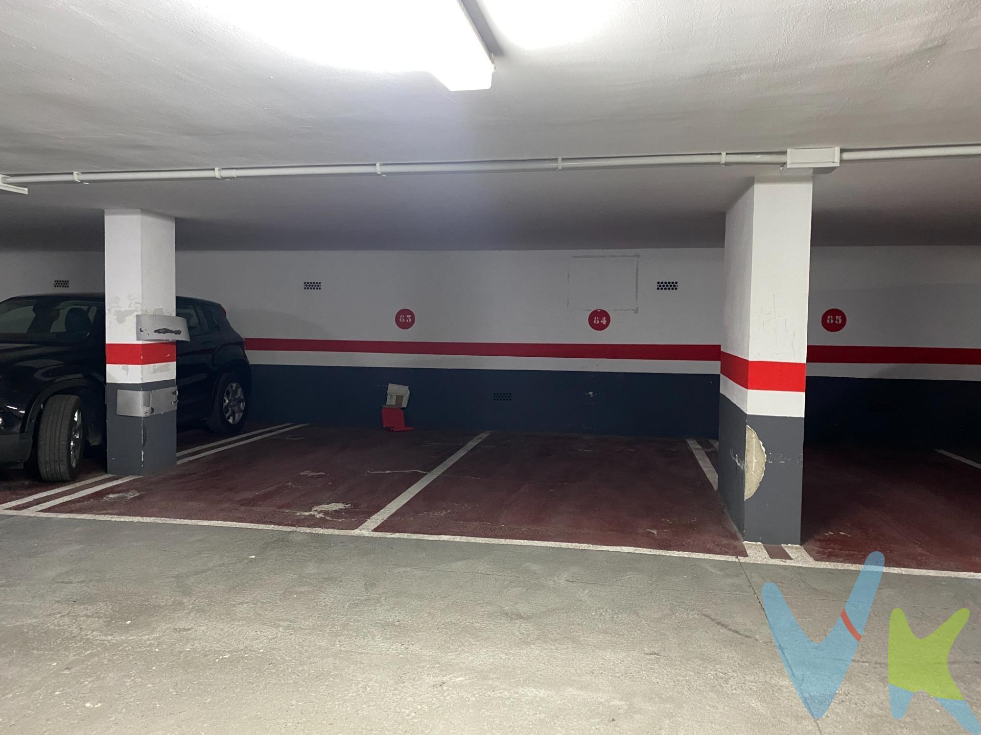 ¡Oportunidad! Plaza de Garaje en VENTA en el centro de ciudad, ubicada en la C/Colón nº 34, zona con alta demanda de plazas de aparcamiento. Está situada en un edificio construido en 1992 con vigilancia 24 horas. Es una plaza de 28 m2 para coche grande, dimensiones: 2,30x4,50 m de muy fácil acceso, cómoda, con rampas amplias de entrada y salida, puerta automática, puerta auxiliar de acceso directo a la calle y buen espacio para maniobras. Se encuentra en el segundo sótano. Aprovecha esta oportunidad de tener un espacio seguro y céntrico para tu vehículo. En el precio de venta al público de esta propiedad NO se incluyen los gastos de adquisición (Notario, registro, gestión, honorarios de inmobiliaria…). Por mandato expreso del propietario, comercializamos este inmueble en exclusiva, lo que le garantiza el acceso a toda la información, a un servicio de calidad, un trato fácil, sencillo y sin interferencias de terceros. Por este motivo, se ruega no molestar al propietario o a los vecinos. Muchas gracias por su comprensión. Si usted es agente inmobiliario y tiene un cliente para este inmueble, llámenos porque estaremos encantados de colaborar. La descripción del presente inmueble e imágenes tienen mero carácter informativo y en ningún caso carácter contractual, pudiendo ser modificados por la inmobiliaria comercializadora sin que ello implique responsabilidad alguna frente a terceros. En el precio de venta a público, esta propiedad NO incluye los gastos de adquisición (Notario, registro, gestión, honorarios, etc…). 